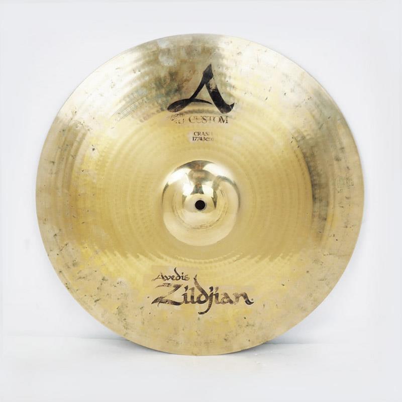楽器種別：ユーズドZildjian/A Custom 商品一覧＞＞Zildjian/ユーズド 商品一覧＞＞ドラム【15，000円〜40，000円】 商品一覧＞＞シンバル/クラッシュ/Zildjian 商品一覧＞＞安心してお買い物頂けるよう、スネアもシンバルも丁寧梱包でお届けします！Zildjian USED 中古 A Custom Crash 17 [NAZLC17C]商品説明【ジルジャン Aカスタムクラッシュ17インチの中古品が入荷！】-A Custom-アーティストとのコラボレーションにより新たなハンマリングテクノロジーを開発し、A Zildjianがさらにスムーズでスウィート、かつ知的な音色へと進化。レコーディングからライブまで多様なシーンに対応するモダンサウンドが定評。＜Crash＞素早く立ち上がり、高音から低音までバランスの取れた自然な響き持つクラッシュ。サイズ：17ウェイト：Thin※中古品のためキズや汚れ等使用感がございます。予めご了承くださいませ。イケベカテゴリ_ドラム_シンバル_クラッシュ_Zildjian_A Custom_ユーズド SW_Zildjian_ユーズド JAN:2500190039517 登録日:2025/10/20 シンバル ジルジャン Aカスタム