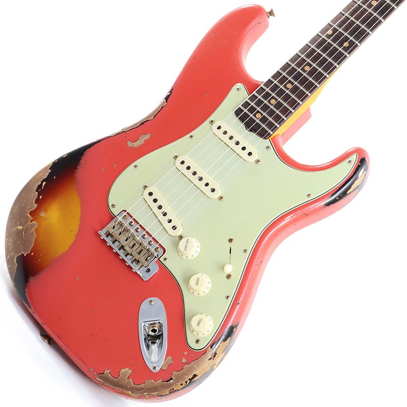 楽器種別：新品エレキギター/Fender Custom Shop 商品一覧＞＞エレキギター/Fender Custom Shop/Custom Built Stratocaster 商品一覧＞＞エレキギター【670，000円〜1，255，000円】 商品一覧＞＞当店のギターは、出荷前に専門スタッフが検品・調整しているので安心です！Fender Custom Shop 2023 Collection Time Machine 1960 Stratocaster Heavy Relic Aged Fiesta Red over 3-Tone Sunburst【SN.CZ572347】【IKEBE Order Model】商品説明2023年コレクションモデルのカラーオーダーモデル！！人気スラブローズ指板採用期の「1960 Stratocaster」！！こちらの一本は、ローズ指板採用の1960年ストラトキャスターをベースに製作された一本！！木材選定専門スタッフがFender Custom Shop製品用に厳選したアルダーボディを採用。ボディ同様に厳選されたネック材には、クウォーターソン(柾目)・メイプルを使用。指板Rは9.5R、フレットにはジャンボサイズを使用したスラブ・ローズウッド指板。ボディ＆ネックフィニッシュはビンテージ同様にオールラッカー・フィニッシュ。ヘヴィ・レリック仕上げは、規則感の無いウェザーチェックに激しい塗装剥げを再現した仕上がり。ネック裏は1F〜11F周辺まで大きく剥がされており、木肌の質感が滑りの良い弾き心地。塗装が残っている箇所は、飴色にクリアコートが色ヤケした貫禄あるルックス。所々に汚れが入れられている事で使い込まれた質感を再現。ネックグリップは60年代前期のモデルに多く採用される「60 Style Oval C」シェイプ仕上げ。ローポジションは薄く、ハイポジションに向かって太くなるグリップですが、こちらの一本はハイポジションまでスリムな触り心地です。ハードウェアには、PAT.PEND.刻印サドルを採用したシンクロナイズド・トレモロ、マシンヘッドはビンテージタイプのクルーソンペグを装備。ボルトオン構造によるクリアな生鳴りが特徴のフェンダーの中でも一線を超えるカスタムショップの生鳴りは、アンプから出力された際の空気感とサウンドの厚みが別次元。更には、レリック仕上げによって得られる響きが、1コード弾くだけでボディ＆ネックのバイブレーションを充分に体感できるほど。その圧倒的な生鳴りは、アンプで出力せずとも何時までも弾いていられるほど心地良く、また弾き応えのあるカスタムショップでしか味わえないクオリティ。その素晴らしい鳴りを再生するピックアップは、全てハンドワウンド・ピックアップを採用。通常の機械巻に比べ、倍音豊かでアコースティックな空気感がアンプから出力される印象。こちらのモデルは、太くドライなトーンが特徴のテキサススペシャル(アルニコ5/エナメルワイヤー)を採用。アルダー/ローズのウッドマテリアルにテキサススペシャル・ピックアップを搭載することで、ミッドレンジにピークのあるコシのあるサウンド。ネック＆ミドルはローミッドが豊かとなっており、ブリッジポジションでは無駄なローを感じない塊のようなトーン。ミドル・ピックアップは逆巻逆磁極になっているので、ミックス(ハーフ)・トーン時にハムバッキングと同様のハムキャンセル効果を得られます。ノイズが気になる際に、ミックスポジションにスイッチを入れることでノイズが減るので、ライブ中やレコーディングで上手く活用できるでしょう。搭載ピックアップはキャリブレーションされた組み合わせとなっております。コントロールはVINTAGE MODIFIED STRAT#2を採用。ボリュームコントロールには、セラミックコンデンサーと抵抗を組み合わせたハイパスコンデンサーをベースにしたBLEEDカスタムが施されており、トーンコントロールはそれぞれのポジションにマッチしたFENDERペーパーワックスコンデンサーを使用。BLEEDカスタムにより、ボリュームを絞っても中高音域を維持した状態でボリュームを絞ることが可能となっています。フルボリュームでリードトーンにサウンドメイクし、70%前後でバッキングトーン、50%以下でクリーン/クランチと言ったゲインコントロールとして役立つボリューム・コントロールとなっています。一般的なハイパスコンデンサーに比べ、中域が残る感じで細くなりすぎないトーン。トーンコントロールのコンデンサーは、ネック＆ミドルトーンとブリッジトーンの各ポジションに適正なコンデンサー数値を選択する事で、全体のトーンバランスが取れている上、トーンカットした際のサウンドも魅力。貫禄のあるルックスに反して、モダンにカスタマイズされた即戦力仕様の一本をお見逃しなく！！☆Fender Custom Shopとはフェンダー社が仕入れた木材の中から厳選されたマテリアルを用い、昔ながらのハンドクラフトと高い製作技術でフェンダー・ブランドにおける最上級のギターを製作するために1987年に設立されたセクション。長い歴史を誇るフェンダー社の伝統と技術を受け継いでいるセクションであり、マスタービルダーシリーズのような世界に1本しか存在しないモデルを始めとし、限られたスタッフにより組み上げられたカスタムショップならではのラインナップはまさに最上級であり最高級。製作に使用される道具の数々は、1950〜1960年代当時に使用されていたジグ等を使用。フェンダーギターのノウハウを熟知したスタッフ達の拘りによって生み出される楽器は、弾き手を満足させる極上のクオリティとサウンドを誇り、生涯付きあうことのできる頼もしい相棒となることでしょう。■専用ハードケース、認定書他付属商品詳細■SPECBody : Select 2PC AlderNeck : QTR sawn Maple， 60 Style Oval C-Shape，Fingerboard : Rosewood(Slab)， 9.5RadiusFrets : 21F ，Jumbo #6100 FretsTuners : VintagePU : Custom Shop Hand Wound Texas Special with Middle PU RWRPPickguard : 3-Ply Mint GreenSW : 5-WayControls : Vintage Mod. #2Bridge : Custom Shop Vintage Synch-TremoloFinish : Nitrocellulose Lacquerイケベカテゴリ_ギター_エレキギター_Fender Custom Shop_Custom Built Stratocaster_新品 JAN:0717669652418 登録日:2023/06/29 エレキギター フェンダー ふぇんだー フェンダーカスタムショップ ストラト ストラトキャスター