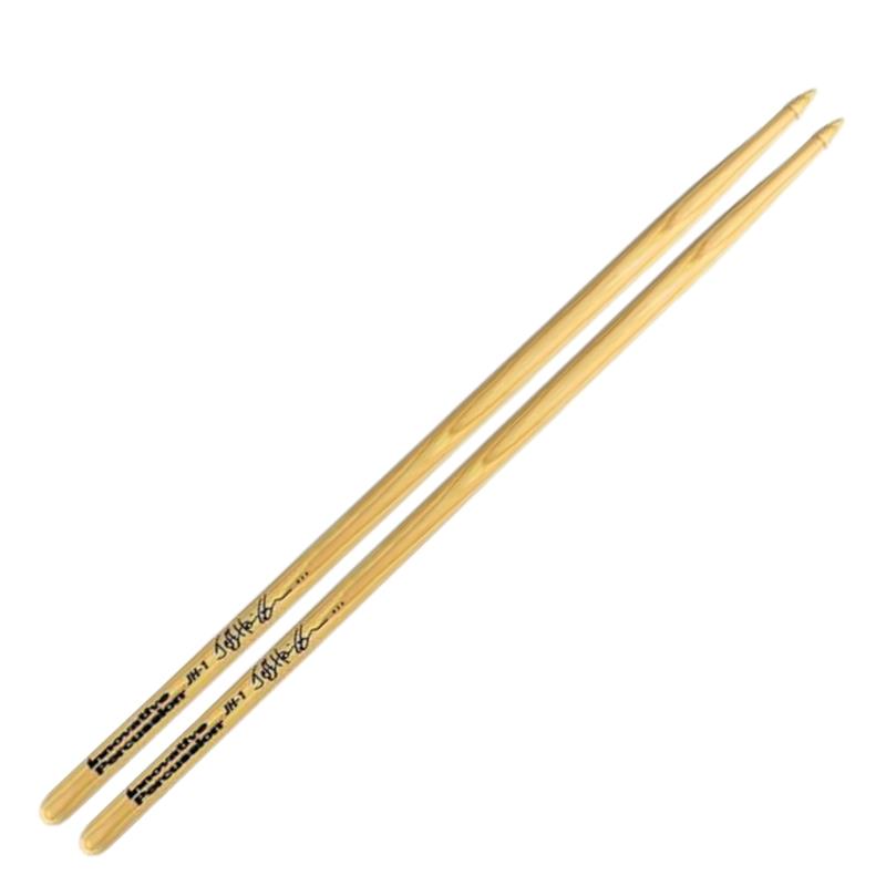 楽器種別：新品Innovative Percussion/新品 商品一覧＞＞ドラム【〜5，000円】 商品一覧＞＞スティック/Innovative Percussion 商品一覧＞＞安心してお買い物頂けるよう、スネアもシンバルも丁寧梱包でお届けします！Innovative Percussion JH-1 [Signature Series / JEFF HAMILTON Model]商品説明＜Innovative Percussion＞1993年に創設した音楽の町ナッシュビルに本拠を置くイノベイティブ・パーカッションはドラムスティックのみならず、マーチング・スティックなど幅広いジャンルのプレーヤーに認知され急成長を遂げているブランドです。最高レベルの品質はパーカッション教育に深いルーツを持ち、多くのドラマーやパーカッショニストと契約を結び、革新的なアイデアの実現等、強力なパートナーシップを得て意欲的な活動を行ってきました。イノベイティブ・パーカッションは「持つ」という人間の原点から製品デザインを考え、グリップの太さ、テーパーの角度、重量バランス等あらゆる角度から研究を重ねた他、厳選した良質の木材、精度の高いペアリングにこだわり、お客様にお届けいたします。＜Signature Series＞ジャズ、ロック、ラテン等幅広いジャンルのアーティスト達とコラボレーションをしたシグネチャーシリーズ。オリジナリティー溢れる独特のチップデザインを始めアーティストのこだわりを詰め込んだシリーズ。＜スペック＞モデル：JH-1 / JEFF HAMILTON Model材質：Heartwood Hickory直径：12.7mm全長：403mmイケベカテゴリ_ドラム_スティック_Innovative Percussion_新品 SW_Innovative Percussion_新品 JAN:0819148009604 登録日:2025/05/13 スティック ドラムスティック イノベーティブ イノベーティヴ