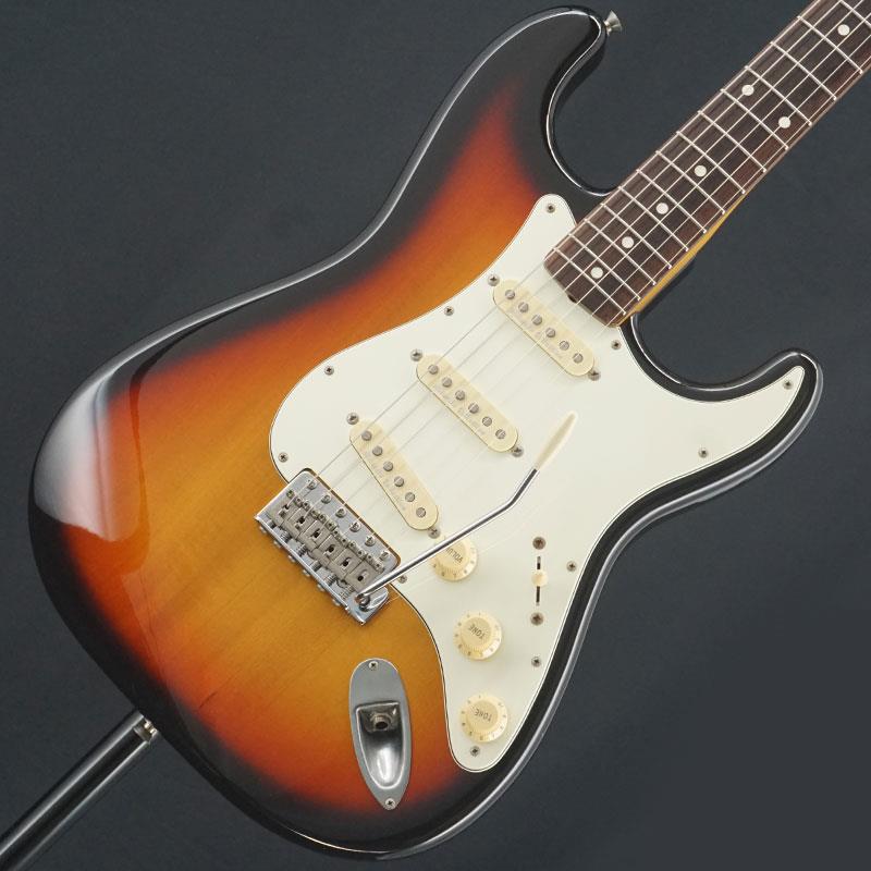 楽器種別：ユーズドFender Japan/ユーズド 商品一覧＞＞エレキギター【60，000円〜120，000円】 商品一覧＞＞STタイプ/Fender Japan 商品一覧＞＞当店のギターは、出荷前に専門スタッフが検品・調整しているので安心です！Fender Japan USED 中古 ST62-66DMC(3 Tone Sunburst)［SN.T007622］ フェンダージャパン商品説明ディマジオ・コレクションのピックアップを搭載した Fender Japan、ヴィンテージデラックスシリーズのストラトキャスター中古品が入荷しました。本機はバスウッドボディにローズウッド指板のネックを組み合わせ、ディマジオ直系の「Full Range Impact」ピックアップを搭載した一本です。搭載されている Full Range Impact DCS-3 は、ストラトに馴染むヴィンテージライクな外観とニュアンスを持ちながら、各ポジションに合わせたコイルアレンジによりワイドレンジでバランスの良いサウンドと高出力を実現した高品質なピックアップです。木材とピックアップの組み合わせから生まれるサウンドは程よく枯れた質感を持ち、歪みとの相性も良好で、心地よいトーンを奏でてくれます。コンディション面では、スレ傷・弾き傷・打痕、プラパーツの色やけ、ハードウェアのくすみやサビがございます。しかし年式を考慮すると全体的に比較的綺麗な状態を保っています。フレットは約7割の高さを残しており、ネックコンディション、トラスロッド、電装系ともに演奏上の問題はありません。まだまだ末永くご使用いただける一本です！ぜひこの機会にご検討ください！2007〜2008年製Fenderソフトケース付属(ファスナー金具一部破損あり)Weight≒3.70kg商品詳細Body:BasswoodNeck:Maple， Oval typeFingerboard:RosewoodConstruction:Bolt-OnFret:21Nut:BoneNut width:42.25mm(実測)Radius:7.25RScale:648mmControl: 1Volume/ 2Tone/ 5waySWPickups:DiMarzio Collection Full Range Impact DCS-3Machine head:Gotoh Kluson TypeBridge:Diecast Block S5D Vintageイケベカテゴリ_エレキギター_STタイプ_Fender Japan_ユーズド SW_Fender Japan_ユーズド JAN:2500010850377 登録日:2026/03/22 エレキギター フェンダー ふぇんだー フェンジャパ