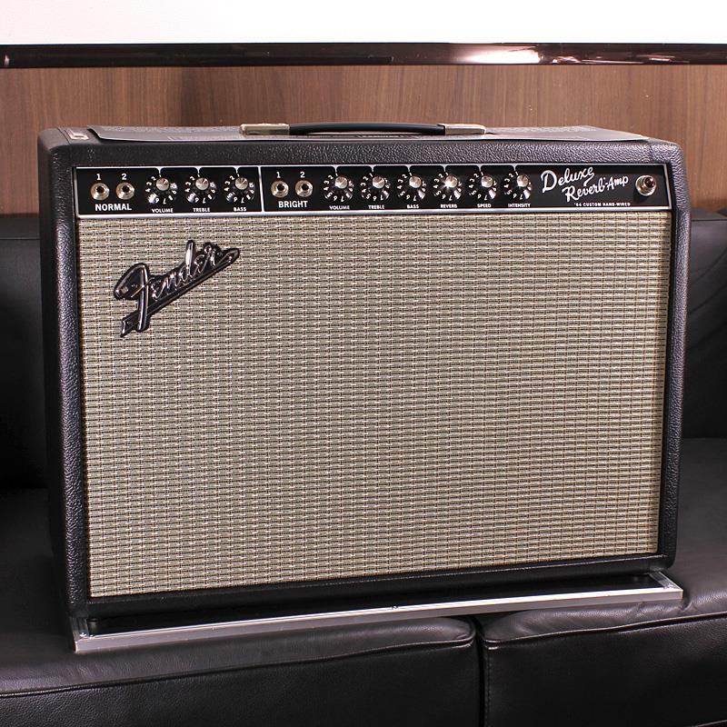 楽器種別：新品Fender USA/Custom Series 商品一覧＞＞Fender USA/新品 商品一覧＞＞ギターアンプ・ベースアンプ【360，000円〜680，000円】 商品一覧＞＞ギターアンプ/コンボ/チューブ/Fender USA 商品一覧＞＞安心してお買い物頂けるよう、ミニアンプもコンボアンプも丁寧梱包でお届けします！Fender USA ‘64 Custom Deluxe Reverb商品説明60年代中期のDeluxe Reverbは、数え切れないほどのヒット作のレコーディングに使用され、これまでに製造された最も必要不可欠なギターアンプの一つとなりました。その伝統的で素晴らしいビンテージスタイルトーンは、エフェクターとも相性の良い「’64 Custom Deluxe Reverb」として受け継がれました。レスポンスを高めるためのオールチューブ、オールハンドワイヤードのAB763回路を採用し、クリスタルのように澄んだトーンを実現できるのがフェンダーのアンプだけであることを証明してくれます。オリジナルのフェンダーブラックフェイスアンプのスペックにのっとって、フェンダーは本アンプに、当時のアストロンキャパシタを模範した20Wのピュアビンテージ・ブルートーンキャパシタ、軽量でありながら高いレゾナンス性を誇るソリッドパインキャピネットに12インチのJensen C12Qセラミックスピーカーを採用しています。・ハンドワイヤードAB763回路、Bright/Normalの2チャンネル仕様、オリジナルモデルに採用されていたアストロンキャパシタを模範したビンテージ・ブルートーンキャパシタを搭載・真空管駆動のスプリングリバーブとトレモロエフェクト搭載、Bright/Normalの両チャンネルで使用可能・4 x 12AX7 + 2 x 12AT7プリ管、5AR4/GZ34レクチファイア管、ペアマッチングされた6V6パワー管・20 W出力パワー、12インチJensen C-12Qスピーカー搭載・重厚感ある黒のカバーとシルバーグリルを採用したソリッドパイン・スピーカーキャビネット・フットスイッチ／アンプカバー付属商品詳細・Cabinet: Lightweight Pine・Wattage：20 Watts・Tubes: 2 x 6V6 Power ， 3 x 12AX7， 2 x 12AT7 Preamp ， 1 x 5AR4 Rectifier・ControlsNormal Channel: Volume， Treble， BassBright Channel: Volume， Treble， Bass， Reverb， Vibrato: Speed， Intensity・Speaker: 1 x 12inch Jensen C12Q・Size：61.5cm x 44.5cm x 23.5cm・Weight：18kgイケベカテゴリ_ギターアンプ・ベースアンプ_ギターアンプ_コンボ_チューブ_Fender USA_Custom Series_新品 SW_Fender USA_新品 JAN:0885978756575 登録日:2026/06/24 ギターアンプ フェンダー ふぇんだー