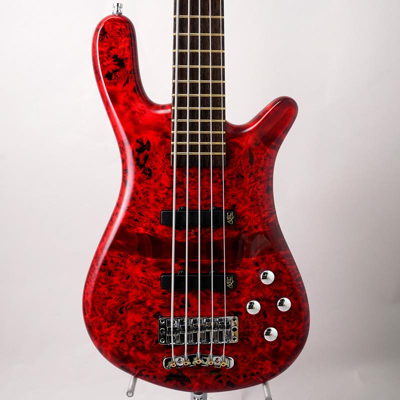楽器種別：新品Warwick/Streamer 商品一覧＞＞Warwick/新品 商品一覧＞＞ベース【440，000円〜825，000円】 商品一覧＞＞エレキベース/小型ボディ・多フレット/Warwick 商品一覧＞＞当店のベースは、出荷前に専門スタッフが検品・調整しているので安心です！Warwick Pro Series Streamer LX 5st Birdseye Poplar Top (Dark Bleached Red TP HP) [Ikebe 50th Anniversary Special Edition] #013988商品説明【イケベ楽器店創業50周年モデル】イケベスタッフがドイツ工場にて木材をセレクト＆オーダーした「バーズアイポプラ」トップのスペシャルエディション！Warwick× イケベの長年の信頼関係を元に、50周年特別企画として実現したスペシャルエディションモデル。国内初のショップオーダーによるプロシリーズ（ドイツ製）モデルとなります。Warwickの礎を築いた代表格モデルを網羅する、ドイツ製レギュラーシリーズであるプロシリーズ。通常はカスタムスペックは受注不可の本シリーズですが、ドイツ本国での直接のディスカッション/材選定、そしてなによりもハンス・ピーター会長/二コラ新社長を含む現地スタッフ＆国内代理店との長年の強いパートナーシップから実現した、「レギュラー価格帯でありながら、ショップオーダーらしい個性を活かしたスペック」を持ったイケベ渾身のモデルです。ベーシックとしたのは、ブランドの代表格ストリーマーシリーズのスタイルはそのままに、ボルトオン仕様とすることによりコストパフォーマンスに長けたモデルとなるLX。ラウンドした小ぶりなボディにより、奏法を問わず高い演奏性を誇る人気モデルです。オヴァンコール/ウエンジという代名詞ともいえるエキゾチックウッドを採用した硬質なネックに、MECピックアップ、ヘヴィー＆タイトなセパレートブリッジ、効きの良い2バンドEQ等、ハイミッドのアタックが効いたワーウィックらしい良い意味でのクセの部分と、ライブ/REC問わず対応可能な扱いやすさを共存させた定番スペックを採用。そして何よりも強い個性を放つのはボディからくるそのルックス。生き物のような蠢くコブを持つ「バーズアイポプラ」をボディトップに、またその木目を最大限活かすマッチングを過去の膨大なアーカイブからセレクトした、カタログ外の重厚なカラーリングを採用しました。通常モデルにはない個性的なルックスに仕上げつつも、従来のクオリティはそのまま（むしろ限定生産の為か、気合の入った作りが感じとれます）で、Warwickならではの個性溢れるサウンドをお楽しみ頂けます。もちろん重量、木目、質感など、ドイツ現地工場にて膨大な木材ストックの中からイケベスタッフが1枚1枚丁寧にセレクトいたしました。ボディ材によるルックス面での個体のオリジナリティも非常に強く、シリーズ生産ながら「世界に1本のベース」を強く感じて頂ける仕様に仕上がっています。かねてからのWarwickとの強い信頼関係と、イケベ50周年という特別な機会により実現したスペシャルモデル、是非ご体感ください。商品詳細Machineheads : Warwick Machine HeadsNut : Just-A-Nut III TedurNeck Wood : Ovangkol neckFretboard : Wenge fingerboardFluorescent Side Dot : Fluorescent Side DotsFingerboard Radius : 26 (660 mm)Scale length : 34 / 864 mm (long scale)Width Nut : 45，0 mm / 1.8Width 12th fret : 60，8 mm / 2.4Width 24th fret : 69，11 mm / 2.7Fret quantity material and size : 24 Jumbo Bronze (extra hard) Frets (Width: 2.9 mm / Height: 1.3 mm)Frets : IFT - Invisible Fretwork TechnologyBody Shape : Curved Body ShapeBodywood (Topwood / Backwood) : Hand Selected Birdseye Poplar / Alder backPickups : Active MEC pickups J/JElectronic : Active MEC 2-way electronicsPot layout : Volume (P/P) / balance / bass / trebleBridge system : Warwick 2-piece solid brass 3D bridgeStrap system : Warwick Security LocksConstruction : Bolt-OnHardware colour : ChromeColor : Dark Bleached Red Transparent High Polisギグケース付属イケベカテゴリ_ベース_エレキベース_小型ボディ・多フレット_Warwick_Streamer_新品 SW_Warwick_新品 JAN:4033685542790 登録日:2026/05/05 エレキベース ワーウィック ストリーマー