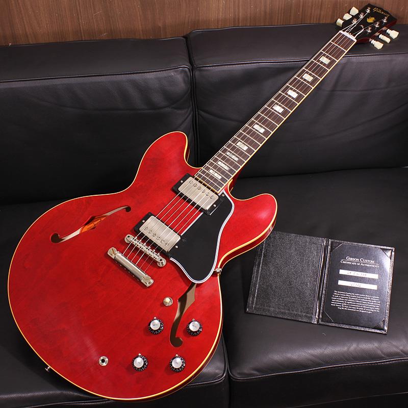 楽器種別：新品Gibson/Custom Shop 商品一覧＞＞Gibson/新品 商品一覧＞＞エレキギター【515，000円〜965，000円】 商品一覧＞＞セミアコ/Gibson 商品一覧＞＞当店のギターは、出荷前に専門スタッフが検品・調整しているので安心です！Gibson 1964 ES-335 Reissue VOS Sixties Cherry SN. 160326商品説明造り込みの良さで大好評のナッシュビルメイドのES-335が入荷致しました！こちらは、薄めのネックや、スモール・ブロックインレイ、小さいピックガード、ウィンドウの開いたセンターブロックが特徴とされる64年式モデル！ギブソンカスタムショップの熟練した職人が貴重なヴィンテージ機をもとに更に深堀りして製作している最新Historicラインナップ！ボディのホーンカッタウェイが細身に、ボディ厚は41mm程の構造を採用しすっきりとしながらもふくよかな鳴りを実現。以前のヒストリックモデルよりも薄く再設計されたボディ厚はより体にフィットしてくれますので、楽器の呼吸を存分に感じながらストレス無く演奏を楽しめます。この楽器との一体感が味わえる充実のクォリティがカスタムショップによるリイシューモデルの醍醐味と言えると思います。ネックグリップは薄すぎず程好くグリップ感が楽しめる64モデルならではのスペックを採用。59モデルと61モデルの中間程度の厚みのイメージで、プレイヤーを選ばないスムーズな握り心地とダブルカッタウェイならではのハイポジションの演奏性の高さも魅力となっております。ルックスのイメージ通りホットなブルーズサウンドや、強めの歪みを掛けても輪郭を失わないためロックバンドのギターヴォーカルの方が歌いながらコードを掻き鳴らすにのにも素晴らしいマッチングを見せてくれるでしょう。重量およそ3.45kgと抱えやすい軽量なウェイトで構えた際のバランスも良く、そしてセミアコースティックギターのホロウ感をより自然に引き出しているように感じられます。かつてはセッションギターリストの必需品とも言われたGibsonセミアコースティックの優良万能モデルです！ぜひこの機会に憧れのCustom Shop製ES-335をご検討下さい！Serial No. 160326Weight≒3.45kgブラックハードケース、認定証 付属商品詳細Body Wood: 3-Ply Maple/Poplar/Maple ， Solid Maple Centerblock(w/Window)Neck: Solid MahoganyNeck Profile: Authentic '64 Medium C-ShapeFingerboard: Indian RosewoodFrets: Authentic Medium-Jumbo 22FretsPickups: Underwound Custombucker Alnico III (Unpotted)Controls: 2 Volume 、2 Tone 、3-way SwitchBridge / Tailpiece: ABR-1 Non Wire(Brass Saddles)/ Lightweight Tailpiece w/Long StudTuners: Kluson Single Line， Double RingHardware color: Nickel， Murphy Lab Light Agedイケベカテゴリ_エレキギター_セミアコ_Gibson_Custom Shop_新品 SW_Gibson_新品 JAN:4580568412539 登録日:2026/05/31 エレキギター ギブソン カスタムショップ
