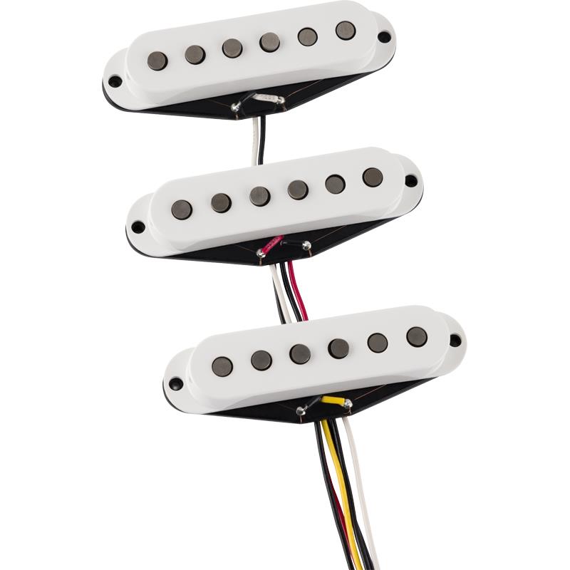 楽器種別：新品Fender USA/新品 商品一覧＞＞楽器アクセサリ【10，000円〜25，000円】 商品一覧＞＞ピックアップ/エレキギター用ピックアップ/Fender USA 商品一覧＞＞品揃え豊富な当店なら弦、パーツ、ケーブルなどのアクセサリーがまとめて揃います！Fender USA TEX-MEX HOT STRATOCASTER PICKUPS SET (#0992418000)商品説明Tex-Mex Stratピックアップのクラシックな煌めきと切れ味を継承しながら、さらに巻き数を増やすことでサウンドに程よい出力を加えたオーバーワウンド仕様のピックアップセットです。わずかに巻き数を増やすことで、出力が向上し、ミッドレンジにさらなるパンチが加わり、バイト感を強化します。Tex-Mexピックアップのクリアなトーンは健在です。アンプをオーバードライブさせたい時にも最適で、ストラトキャスターならではの華やかさをしっかりと残したサウンドを提供します。■特徴アルニコ5マグネットによりフォーカスとダイナミクスが向上巻き数を増やすことでサウンドに程よい力強さを加えたオーバーワウンド仕様逆巻(逆相)のミドルピックアップよるハムノイズの除去D弦とG弦のマグネットを高く配置したスタッガードポールピースによる弦間バランス最適化と音の分離感向上ビニールコーティングされたアウトプットワイヤーとプラスチックボビン取り付け用ハードウェア付属マグネットタイプ　Alnico 5DC抵抗　Neck / Middle: 7.15K、Bridge: 8.02Kイケベカテゴリ_楽器アクセサリ_ピックアップ_エレキギター用ピックアップ_Fender USA_新品 SW_Fender USA_新品 JAN:0197955139036 登録日:2026/03/11 ピックアップ フェンダー ふぇんだー