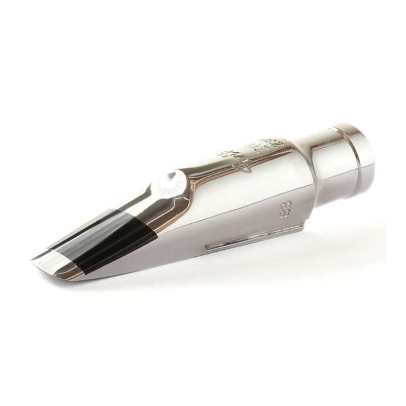 楽器種別：新品Gottsu/新品 商品一覧＞＞管楽器・吹奏楽器【40，000円〜75，000円】 商品一覧＞＞サックス用アクセサリ/マウスピース/アルトサックス用/Gottsu 商品一覧＞＞サックス買うなら、当店で！専門のスタッフが丁寧に検品・調整しているので安心です！Gottsu 【オープニング：63】ゴッツ アルトサックス用マウスピース Metal HL 2024商品説明Metal HL2024は、フュージョンという音楽ジャンルにおいて、特に高い評価を得ているマウスピースです。『錫合金素材の採用』エボナイトのような響き: エボナイトは伝統的なマウスピース素材で、温かみのある豊かな響きが特徴です。Metal HL2024は、錫合金という素材を採用することで、エボナイトのような自然な響きを再現しつつ、金属ならではの輝きや立ち上がりの良さも併せ持っています。倍音の豊かさ: 錫合金は、倍音を豊かに響かせる特性を持っています。そのため、Metal HL2024は、単音だけでなく、コードやフレーズを演奏した際にも、豊かなハーモニーを生み出すことができます。『ハイバッフルデザイン』エッジの立ったサウンド: ハイバッフルデザインは、マウスピースのチャンバー（空洞部分）を深くし、バッフル（内壁）を高くすることで、音に芯と輪郭を与えます。Metal HL2024は、このハイバッフルデザインをさらに進化させ、エッジの立ったパワフルなサウンドを実現しています。切れのある演奏: エッジの立ったサウンドは、特にスピーディーなソロやアドリブ演奏において、クリアで切れのある表現を可能にします。『Gottsu特許のスライド式リガチャー』ダイレクトな響き: スライド式リガチャーは、リードの振動を直接マウスピースに伝達することで、よりダイレクトな響きを生み出します。これにより、プレイヤーの意図を忠実に表現することが可能になります。『音色の特徴』太く明るいサウンド: Metal HL2024は、太くパワフルなサウンドでありながら、同時に明るくクリアな音色も持ち合わせています。そのため、様々な音楽ジャンルに対応できる汎用性の高いマウスピースと言えます。高音域の伸び: 高音域でも音が痩せることなく、クリアで伸びやかなサウンドを奏でることができます。『演奏スタイル』フュージョン: フュージョン特有の力強いサウンドと、複雑なコードワークに対応できるため、フュージョンプレイヤーに特に人気があります。ジャズのアドリブソロや、ビッグバンドでの演奏にも適しています。ポップス: クリアで明るい音色のため、ポップスやロックなど、様々なジャンルの演奏にも活用できます。『Metal HL2024を選ぶ際のポイント』ハイバッフルマウスピースの経験: ハイバッフルマウスピースは、一般的なマウスピースに比べて、吹き応えが強く、コントロールにコツが必要です。ハイバッフルマウスピースの経験が無いプレイヤーの方でも、Metal HL2024の性能を最大限に引き出すことができるでしょう。Metal HL2024は、太く明るいサウンドでありながら、錫の柔らかく倍音豊かな音色を兼ね備えた、高い演奏性と表現力を持つ、魅力的なマウスピースです。ご自身の演奏スタイルや楽器との相性などを考慮しながら、ぜひ一度試奏してみてはいかがでしょうか。-----テーブルが曲がっている。レールが左右非対称。つくりが荒い。通常では考えられないのですが、 アーティストをはじめ、多くの人々の心を掴んでやまない伝説のマウスピースがあります。じゃじゃ馬みたいで初心者では少し手に負えないマウスピースですが、 その暴れ具合をコントロール出来るととてもすばらしい音色のとりこになります。 このマウスピースの本当の本質は、エッジが立つブライトなマウスピースの印象が強いと思いますが、実はダークな部分も兼ね備えており、とても魅力的なマウスピースなのです。そんなマウスピースを目指したのがMetal HL 2024。..後藤将彦..商品詳細■アルトオープニングラインナップ「63」(1.6mm)…セルマーC*とC**中間相当0「67」(1.7mm)…セルマーC**とD中間、メイヤー4強相当「71」(1.80mm)…メイヤー5、セルマーDとEの間、デュコフD5相当「75」(1.90mm)…メイヤー6、セルマーEとFの間、デュコフD6相当「79」(2.00mm)…メイヤー6と7の間、セルマーF強、デュコフD7相当「83」(2.10mm)…メイヤー7、セルマーG、バンドレンA35、デュコフD7とD8の間相当「87」(2.20mm)…メイヤー8、バンドレンA45、デュコフD8相当（あくまで目安とお考え下さい）■素材：本体/錫合金、バイトプレート/エボナイト■付属品：プラスチックケース、巾着、スライドリガチャー、キャップ※ハンドメイドのため細かな擦り傷等が見られる場合がございます。　また、付属品の仕様等が予告なる変更となる場合がございます。予めご了承くださいませ。※在庫状況により納期を頂戴する場合がございます。お急ぎの場合は事前に納期をご確認下さい。イケベカテゴリ_管楽器・吹奏楽器_サックス用アクセサリ_マウスピース_アルトサックス用_Gottsu_新品 SW_Gottsu_新品 登録日:2026/05/31 マウスピース ゴッツ