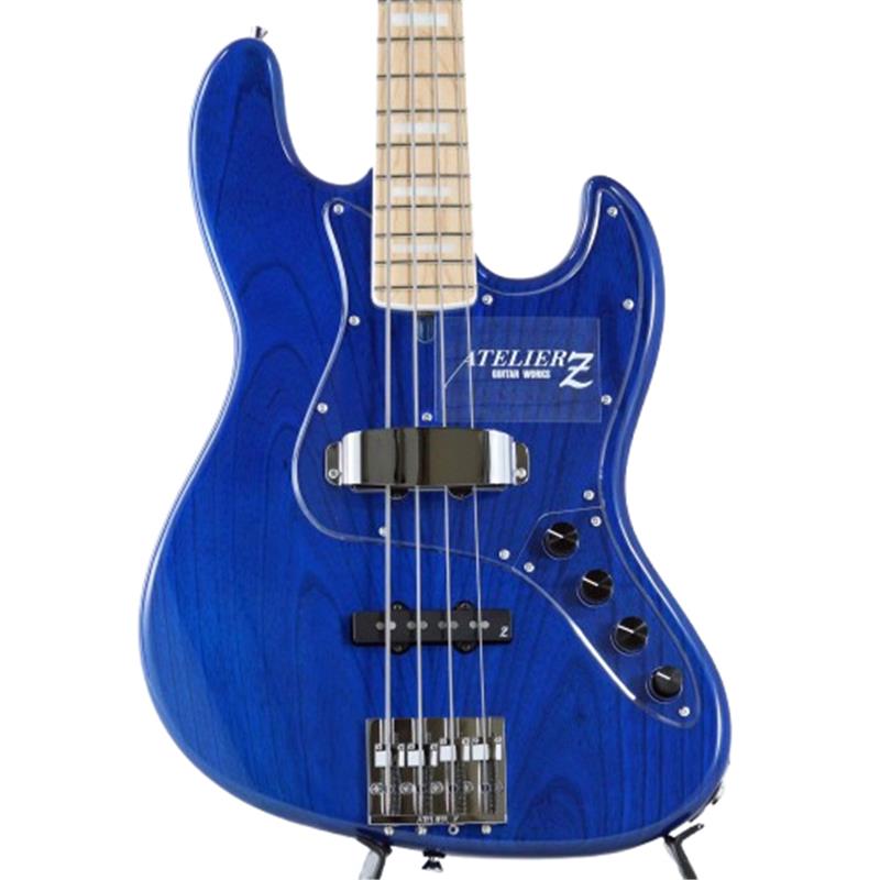 楽器種別：新品ATELIER Z/M Models 商品一覧＞＞ATELIER Z/新品 商品一覧＞＞ベース【250，000円〜470，000円】 商品一覧＞＞エレキベース/JBタイプ/ATELIER Z 商品一覧＞＞当店のベースは、出荷前に専門スタッフが検品・調整しているので安心です！ATELIER Z M#245 Custom (TP-BLUE/M/MH) 【 × IKEBEオリジナルポーチプレゼント】商品説明【Atelier Z × IKEBEオリジナルポーチプレゼント】Atelier Z × IKEBE コラボレーションによるオリジナルポーチ（非売品）をプレゼント！ギグバッグのポケットに収納可能で、散らかりやすいレンチ等メンテグッズの収納に便利です！イケベでAtelier Zベース本体をご購入の方だけがゲットできるレアアイテム、この機会に「憧れのAtelier Z」をお探しください！対象商品：税込み30万円以上のATELIER Zベース本体購入でプレゼント※数量限定プレゼント品のため、無くなり次第終了となりますので予めご了承ください。※アウトレット品、セール品、リユース品/中古品、受注生産品など、一部商品は対象外の場合も御座います。----------------------------------------ATELIER Zの超定番モデルM#245、杢目が透けたブルーが鮮やかな当店オーダーモデル！プロ/アマ問わず多くのベーシストから、中でもスラッププレイに拘るベーシストから絶大な支持を集めるATELIER Z。M（Magunitude)#245は青木智仁氏のシグネイチャー・モデルとして発売されたモデルですが、今や数多のプロ/アマを問わないミュージシャン達が使用し、スタンダード・モデル且つ、アトリエ Zを代表する機種です。アッシュボディとメイプル指板の組み合わせで明瞭な音のハリと締まりのある低音に加えて、コントロール系統は1ヴォリュームとピックアップバランサー、マスタートーン、トレブル/ベースの2バンドEQのブーストが搭載し、更に裏パネルを開けるとMid-CUTトリムが付いていますので、幅広くお好みのセッティングに調整可能です。トレブル/ベースにはプリアンプのブースト量の目安として50％に位置にクリックが付き、お好みに合わせて調整しやすくなりました。本機にはスペクトラムブーストと名付けられたワイヤリングが施されており、音圧を上げた仕様で更なる幅広いサウンドメイクが可能となっております。力まずに弾いてもスッと音が前に出てくれるレスポンスの良さと、明瞭さに長けながらもワイルドな一面をも併せ持ち、指弾きでの図太いトーン、スラップでのはじけるサウンド、ピック弾きのアタック感まで様々なプレイ・スタイルにも対応し、ジャンルを問わずに使用できる一本です。商品詳細■Body: Ash■Neck: Maple■Fingerboard: Maple■Tuningkey: GOTOH GB528■Bridge: ATELIER Z BB419■Pickups: ATELIER Z JBZ-4■Preamp: bartolini XTCT + Spectrum boost■Control: M.Vol，Balancer，M.Tone(sw)，Treble/Bass■Weight≒4.07kgギグケース付属イケベカテゴリ_ベース_エレキベース_JBタイプ_ATELIER Z_M Models_新品 SW_ATELIER Z_新品 JAN:4562211296079 登録日:2026/05/16 エレキベース アトリエ アトリエZ アトリエゼット