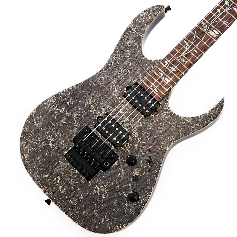 楽器種別：新品Ibanez/新品 商品一覧＞＞エレキギター【245，000円〜460，000円】 商品一覧＞＞ストラトキャスター・STタイプ/Ibanez 商品一覧＞＞当店のギターは、出荷前に専門スタッフが検品・調整しているので安心です！Ibanez j.custom RG8620AH-BQZ (Black Quartz) SN.F2527353商品説明RG j.custom 2025 New Model !!特殊な塗装技法を複数重ね合わせ、表情と個性豊かに仕上げた BQZ カスタムペイント・フィニッシュの RG j.custom 2025 新モデル!!◆RG j.custom Super Wizard AS(Asymmetric) ネック・シェイプ強度に十分配慮したうえでナチュラルなサウンドを志向した、メイプル材とウェンジ材を5pcに組み合わせて完成するネックです。弾き易さと薄さとを追求した極薄Super Wizard シェイプをベースとした非対称ネック・シェイプです。ナット部：17mm/ 12フレット部：19mmのネック厚はそのままに、低音弦側(6弦側)に向かって丸みを帯びた形状にすることで、親指の支点をより確かなものにし、左手を大きく広げるワイドストレッチやスウィープ奏法などのテクニカル奏法のプレイアビリティを高めます。ネック・バックは、まるで長年弾き込まれたギターのようにしっくりと手に馴染むVelvetouch (ヴェルヴェタッチ）仕上げです。◆ローズウッド材指板中音域特性と暖かみのあるトーンが特長のローズウッド材指板。◆Tree of Life inlay旧約聖書に登場する、エデンの園の中央に植えられた「生命の樹」にインスピレーションを受けてデザインした、インレイ・デザイン。Made In Japan ならではの精緻な美を堪能できるポイントのひとつです。◆Luminlay side dot position照明などでめまぐるしく変化する演奏環境に対応してくれる、蓄光材ドット・ポジションを採用しています。◆j.custom fret edge treatmentエッジ部分を球面のように丸く加工するカスタム・トリートメントです。球状に加工するのはもちろん、形状を揃えるのにも技術が必要で、熟練の職人のみが可能なこの加工は、1本1本手作業で丹念に行われています。そのストレスとは無縁の滑らかな感覚は、大きく左手のポジションを変える際に、きっと実感して頂けるはずです。◆アッシュ材(4mm)トップ & アフリカン・マホガニー材 ボディ w/Custom Paint finish豊かな中低音域特性を備えるアフリカン・マホガニー材ボディに、ハッキリしたトーンが特長のアッシュ材(4mm)を貼り合わせています。アッシュ材の杢目を消すことなく、特殊な塗装技法を複数重ね合わせて表情と個性豊かに仕上げたBQZカスタムペイント・フィニッシュ。眺める角度によって表情が変わる、ブラック・クォーツをイメージしたレイヤード（階層）ラップ・フィニッシュです。◆Natural Body Bindingボディのエッジ部分には敢えて着色塗装を及ぼさず、木材のナチュラル・カラ—をバインディングのデザインとして取り入れています。トップが厚みのある材料で作られるギターにしか許されないデザインゆえ、高級品の証しとも言える仕様です。杢目が楽しめるのもこの仕様の特徴です。◆DiMarzio ピックアップフロント・ポジションには、様々なプロ・アーティストに愛用され、ヴィンテージ・ハムバッカーのようなニュアンスを持ちつつ、高域を強調したキレのある粒だったトーンが特長のPAF Proを、ブリッジ・ポジションには高音域から低音域までバランスよく出力しパワフルなサウンドが特長のThe Tone Zoneを搭載しています。◆コイルタップ・スイッチフロント/リア・ハムバッカー・ピックアップに機能し、サウンドバリエーションが広がります。◆Easy Access Control Knobsアーミング時、手に干渉することが極力無いように出来るだけ低く、それでいて回し難くないギリギリの高さになるように、ボディ・トップに落とし込み処理をしたうえでコントロール・ノブを設置しています。◆Lo-Pro Edge tremolo ブリッジロー・プロファイル設計を極めたオリジナル・トレモロ、Lo-Pro Edgeを搭載。ユニットを極力低く又ファイン・チューナーを後方に配置し設計することで、演奏時に手が当たりチューニングが狂う可能性を抑えています。締まった印象を与える、サテン・ブラック・カラーです。◆Gotoh machine headsスムーズな動作と信頼性、耐久性が世界中のギタリストに評価されているGOTOH製マシンヘッド。締まった印象を与える、サテン・ブラック・カラーです。◆Tilted Jack Cavityシールド・ケーブルのプラグを挿すジャック部分の木工は、一般的なサイド・ジャック仕様のギターと異なり、ストラップ・ピン方向からボディ内部に向け掘り込んで加工しています。これはケーブルをストラップに挟んで取り回し、アクシデントに拠る抜け落ちを防止するための工夫です。◆Switchcraft Jackラブルの少ない堅牢なつくりで定評の、Switchcraft社製パイプ・ジャックを採用しています。◆GOTOH Strap Lockワンタッチで着脱可能なGOTOHストラップ・ロックを装備しています。【j.custom】j.customのコンセプトは非常にシンプルです。「厳選された材を使用し、日本屈指の熟練クラフトマンが組み上げる、常に高いプレイアビリティと優れたサウンドを追求するギター」これは誕生以来、現在でも決して変わることがありません。このコンセプトを掲げ、さまざまに多様化するギタリストのスタイルや嗜好、要望に高い次元で応えるために、国内の工房で製作するIbanez最高峰のエレクトリック・ギター、それがj.customです。商品詳細SpecsNeck Type RG j.custom Super Wizard AS 5pc Maple/Wenge neckBody Ash (4mm) top/ African Mahogany bodyFretboard Rosewood fretboard w/Tree of life inlay & Luminlay side dots inlayFret Jumbo frets w/ j.custom fret edge treatmentMachine heads Gotoh machine headsBridge Lo-Pro Edge tremolo bridgeNeck Pickup DiMarzio PAF Pro (H) neck pickupBridge Pickup DiMarzio The Tone Zone (H) bridge pickupControls， Pickup selector 1 Volume， 1 Tone， 3-way lever switchOther Switches Coil-tap switchHardware Color Satin BlackString gauge .009/.011/.016/.024/.032/.042 (D‘Addario EXL120)Strap Lock Gotoh Strap lock pinsNeck DimensionsScale 648mm/25.5Width at Nut 43mmWidth at Last Fret 58mmThickness at 1st 17mmThickness at 12th 19mmRadius 430mmRWeight≒3.82kgハードケース付属イケベカテゴリ_エレキギター_ストラトキャスター・STタイプ_Ibanez_新品 SW_Ibanez_新品 JAN:4549763376084 登録日:2026/09/11 エレキギター アイバニーズ イバニーズ