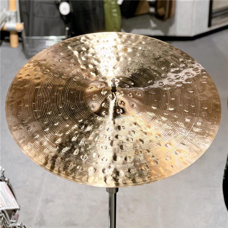 楽器種別：新品MEINL/Byzance Foundry Reserve 商品一覧＞＞MEINL/新品 商品一覧＞＞ドラム【45，000円〜90，000円】 商品一覧＞＞シンバル/クラッシュ/MEINL 商品一覧＞＞安心してお買い物頂けるよう、スネアもシンバルも丁寧梱包でお届けします！MEINL Byzance Foundry Reserve Crash 19 [B19FRC][1470g]【スタッフ選定品】商品説明※こちら店頭にて試奏を解禁しております個体となりますため、打痕汚れや指紋汚れなどの使用感がございます。何卒ご了承下さいませ。【MEINLスタッフがドラムステーションのためにファクトリーで選定した珠玉の個体が入荷！】yzance Foundry Reserve＞Byzance Foundry Reserve シリーズは特選品のシンバルです。MEINL の誇るシンバル職人達が幾重ものトーンやニュアンスを叩き込み、音楽的でリッチなサウンドを備えた芸術作品に仕上げました。しかし、それは美しさの半分にすぎず、唯一無二のハンドハンマー・マークによって、視覚的にも素晴らしい魅力を放っています。追加ハンマリングで表面にいくつもの深い窪みができ、このハンマリングと表裏全体に施したレイジング加工が相まって、クリアかつドライなスティックアタックと、それを包み支える豊かな低音を生み出しています。＜Crash＞Byzance Foundry Reserve シリーズ・クラッシュは、Byzance シリーズの他のクラッシュと比べて独自の個性を持っています。非常にダークで弾けるようなレスポンスと短いディケイが特徴で、最小限なシンバルセットを最大限に活用したいドラマーには、ライトライドとしても使えるメリットもあります。これはレイジングを施した表面に、さらに広範囲に加えたハンドハンマリングとの組合せによるものです。ミディアムウェイトで、クラッシュの最頂点で豊かなフルボティサウンドが得られます。＜スペック＞タイプ：Crashウェイト：Thin(約1470g)サイズ：19マテリアル：B20 Bronzeフィニッシュ：Traditionalシェーピング：Hand Hammeredスタイル：Jazz， Fusion， Funk， R&B， Studioピッチ：Low-Midキャラクター：Complex， Darkティンバー：Mid-Darkボリューム：Lowレイジング：Wide Bladeサスティーン：Short付属品：認定書、MEINLスティック1ペア、ロゴ入り手袋イケベカテゴリ_ドラム_シンバル_クラッシュ_MEINL_Byzance Foundry Reserve_新品 SW_MEINL_新品 JAN:0842960104912 登録日:2025/10/09 シンバル マイネル ビザンス