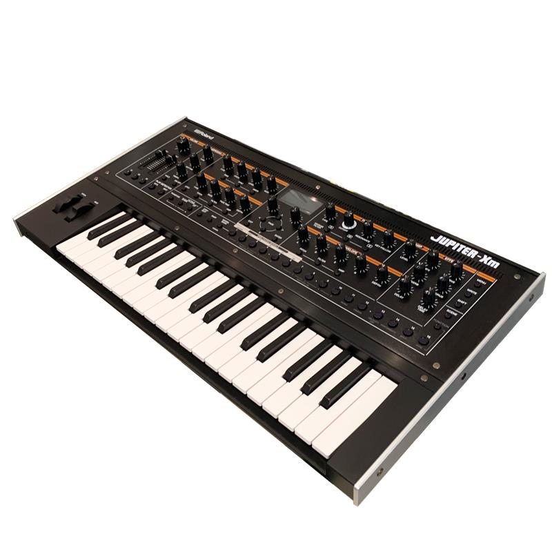 楽器種別：アウトレットRoland/アウトレット 商品一覧＞＞シンセサイザー・電子楽器【110，000円〜210，000円】 商品一覧＞＞シンセサイザー/アナログ系シンセ/Roland 商品一覧＞＞国内最大級のLM鍵盤楽器&アコーディオンの専門店「鍵盤堂」と電子ピアノ専門フロア「あのぴあの」が鍵盤楽器のご要望を幅広くサポート致します。Roland 【先取り大特価セール】JUPITER-Xm (1台限定・開封アウトレット品超特価！) シンセサイザー ローランド商品説明★1台限定・開封アウトレット品超特価！開封された形跡はございますが、未使用・新品同様コンディションです。通常付属品完備、安心のメーカー1ヶ年保証付き！1台限りのお買い得品！お見逃し無く！！■本体状態：開封アウトレット品■保証期間：メーカー1ヶ年■付属品 ：完備★ハイエンドモデルJUPITER-Xの機能をそのままに、可搬性に優れたコンパクト・ボディに凝縮。JUPITER-Xmは、フラッグシップ・モデルJUPITER-Xに搭載されているビンテージ・シンセからデジタル・シンセまで様々シンセサイザーをモデリングしたMODEL BANKを同様に搭載。ローランドの最新技術でモデリングされたシンセサイザーをボタン一つで即材に呼び出し、演奏する事が可能です。発売時には、JUPITER-8， JUNO-106などのビンテージ・シンセに加えて、XV-5080やRD-700など現在も多くのプロフェッショナルに人気の高い機種の計6MODEL を搭載しました。更にAI技術を使った新型アルペジエーター「I-ARPEGGIO」も搭載。楽曲作成ツールとして活躍します。また、JUPITER-Xmのために新規開発した鍵盤によりコンパクト・ボディながら高い演奏性を実現。更に本体に4W×2のスピーカーを内蔵しており場所を選ばずリビングや出先でサウンドメイキングをして、自宅やスタジオでDAWと連携した作業が可能です。JUPITER-Xとデータ互換性があり外部モジュール的な使用も可能です。◎ローランドのレジェンド・サウンドと音作りのノウハウが凝縮された最新音源搭載。◎JUPITER-8、JUNO-106などアナログ・シンセサイザーの名機を忠実にモデリングし複数同時使用を可能にしたMODEL BANK。◎サイドやトップパネルにアルミを採用した堅牢かつ高級感のあるデザイン。◎AI検出により押鍵間隔やボイシングなどの演奏情報に応じて変化する新型アルペジエーター「I-ARPEGGIO」搭載。◎高い演奏性を実現した新規開発のハイクオリティ・コンパクト鍵盤搭載。●アナログ・モデリングと高品質PCM を兼ね備えた最新サウンド・ジェネレーターJUPITER-Xm には、フラッグシップ・モデルJUPITER-X に搭載されているビンテージ・シンセからデジタル・シンセまで様々シンセサイザーをモデリングしたMODEL BANK が同様に搭載されています。JUPITER-8 やJUNO-106、JX-8P など今も人気のアナログ・シンセサイザーのモデリング・サウンドからデジタル・シンセまで幅広い音作りが可能です。そして高解像度パラメーターのツマミやスライダーで滑らかな変化を実現しているので、当時の名機のサウンドメイキングを彷彿とさせます。更にJUPITER-Xm は、それらのビンテージ・シンセサイザーを4 パート組み合わせることが出来るので、例えばJUPITER-8 とJUNO-106 をレイヤーしたり、スプリットして左手にSH-101 シンセベースをアサインしたり、更にはJUPITER-8 を4 台レイヤーすることも可能です。シンセサイザー・ファンにとって夢のようなサウンドメイキングを実現します。他にもXV-5080 やRD シリーズといったデジタル・シンセサイザーの名機も搭載。名機の特徴あるアコースティック・サウンドをビンテージ・シンセサイザーのサウンドにレイヤーすることも可能です。●演奏情報に応じて変化する新型アルペジエーター「I-ARPEGGIO」JUPITER-Xm には、新規開発のAI エンジンを搭載した新型アルペジエーター「I-ARPEGGIO」を搭載しています。押鍵間隔やボイシングなどの演奏情報を解析し、アルペジオ機能と組み合わせたことで、プレイヤーの演奏に呼応して演奏が変化する即興の作曲ツールとして活躍します。更にそこで気に入ったフレーズが生まれた時には、ステップ・シーケンサーと組み合わせることで更にフレーズを作り込み、DAW等にエクスポートが可能です。●JUPITER-Xm 用に新規開発した新規コンパクト鍵盤搭載JUPITER-Xm には、新規開発のコンパクト鍵盤が搭載されています。コンパクト鍵盤ながら、しっかりとした弾き応えと演奏表現が可能です。また、サイドにアルミ・パネルを使用するなど堅牢かつ高級感のある筐体も魅力です。●多彩な入出力コネクティビティJUPITER-Xm には様々な用途に対応可能な豊富な入出力端子を装備しています。標準出力に加え、本格的なライブやレコーディングで活躍するXLR キャノン出力端子を搭載。ヘッドホン端子も前面と背面の2 か所に装備され、状況に応じて使い分けが可能です。また、PC とのマルチチャンネル接続が可能なUSB-AUDIO ／ USB-MIDI 各インターフェイス機能に加え、USB メモリー端子も装備。ボコーダー等に使用可能なマイクインも搭載。更にスマートフォンやタブレット機器との接続が可能なBluetooth 機能も搭載。アプリと連携した楽曲制作も可能です。商品詳細■主な仕様●接続端子PHONES端子：ステレオ・ミニ・タイプ（フロント）、ステレオ標準タイプ（リア）MAIN OUT端子（L/MONO、R）：標準タイプMAIN OUT端子（L、R）：XLRタイプMIC INPUT端子（XLR／標準タイプ）AUX INPUT端子：ステレオ・ミニ・タイプHOLD PEDAL端子CONTROL PEDAL端子MIDI（IN、OUT）端子USB COMPUTER端子（AUDIO/MIDI）USB MEMORY端子DC IN端子●記憶メディアUSBメモリー（別売）●電源DC12V：ACアダプターまたは充電式ニッケル水素電池単3形（別売）×8●消費電流1，500mA●外形寸法576（W）×308（D）×93（H）mm●質量4.4kg（ACアダプター、電池を除く）●付属品取扱説明書『安全上のご注意』チラシACアダプター（PSB-5U）電源コード保証書ローランド ユーザー登録カード●別売品ペダル・スイッチ：DPシリーズエクスプレッション・ペダル：EV-5USBメモリー（※）※市販のUSBメモリーをお使いください。ただし、市販されているUSBメモリーすべての動作を保証するものではありません。イケベカテゴリ_シンセサイザー・電子楽器_シンセサイザー_アナログ系シンセ_Roland_アウトレット SW_Roland_アウトレット JAN:4957054513474 登録日:2026/05/31 シンセサイザー シンセ Synth ローランド ろーらんど