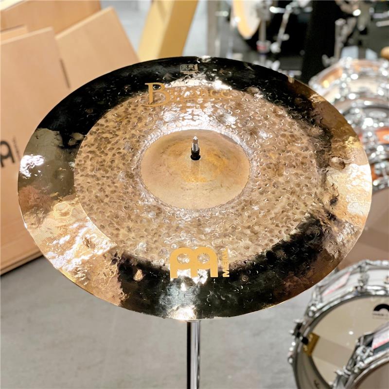 楽器種別：新品MEINL/Byzance Dual 商品一覧＞＞MEINL/新品 商品一覧＞＞ドラム【30，000円〜65，000円】 商品一覧＞＞シンバル/クラッシュ/MEINL 商品一覧＞＞安心してお買い物頂けるよう、スネアもシンバルも丁寧梱包でお届けします！MEINL Byzance Dual Crash 18 [B18DUC][1255g]【スタッフ選定品】商品説明※こちら店頭にて試奏を解禁しております個体となりますため、打痕汚れや指紋汚れなどの使用感がございます。何卒ご了承下さいませ。【MEINLスタッフがドラムステーションのためにファクトリーで選定した珠玉の個体が入荷！】yzance Dual＞Byzance Dual シンバルは独特のルックスとサウンドですぐに認識されるようになり、急速な人気の高まりで Byzance Extra Dry シリーズから独立し、アイテムを拡大した新シリーズとして確立されました。トルコ製のB20 ブロンズからハンドハンマーで丹念に成形され、カップ部はロウ、エッジのみ細いブレードでレイジングされ鮮やかなブリリアント・フィニッシュに仕上げられます。サウンドは見た目通り、トラッシーで土っぽい低音から始まり、爆発的な煌めきのフラッシュでフィニッシュします。＜スペック＞タイプ : Crashウェイト : Thin（約1255g）サイズ : 18マテリアル : B20 Bronzeフィニッシュ : Traditional， Brilliant， Rawシェーピング : Hand Hammeredスタイル : Studio， R&B， Funk， Jazz， Electro， Pop， Fusion， Gospelピッチ : Low-Midキャラクター : Esoteric， Dryティンバー : Darkボリューム : Lowレイジング : None， Narrow Bladeサスティーン : Shortイケベカテゴリ_ドラム_シンバル_クラッシュ_MEINL_Byzance Dual_新品 SW_MEINL_新品 JAN:0840553014655 登録日:2025/10/09 シンバル マイネル ビザンス