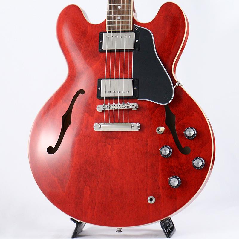 楽器種別：アウトレットGibson/ES Models | Full Acoustic Models 商品一覧＞＞Gibson/アウトレット 商品一覧＞＞エレキギター【245，000円〜465，000円】 商品一覧＞＞セミアコ/Gibson 商品一覧＞＞当店のギターは、出荷前に専門スタッフが検品・調整しているので安心です！Gibson ES-335 (Sixties Cherry) [SN.230350235] 【B級特価】商品説明B級アウトレットスペシャルプライス！セミアコの代名詞こと、ギブソンES-335の最新モデル！メイプル/ポプラ/メイプルのラミネートボディ、マホガニーネック、指板はローズウッドを採用。ペグにはヴィンテージデラックス、ブリッジはABR-1、テイルピースはアルミ製を採用しております。サウンドの要であるピックアップには新しく開発された「Calibrated T-Type」ハムバッカーを搭載。箱モノ独特の奥行きのある艶やかなクリーントーンは勿論、歪ませた際にもしっかりと芯の残るサウンドはジャンルを選ばずオールマイティに活躍してくれます。※本商品はB級特価品となります為、細かな擦り傷や、パーツのくすみが散見します。※掲載画像以外の外観瑕疵部分がある場合がございます。※保証に関しましてはプレイアビリティに関する点のみとなり、通常とは異なるアウトレット保証となります。商品詳細Weight≒3.72kgBodyShape: 335Back: 3-ply Maple/Poplar/MapleTop: 3-ply Maple/Poplar/MapleBinding: Single-ply CreamNeckNeck: MahoganyProfile: Rounded CNut width: 1.695 / 43.053mmFingerboard: RosewoodScale length: 24.75 / 628.65mmNumber of frets: 22Nut: Graph TechInlay: Acrylic DotsHardwareBridge: ABR-1 Tune-O-MaticTailpiece: Aluminum Stop BarKnobs: Black Top Hats with Silver ReectorTuners: Vintage Deluxe w/ Keystone ButtonsPlating: NickelElectronicsNeck pickup: Calibrated T-Type， RhythmBridge pickup: Calibrated T-Type， LeadControls: 2 volumes， 2 tones， 1 toggle switch， hand-wired with 500K potentiometers and orange drop capacitorsハードケース付属イケベカテゴリ_エレキギター_セミアコ_Gibson_ES Models | Full Acoustic Models_アウトレット SW_Gibson_アウトレット JAN:2500010150583 登録日:2026/03/23 エレキギター ギブソン イーエス