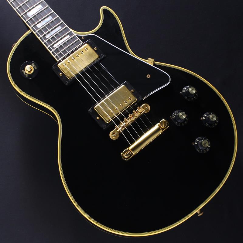 楽器種別：新品Gibson/Custom Shop 商品一覧＞＞Gibson/新品 商品一覧＞＞エレキギター【615，000円〜1，150，000円】 商品一覧＞＞レスポールタイプ/Gibson 商品一覧＞＞当店のギターは、出荷前に専門スタッフが検品・調整しているので安心です！Gibson Murphy Lab 1968 Les Paul Custom Reissue Ultra Light Aged (Ebony) #507488商品説明長きに亘り培われた高い製作技術と飽くなき探究心、厳選されたマテリアルにより至高のエレキギター・ベースを製作するために1993年に立ち上げられたGibson Custom Shop。現在もなお昔ながらのハンドクラフト製法と、徹底的に追求したヴィンテージの知識から製作されたカスタムショップ・ラインナップは、他所の追従を許さないほどの見事な作りとなり、プレイヤーの内に秘めるインスピレーションを際限なく沸き立たせてくれる最高の愛機となるでしょう。〜 Murphy Labとは〜カスタムショップ内に誕生したMurphy Lab（マーフィー・ラボ）は、ナッシュヴィルのギブソン・カスタムショップ内に新設されたラボで、科学的検証に基づく最新の技術を駆使して、ギターのエイジング（ヴィンテージ・ギターの経時変化した外観と弾き心地を再現する処理）を専門に行います。ギブソン・カスタムショップの立ち上げ時のメンバーであり、ヒストリック・コレクション開発のプロジェクト・リーダーとして尽力したトム・マーフィーは、その後新品のギターにヴィンテージのルックスとフィーリングをもたらすエイジングというテクニックで活躍してきました。トムのヴィンテージ・ギターへの情熱と深い知識に裏打ちされた技術によって、ギブソン・ギターの自然なラッカーのクラック、演奏による摩耗を見事に再現しています。トム・マーフィーとギブソンは、経時変化によりウェザーチェックと呼ばれるクラックを生じさせる、1950年代、1960年代のニトロセルロースラッカーを科学的に解析し、その変化のプロセスをひも解き、あらゆるモデルのプロトタイプによるテストを重ねて、ヴィンテージ同様のナチュラル・ウェザーチェックを再現するラッカー・プロセスを開発しました。マーフィー・ラボは、トム・マーフィーがギブソン・カスタムショップのチームを率いて、プロトタイプをもとに、あらゆるボディシェイプ、フィニッシュ、エイジング・レベルの検証を始めたことから、その構想が生まれました。その結果、これまでにないリアリティとこだわりを追求したエイジングを行うために、ギブソン・カスタムショップ内に設立されました。トム・マーフィーの存在と、その芸術的な作品の数々は、ギブソンの歴史の中で重要な役割を果たし、今もそしてこれからもマーフィー・ラボとして永遠に引き継がれていきます。本機は4段階で設けられたエイジングレベルで最もダメージが軽微なコンディションの「Ultra Light Aged」が施された1968 Les Paul Custom Reissue。細かくも芸術的に施されたエイジングは個体ごとによりクラックパターンが異なった唯一無二を体現！Les Paul Customは1960年頃に一旦生産を終了したものの、トップミュージシャンが手にする姿に注目が集まった1960年代後半には人気が再燃。いよいよ1968年にスタンダードとともに生産が再開されます。なお、1960年までの意匠はそのままにボディ材の構成が見直され、プレーンメイプルトップとマホガニーバックが採用されたのにあわせて、50年代に主体だった3ハムバッカーから2ハムバッカー仕様となります。その結果、シンプルな操作性と歪ませても非常にメリハリのあるエッジが効いたサウンドキャラクターを獲得、これこそがいまやLes Paul Customのシグネイチャートーンとして周知されています。本商品は、Les Paul再生産初年度である、1968年の仕様となっており、実際のヴィンテージよりスキャンされた、アーチ形状や、キャビティー形状、ネックグリップ、ネックヒール、14度のヘッド角と、以前の1968 Les Paul Customをよりリアルにアップデートしており、より雰囲気の増した1本に仕上がっております。ブロックインレイの輝く指板にはエボニー、1ピースマホガニーによるネックはオリジナルのシェイプをトレースしたスリムでグリップの効く「Authentic '68 Medium C-Shape」が採用されています。チューニング時に思わず目に入るペグはクルーソンのワッフルバック。ギアのハウジングカバーに独特な溝があることから名づけられたタイプです。ピックアップには元ヒストリック・プロダクト・マネージャーのエドウィン・ウィルソンが在籍時に開発した「68 Custom Humbucker」を搭載。ピッキングのニュアンスもしっかりと引き出してくれる、低音までタイトに引き締められたソリッド感は当時のロックムーブメントの息吹をも体感させてくれます。クリーンサウンドでは甘く伸びのあるサウンドが放出され、ドライブサウンドからはローとミッドにかけて心地よい部分が押し出されたキレとバイト感あるサウンドをご体感いただけます。生産数も流通数も少ないモデルですので、この機会是非お見逃しなく！！商品詳細BodyBody Top Material: 2-Piece Plain MapleBody Back Material: 1-Piece MahoganyBinding Style: Multi-plyWeight Relief: NoneFinish: Nitrocellulose Lacquer; Murphy Lab Ultra Light AgedNeckNeck Material: Solid MahoganyNeck Profile: Authentic '68 Medium C-ShapeScale Length: 24.75 / 62.865cmFingerboard Material: Solid EbonyFingerboard Radius: 12 / 304.8mmNumber of Frets: 22Frets: Medium-JumboNut Material: NylonNut Width: 1.687 / 42.85mmInlays: Mother of Pearl BlockHardwareFinish: Gold; Murphy Lab Light AgedBridge: ABR-1Tailpiece: Stop BarTuners: Kluson WafflebackPick Guard: Black Multi-PlyTruss Rod Cover: Authentic 2-Ply Les Paul CustomElectronicsNeck Pickup: 68 Custom HumbuckerBridge Pickup: 68 Custom HumbuckerControls: 2 500K CTS Volume Pots， 2 500K CTS Tone Pots， Hand-Wired Harness with Black Beauty Capacitors約4.21kgカスタムショップハードケース、認定書、他付属イケベカテゴリ_エレキギター_レスポールタイプ_Gibson_Custom Shop_新品 SW_Gibson_新品 JAN:4580568419941 登録日:2026/08/06 エレキギター ギブソン カスタムショップ