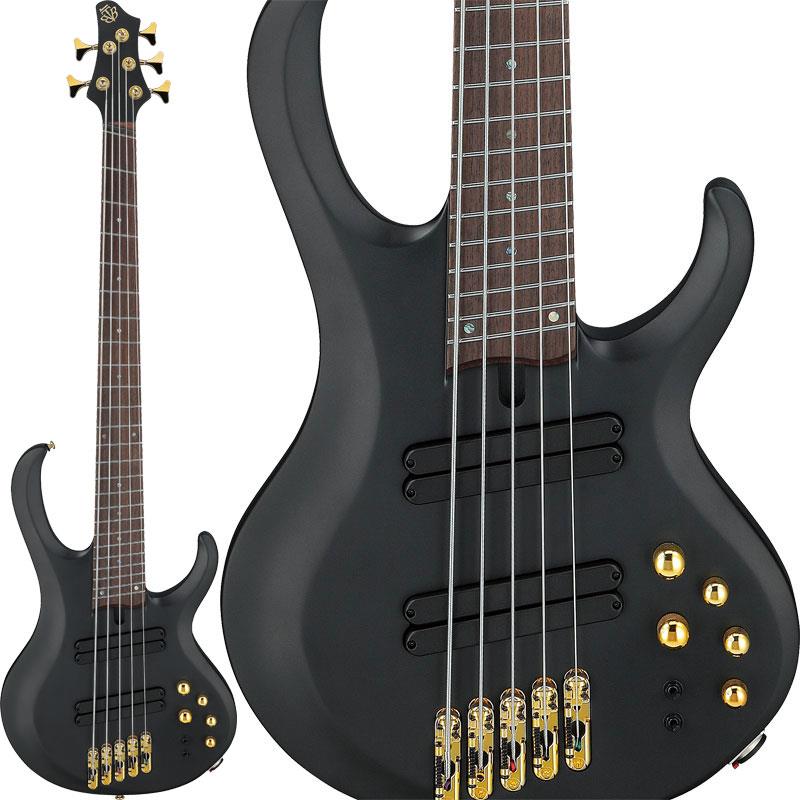 楽器種別：新品Ibanez/BTB (Boutique Bass) 商品一覧＞＞Ibanez/新品 商品一覧＞＞ベース【95，000円〜185，000円】 商品一覧＞＞エレキベース/多弦ベース/Ibanez 商品一覧＞＞当店のベースは、出荷前に専門スタッフが検品・調整しているので安心です！Ibanez BTB605LM-BKF商品説明BTB Workshop弾き難さを感じさせずにLow-Bまで鳴らす、マルチスケールの裾野を広げるBTB。・全体をマットなブラック・カラーで統一した新モデルネックバック、ボディ表裏ともに精悍なマット・ブラック・カラー（BKF）で統一しています。・ロング・サスティーン、豊かなレゾナンスに加え、高い剛性も兼ね備えたスルーネック構造音像のクリアさとアタックに富むメイプル材と硬質なウォルナット材とを組み合わせた5pcネック。ネック内部に装備したグラファイト・ロッドによって剛性を強化しています。スルーネック構造がもたらすロング・サスティーンと豊かなレゾナンス、そして全フレット域に渡るネック・バックのシームレスな演奏感は、BTBベースの最大の特長と言えるでしょう。・ネックスルー構造ボディ、35 ? 34インチ・マルチスケールスルーネック構造がもたらすロング・サスティーンと豊かなレゾナンス、そしてネック・バックのシームレスな演奏感はBTBの最大の特長と言えるでしょう。スケールは、5弦側でBTBのアイデンティティともいえる35インチ、1弦側は一般的なロング・スケールのベースと同じ34インチのマルチスケールです。ゲージが太くなる低音弦でも芯の有る鳴りを確保しつつ、一般的なロング・スケール・ベースとの弾き心地の差異を極力減らす、BTB-LMモデル独自の設計です。・オクメ材ウイング・ボディネックをサンドする両翼のウイング・ボディは、中低音域特性に富むオクメ材を採用しています。深くえぐるようなボディのカッタウェイ・スタイルはハイ・ポジションでの弾きやすさに寄与しており、またホーンの形状/デザインは立奏時のバランスの良さを考慮して設計しています。・Ibanez T1ピックアップ低音域のタイトなレスポンス、パンチのある中音域、クリアな高音域を備えたサウンドを目指して設計した、オリジナルのセパレート・コイル2基によるハムバッカーです。丸みを帯びて設計したカバー・エッジは指を置きやすく、また2基のピックアップの端をそれぞれ弦とほぼ平行になるよう若干オフセットして設置することで、演奏性の高さをもたらしています。・弦間ピッチ・アジャスト機構搭載MR5S（モノレール）ブリッジ各弦が独立したブリッジで、弦振動をダイレクトにボディへと伝えます。またサドルが左右方向に±1.5mm可動する構造で、弦間ピッチを一定幅自在に設定できます。・3パターンのミッド帯周波数切り替えスイッチを装備したアクティブ3-band EQ & EQバイパス・スイッチワイド・レンジ&低ノイズのアクティブ・サウンドを生み出すイコライザーで、スイッチの切り替えにより中音域の周波数帯を250Hz、450Hz、700Hzに切り替えることが可能です。さらにEQバイパス・スイッチを装備しており、パッシブ・ベースとしても使用可能です。（バイパス時：Trebleノブでトーン・コントロール） （006P電池駆動）・イントネーションの正確さと開放/押弦サウンドの差異を最小限に抑える効果を期待できるゼロ・フレット・ブライトな音質と高い耐久性が特徴のステンレス・フレット・プラグ抜け落ちを防止するロック機能付きのNeutrikジャック・D‘Addario NYXL45130SL弦※画像はサンプルです。製品の特性上、木目・色合いは1本1本異なります。商品詳細SPECNeck type: BTB5 for Multi Scale / 5pc Maple/Walnut w/Graphite reinforcement rods / Neck-throughBody: Okoume wing bodyFretboard: Rosewood fretboard w/Abalone dot inlayFret: Medium Stainless Steel fretsBridge: MR5S bridge (19mm string space)Neck pickup: T1 neck pickupBridge pickup: T1 bridge pickupEqualizer: Ibanez Custom Electronics 3-band EQ w/EQ bypass switch (passive tone control on treble pot)， 3-way Mid frequency switchHardware color: GoldString gauge: .045/.065/.080/.100/ .130 (D'Addario NYXL45130SL)Tuning: 1G，2D，3A，4E，5BNECK DIMENSIONSScale: 889mm/35inch - 864mm/34inchWidth: 47mm at NUTWidth: 75mm at 24FThickness: 20mm at 1FThickness: 22mm at 12FRadius: 400mmRソフトケース付属イケベカテゴリ_ベース_エレキベース_多弦ベース_Ibanez_BTB (Boutique Bass)_新品 SW_Ibanez_新品 JAN:4549763376725 登録日:2026/07/09 エレキベース アイバニーズ イバニーズ