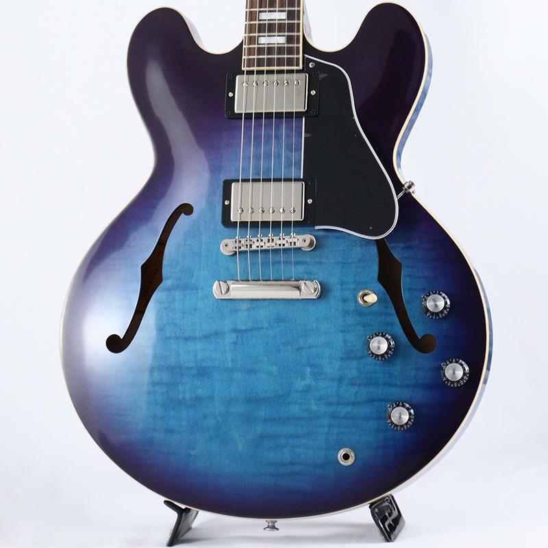 楽器種別：アウトレットGibson/ES Models | Full Acoustic Models 商品一覧＞＞Gibson/アウトレット 商品一覧＞＞エレキギター【280，000円〜530，000円】 商品一覧＞＞セミアコ/Gibson 商品一覧＞＞当店のギターは、出荷前に専門スタッフが検品・調整しているので安心です！Gibson USA Exclusive ES-335 Figured (Blueberry Burst) [SN.218040263] 【B級特価】商品説明B級アウトレットスペシャルプライス！USディーラー限定カラーのES-335 Figuredが入荷！！セミアコの代名詞こと、ギブソンES-335の最新モデルが入荷致しました。トップ、バックにはAAAフィギュアード・メイプルを採用し、アンティーク・ナチュラルカラーと相俟って気品溢れる優雅な雰囲気を纏った逸品に仕上がっております。ネックにはマホガニー、指板はローズウッドを採用。ペグにはヴィンテージデラックス、ブリッジはABR-1、テイルピースはアルミ製を採用しております。サウンドの要であるピックアップには新しく開発された「Calibrated T-Type」ハムバッカーを搭載。箱モノ独特の奥行きのある艶やかなクリーントーンは勿論、歪ませた際にもしっかりと芯の残るサウンドはジャンルを選ばずオールマイティに活躍してくれます！箱モノの代名詞といっても過言ではないES-335！今も昔も多くのプレイヤーから愛される名器を是非お試し下さいませ！※本商品はB級特価品となります為、細かな擦り傷や、パーツのくすみが散見します。※掲載画像以外の外観瑕疵部分がある場合がございます。※保証に関しましてはプレイアビリティに関する点のみとなり、通常とは異なるアウトレット保証となります。商品詳細Weight≒3.58kgBodyShape: 335Back: 3-ply AAA Figured Maple/Poplar/MapleTop: 3-ply AAA Figured Maple/Poplar/MapleBinding: Single-ply CreamNeckNeck: MahoganyProfile: Rounded CNut width: 1.695 / 43.053mmFingerboard: RosewoodScale length: 24.75 / 628.65mmNumber of frets: 22Nut: Graph TechInlay: Acrylic Small BlocksHardwareBridge: ABR-1 Tune-O-MaticTailpiece: Aluminum Stop BarKnobs: Black Top Hats with Silver ReectorTuners: Vintage Deluxe w/ Keystone ButtonsPlating: NickelElectronicsNeck pickup: Calibrated T-Type， RhythmBridge pickup: Calibrated T-Type， LeadControls: 2 volumes， 2 tones， 1 toggle switch， hand-wired with 500K potentiometers and orange drop capacitorsハードケース付属イケベカテゴリ_エレキギター_セミアコ_Gibson_ES Models | Full Acoustic Models_アウトレット SW_Gibson_アウトレット JAN:2500010856164 登録日:2026/03/23 エレキギター ギブソン イーエス