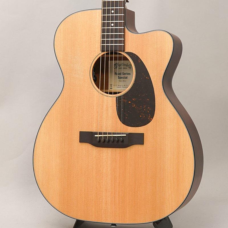 楽器種別：ユーズドMARTIN/OM (オー・エム) 商品一覧＞＞MARTIN/ユーズド 商品一覧＞＞アコースティック・エレアコギター【80，000円〜155，000円】 商品一覧＞＞エレアコギター/MARTIN 商品一覧＞＞アコギ買うなら、当店で！出荷前の検品・調整はもちろん、丁寧梱包でお届けします！MARTIN USED 中古 OMC-10E Special '24 マーチン マーティン商品説明OMカッタウェイのオール単板エレアコモデルの2024年製中古品！！アコースティックギターの王道を征くマーチン。本器OMC-10ESpecialはリーズナブルかつ高品質を実現したメキシコ製のRoadシリーズより登場したオール単板モデル。状態といたしまして、外観面ではボディトップの打痕やスレ傷などやピック傷が見受けられ、使用感が感じられます。ヘッドロゴに記されている創業年部分がシール剥がれにより崩れております。ローフレット部には軽微な摩耗が見受けられますが、演奏上の支障となるようなビビりなどはございません。当店入荷時に提携工房にて全体点検の上、下記調整を実施しております。・ナット交換・ネックアングル&弦高調整・全体セットアップトップ材にはスプルース単板、サイドバック材にはサペリ材単板を採用した本モデル。落ち着いた低音の響きやマーチンらしい高域の繊細さをこの価格帯ながら楽しむことができます。抱えやすく十分な音量感を持つOMボディにカッタウェイを装備した操作性抜群の仕様。弾き語りの伴奏で演奏するストロークスタイルにも、指弾きで奏でるフィンガースタイルにも、エレキからの持ち替えにもオススメできるオールランドな一本となっております。ピックアップにはMARTIN E1システムを装備。シンプルなコントロール部に加え、視認性の高いチューナーがサウンドホール内に搭載されております。スタイリッシュなギグバックも機動力抜群！新品販売価格￥173，800のモデルとなりますのでかなりお買い得！この機会にぜひご検討ください！商品詳細[SPEC]Top : Solid SpruceSide/Back : Solid SapeleNeck : Select HardwoodScale Length : 645mmNut Width: 44.5mmElectronics : Martin E-1イケベカテゴリ_アコースティック・エレアコギター_エレアコギター_MARTIN_OM (オー・エム)_ユーズド SW_MARTIN_ユーズド JAN:2500020803714 登録日:2025/12/08 エレアコ マーチン マーティン