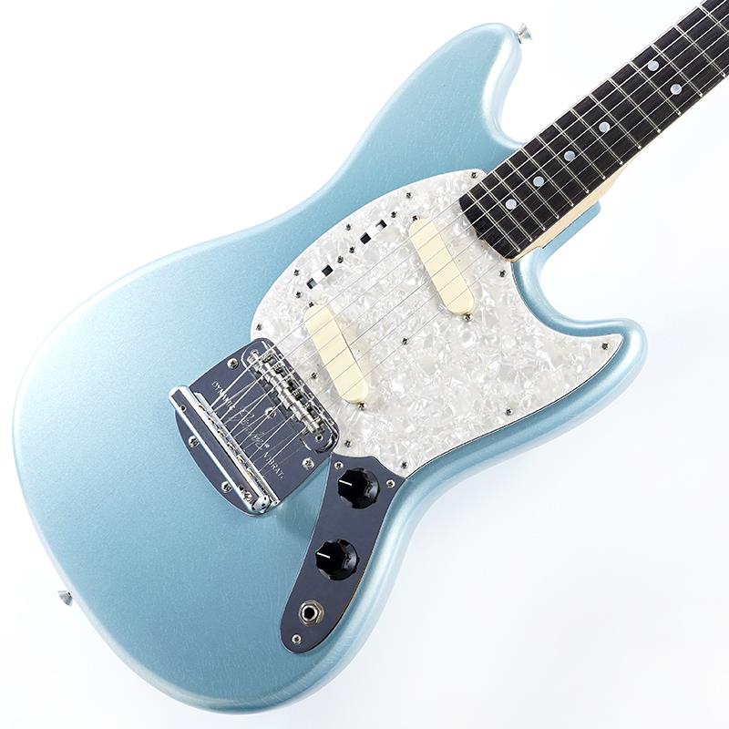 楽器種別：新品Fender Custom Shop/Custom Built Artist 商品一覧＞＞Fender Custom Shop/新品 商品一覧＞＞エレキギター【475，000円〜885，000円】 商品一覧＞＞MGタイプ/Fender Custom Shop 商品一覧＞＞当店のギターは、出荷前に専門スタッフが検品・調整しているので安心です！Fender Custom Shop Fender Experience 2025 Exclusive '60s Mustang Deluxe Closet Classic with Matching Painted Headstock (Firemist Silver) SN.R146304商品説明FENDER EXPERIENCE 2025に先駆けてディーラー向けに開催された Custom Shop Show で獲得したイベント限定モデル！カスタムショップ製では大変珍しいムスタングが入荷致しました。1964年に登場したムスタング。小ぶりなオフセット・ボディにショートスケールの採用、独特のスイッチなど、小柄なプレイヤーでも取り扱い易いような仕様を持ち、初心者の方やスチューデント向けのモデルとして発売されました。現在では多くのアーティストにも愛用され、定番モデルの一つとしてその存在を確立しております。本モデルは60年代のムスタングの代表的な仕様を再現して製作されております。ボディは、リイシューモデルの多くはポプラなどが使用されることの多い中、マホガニーの仕様を採用して再現されております。ネックはカスタムショップにて厳選された木材を使用し、60sスタイルのオーバルCシェイプを持つ追柾目のメイプル・ネックにローズウッド指板を採用。指板は7.25〜9.5インチのコンパウンド・ラディアスとなっております、プレイアビリティは現代的なフィーリングを取り入れております。ピックアップはカスタムショップならではのハンドワイヤリング・ピックアップを採用しております。フィニッシュはデラックス・クローゼットクラシックが採用となり、大切に使用されていた楽器の経年変化を再現された見事なエイジング加工が目を惹くルックスに仕上がっております。貴重なカスタムショップ製のムスタング、なかなか市場には出ないモデルでございます。カスタムショップならではの高い完成度に仕上がっておりますので、ムスタングをお探しでしたら是非この機会をお見逃しなく！！Weight≒3.41kgハードケース付属商品詳細Deluxe Closet Classic Nitrocellulose Lacquer Finish2-Piece Select Mahogany BodyRiftsawn Maple Neck with 60 Style Oval C Back-ShapeRound-Lam 3A Rosewood FingerboardMatching Headstock7.25 - 9.5 Radius22 Medium Vintage FretsCustom Shop Hand-Wound '67 Mustang PickupsOn/Off Slider， In/Out Phase Switch for Each Pickup'67 Mustang Wiring; 4-Ply White Pearloid PickguardMother of Pearl DotsFloating Bridge with Dynamic Vibrato TailpieceSchaller F Tuning Machines with Beige Buttonイケベカテゴリ_エレキギター_MGタイプ_Fender Custom Shop_Custom Built Artist_新品 SW_Fender Custom Shop_新品 JAN:0197955115672 登録日:2025/10/31 エレキギター フェンダー ふぇんだー フェンダーカスタムショップ