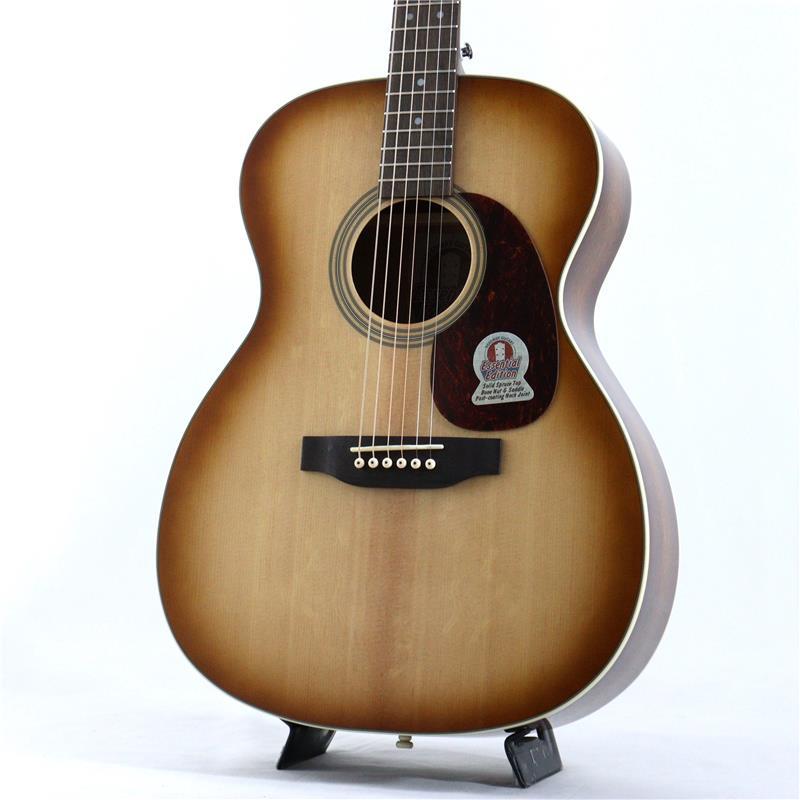 楽器種別：新品Headway/OTHERS (その他モデル) 商品一覧＞＞Headway/新品 商品一覧＞＞アコースティック・エレアコギター【25，000円〜55，000円】 商品一覧＞＞アコースティックギター/Headway 商品一覧＞＞アコギ買うなら、当店で！出荷前の検品・調整はもちろん、丁寧梱包でお届けします！Headway 【期間限定！アクセ11点セット付き！】HF-Essential ヘッドウェイ商品説明アコースティックギターをはじめたい方におススメ！！期間限定！演奏に必要な11点セット付き！普通に買うより\1，720もお得です！【セット内容】■ワンタッチカポタスト KIKUTANI GC-10アルミ製で軽量で使いやすく、ギターの音色を損なうことなくカポを素早く交換できます。見た目もスマートで、ギターのお洒落さを邪魔しません。アコースティックギターでは、カポを使うことで同じコード進行でもまったく違った表情を引き出すことができ、シンガーやバンドとのキー合わせもスムーズに。初心者にとっては、難しいコードを避けて演奏しやすくなるという利点もあります。■ストラップ立奏時の必需品■クリップチューナー超コンパクト！ヘッドを挟んでカンタンにチューニング！重量なんと・・僅か19g！■ソフトケース持ち運びの必需品スタジオや部室に行く際はこれに入れて！■ストリングス 替え弦急に弦が切れることもあるので持っていると安心です！■ストリングワインダー弦交換時に便利なペグ回し通称「あるとベンリ」■クロス楽器を磨く布。弾いた後は拭きましょう※注：カラーは選べません■ギタースタンドギターを置いておく時にギタースタンドがあると安心・安全！■ピック ×3枚＆ピックケースピックは消耗品！※セットの画像はサンプルです。内容は予告なく変更になる場合がございます。2025年冬 スポット生産モデルHeadway Essential Editionは、これからギターを始める方や、音楽を生活の中で楽しみたいプレイヤーに向けてHeadwayが提案する新たなシリーズ！琥珀(Ambder)の色味をイメージした、暖かみのあるトーンのバーストカラー。バースト部分の幅を狭くすることにより、洗練された印象にまとめました。ボディのサイドと裏側にも同色のバーストを施し、統一感のあるルックスに仕上げています。「長く良い音で弾けるギター」や「豊かな鳴り」といった、創業以来大切にしてきたHeadwayらしさを守るための不可欠（=Essential）な要素を備えつつ、エントリークラスの方にも手に取りやすい価格帯を実現しました。このギターを通じて、Headwayの価値観に触れ、音楽を奏でる喜びを感じていただければ幸いです。【牛骨のナット&サドル】アコースティックギターにおいて弦を支える重要なパーツである「ナット」と「サドル」には、高級ギターにも用いられる牛骨を採用しました。安価なギターで多く使われる樹脂製と比べ、牛骨は芯のある、まとまったサウンドを実現します。【マルチバインディング装飾】毎日のように手にする楽器だからこそ、触れた瞬間の満足感や所有する喜びを感じられるよう、細部の装飾にまでこだわりました。ボディの外周には、白と黒のセル素材を重ねたマルチバインディングを施し、さりげなく高級感を高めています。【サテン仕上げのネック】ネックには、さらさらとした手触りが心地よいサテン仕上げを採用しました。これにより左手の滑りが良くなり、スムーズなコードチェンジや運指をサポートします。 一方、ボディは高級感あふれるグロス仕上げを施し、Headway伝統の「後仕込み製法」によって、異なる仕上げのボディとネックをスムーズに接合させています。※画像はサンプルです。製品の特性上、木目や色合いは一本ごとに異なります。商品詳細Body Top：Solid SpruceBody Side&Back：Laminated OkoumeNeck：NatoFingerboard：LaurelNut：BoneSaddleBoneBridge：LaurelMachineheads：Rotomatic TypeScale：634mm (24.96inch)Width at Nut：43.0mmFinish：UV GlossAccessories：ソフトケース、六角レンチ、保証書イケベカテゴリ_アコースティック・エレアコギター_アコースティックギター_Headway_OTHERS (その他モデル)_新品 SW_Headway_新品 JAN:4571470407911 登録日:2026/04/04 アコースティックギター アコギ ヘッドウェイ