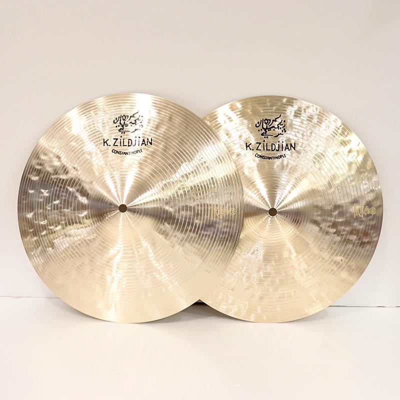 楽器種別：新品Zildjian/K Constantinople 商品一覧＞＞Zildjian/新品 商品一覧＞＞ドラム【80，000円〜160，000円】 商品一覧＞＞シンバル/ハイハット/Zildjian 商品一覧＞＞安心してお買い物頂けるよう、スネアもシンバルも丁寧梱包でお届けします！Zildjian 【イケベ楽器店創業50周年記念モデル】K Constantinople Light Hihat Pair 14'' [838g/1070g]商品説明限定生産 K Constantinople Light Hihat 14''の登場です。- K Constantinople -1998年に登場して以降、世界中のドラマーを魅了してきたZildjianのシンバルシリーズ。ハイハットシンバルのバリエーションは、発売以来ひとつだけだったのはご存じでしょうか。Zildjian社に協力を仰ぎ実現したこちらは、ラインナップを支えた既存モデルよりも薄く仕上げられたLight Hihat。もう一つの可能性。イケベ50周年記念モデルとして数量限定で販売させていただきます。-Zildjianによる解説-14インチ Kコンスタンティノープル・ライト・ハイハットは、従来モデルよりも薄い設計により、ローピッチな基音と軽やかなサウンドを実現しています。オープン時には、ほのかなスプラッシュ感が加わるのも特徴です。繊細なタッチにもしっかりと反応し、打感の繊細さと上品な煌めきを感じ取ることができます。また、Kコンスタンティノープル・クラッシュと同様の最新ハンマリングにより、豊かなダーク・オーバートーンが広がる奥行きのあるサウンドレンジを備えています。ライトウェイトでありながら高いレスポンスと広いダイナミックレンジを持ち、ジャンルを問わず自然に溶け込む、汎用性の高いハイハットです。サイズ：14インチ・ペアウェイト：Top 約838g / Bottom 約1070g※店頭にて展示、試打を解禁しております為、打痕や指紋汚れ等が発生する場合がございます。予めご了承下さい。イケベカテゴリ_ドラム_シンバル_ハイハット_Zildjian_K Constantinople_新品 SW_Zildjian_新品 JAN:0642388333693 登録日:2026/03/01 シンバル ジルジャン Kコンスタンチノープル