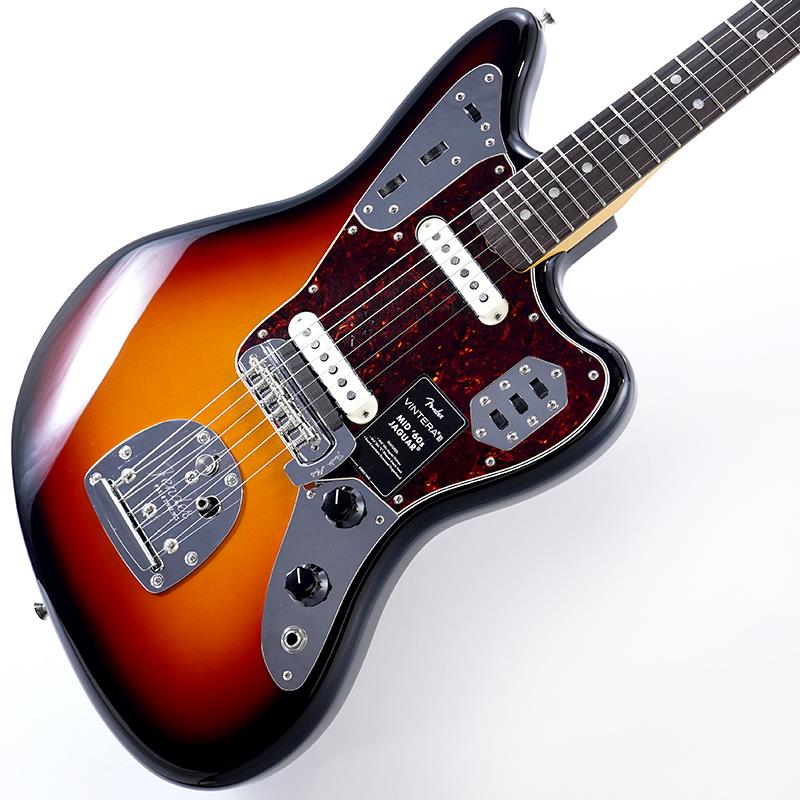楽器種別：新品Fender MEX/Vintera 商品一覧＞＞Fender MEX/新品 商品一覧＞＞エレキギター【130，000円〜250，000円】 商品一覧＞＞JGタイプ/Fender MEX 商品一覧＞＞当店のギターは、出荷前に専門スタッフが検品・調整しているので安心です！Fender MEX Vintera III Mid '60s Jaguar (3-Color Sunburst/Rosewood)商品説明Vintera III SeriesVintera IIIシリーズは、50年代、60年代、70年代の象徴的なFenderギターのルックス、フィール、そしてトーンを忠実に再現した、細部までこだわったヴィンテージ復刻モデルをラインナップしています。Vintera III Mid '60s Jaguarは、アルダーボディにローズウッド指板のメイプルネックを組み合わせ、パンチとクリアな明瞭度を備えた、紛れもないフェンダーサウンドを生み出します。オーセンティックな60年代中期のCシェイプネックは、手に自然に馴染む、どこか懐かしい弾き心地を提供。7.25インチラジアス指板とヴィンテージトールフレットが、抜群の快適性と優れた演奏性を実現します。サウンドの要となるピックアップには、丁寧に作り込まれた60年代中期仕様のヴィンテージスタイルシングルコイルを2基搭載し、Fenderサウンドを確立した甘く煌めきのあるトーンを余すことなく表現します。その他、ヴィンテージスタイルのトレモロロック付きフローティングトレモロ、音作りの幅を広げる当時仕様のリズムサーキット、ヴィンテージスタイルのJaguarミュートといった特徴を備えています。ヴィンテージスタイルの様々なディテールがクラシックな美しさをエンハンスし、当時に忠実なチューニングマシンが高いチューニング精度を実現します。Vintera IIIに注ぎ込められた細部のすべてがFenderの歴史を語り、本格的なヴィンテージスピリットと伝説的なサウンドを提供します。※画像はサンプルです。製品の特性上、杢目、色合いは個体ごとに異なります。ギグバッグ付属商品詳細Series: Vintera IIIBody Material: AlderBody Finish: Gloss PolyesterNeck: Maple， Mid ‘60s CNeck Finish: Gloss UrethaneFingerboard: Round-Laminated Rosewood， 7.25 (184.1 mm)Frets: 22， Vintage TallPosition Inlays: Aged-White Pearloid DotsNut (Material/Width): Bone， 1.650 (42 mm)Tuning Machines: Fender Vintage-StyleScale Length: 24 (60.96 cm)Bridge: 6-Saddle Vintage-Style Adjustable with Floating Tremolo Tailpiece with Jaguar MutePickguard: 4-Ply Tortoiseshell (3-Tone Sunburst)， 3-Ply Mint Green (Sherwood Green Metallic， Shell Pink)Pickups:Vintage-Style Mid ‘60s Single-Coil Jaguar (Bridge)Vintage-Style Mid ‘60s Single-Coil Jaguar (Neck)Pickup Switching: 2-On/Off Slide Switches， One for Each PickupSpecial Electronics: 2-Position Slide Switch for Bass-Cut Strangle CircuitAuxiliary Switching: 2-Position On/Off Slide Switch for Switching Between Lead and Rhythm CircuitsControls:Lead Circuit Controls (Slide Switch Down): Master Volume， Master ToneRhythm Circuit Controls (Slide Switch Up): Two Thumbwheel Controls for Neck Pickup Volume and ToneControl Knobs: Black PlasticHardware Finish: Nickel/ChromeStrings: Fender USA 250R Nickel Plated Steel (.010-.046 Gauges)， PN 0730250406Case/Gig Bag: Included: Deluxe Gig Bagイケベカテゴリ_エレキギター_JGタイプ_Fender MEX_Vintera_新品 SW_Fender MEX_新品 JAN:0885978960644 登録日:2026/04/16 エレキギター フェンダー ふぇんだー フェンダーMEX フェンダーメキシコ ビンテラ ヴィンテラ