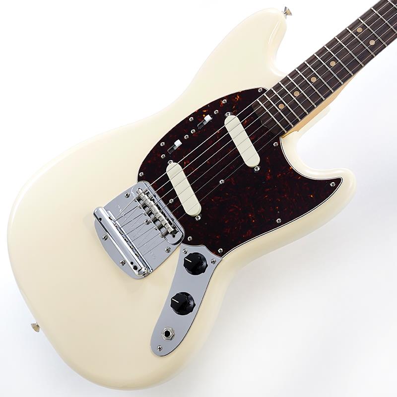 楽器種別：新品Fender MEX/Vintera 商品一覧＞＞Fender MEX/新品 商品一覧＞＞エレキギター【115，000円〜220，000円】 商品一覧＞＞MGタイプ/Fender MEX 商品一覧＞＞当店のギターは、出荷前に専門スタッフが検品・調整しているので安心です！Fender MEX Vintera III Mid '60s Mustang (Olympic White/Rosewood)商品説明Vintera III SeriesVintera IIIシリーズは、50年代、60年代、70年代の象徴的なFenderギターのルックス、フィール、そしてトーンを忠実に再現した、細部までこだわったヴィンテージ復刻モデルをラインナップしています。Vintera III Mid '60s Mustangは、アルダーボディにローズウッド指板のメイプルネックを組み合わせ、パンチとクリアな明瞭度を備えた、紛れもないフェンダーサウンドを生み出します。オーセンティックな60年代中期のCシェイプネックは、手に自然に馴染む、どこか懐かしい弾き心地を提供。7.25インチラジアス指板とヴィンテージトールフレットが、抜群の快適性と優れた演奏性を実現します。サウンドの要となるピックアップには、丁寧に作り込まれた60年代中期仕様のヴィンテージスタイルシングルコイルを2基搭載し、Fenderサウンドを確立した甘く煌めきのあるトーンそして温かくウッディなミッドレンジを余すことなく表現します。その他、ヴィンテージスタイルのMustangフローティングトレモロはスムーズなピッチ操作を可能にします。ヴィンテージスタイルの様々なディテールがクラシックな美しさをエンハンスし、当時に忠実なチューニングマシンが高いチューニング精度を実現します。Vintera IIIに注ぎ込められた細部のすべてがFenderの歴史を語り、本格的なヴィンテージスピリットと伝説的なサウンドを提供します。※画像はサンプルです。製品の特性上、杢目、色合いは個体ごとに異なります。ギグバッグ付属商品詳細Series: Vintera IIIBody Material: AlderBody Finish: Gloss PolyesterNeck: Maple， Mid ‘60s CNeck Finish: Gloss UrethaneFingerboard: Round Laminate Rosewood， 7.25 (184.1 mm)Frets: 22， Vintage TallPosition Inlays: Clay DotNut (Material/Width): Bone， 1.650 (42 mm)Tuning Machines: Vintage-Style with Vintage White ButtonsScale Length: 24 (60.96 cm)Bridge: 6-Saddle Vintage-Style Mustang TremoloPickguard: 4-Ply Tortoiseshell (Olympic White)， 3-Ply Mint Green (Dakota Red， Sonic Blue)Pickups:Vintage-Style Mid ‘60s Single-Coil Mustang (Bridge)Vintage-Style Mid ‘60s Single-Coil Mustang (Neck)Pickup Switching: 2-On/Off Slide Switches， One for Each PickupControls: Master Volume， Master ToneControl Knobs: Black PlasticHardware Finish: Nickel/ChromeStrings: Fender USA 250L Nickel Plated Steel (.009-.042 Gauges)， PN 0730250403Case/Gig Bag: Included: Deluxe Gig Bagイケベカテゴリ_エレキギター_MGタイプ_Fender MEX_Vintera_新品 SW_Fender MEX_新品 JAN:0885978960682 登録日:2026/04/16 エレキギター フェンダー ふぇんだー フェンダーMEX フェンダーメキシコ ビンテラ ヴィンテラ