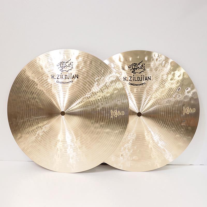 楽器種別：新品Zildjian/K Constantinople 商品一覧＞＞Zildjian/新品 商品一覧＞＞ドラム【80，000円〜160，000円】 商品一覧＞＞シンバル/ハイハット/Zildjian 商品一覧＞＞安心してお買い物頂けるよう、スネアもシンバルも丁寧梱包でお届けします！Zildjian 【イケベ楽器店創業50周年記念モデル】K Constantinople Light Hihat Pair 14'' [860g/1137g]商品説明限定生産 K Constantinople Light Hihat 14''の登場です。- K Constantinople -1998年に登場して以降、世界中のドラマーを魅了してきたZildjianのシンバルシリーズ。ハイハットシンバルのバリエーションは、発売以来ひとつだけだったのはご存じでしょうか。Zildjian社に協力を仰ぎ実現したこちらは、ラインナップを支えた既存モデルよりも薄く仕上げられたLight Hihat。もう一つの可能性。イケベ50周年記念モデルとして数量限定で販売させていただきます。-Zildjianによる解説-14インチ Kコンスタンティノープル・ライト・ハイハットは、従来モデルよりも薄い設計により、ローピッチな基音と軽やかなサウンドを実現しています。オープン時には、ほのかなスプラッシュ感が加わるのも特徴です。繊細なタッチにもしっかりと反応し、打感の繊細さと上品な煌めきを感じ取ることができます。また、Kコンスタンティノープル・クラッシュと同様の最新ハンマリングにより、豊かなダーク・オーバートーンが広がる奥行きのあるサウンドレンジを備えています。ライトウェイトでありながら高いレスポンスと広いダイナミックレンジを持ち、ジャンルを問わず自然に溶け込む、汎用性の高いハイハットです。サイズ：14インチ・ペアウェイト：Top 約860g / Bottom 約1137g※店頭にて展示、試打を解禁しております為、打痕や指紋汚れ等が発生する場合がございます。予めご了承下さい。イケベカテゴリ_ドラム_シンバル_ハイハット_Zildjian_K Constantinople_新品 SW_Zildjian_新品 JAN:0642388333693 登録日:2026/03/01 シンバル ジルジャン Kコンスタンチノープル