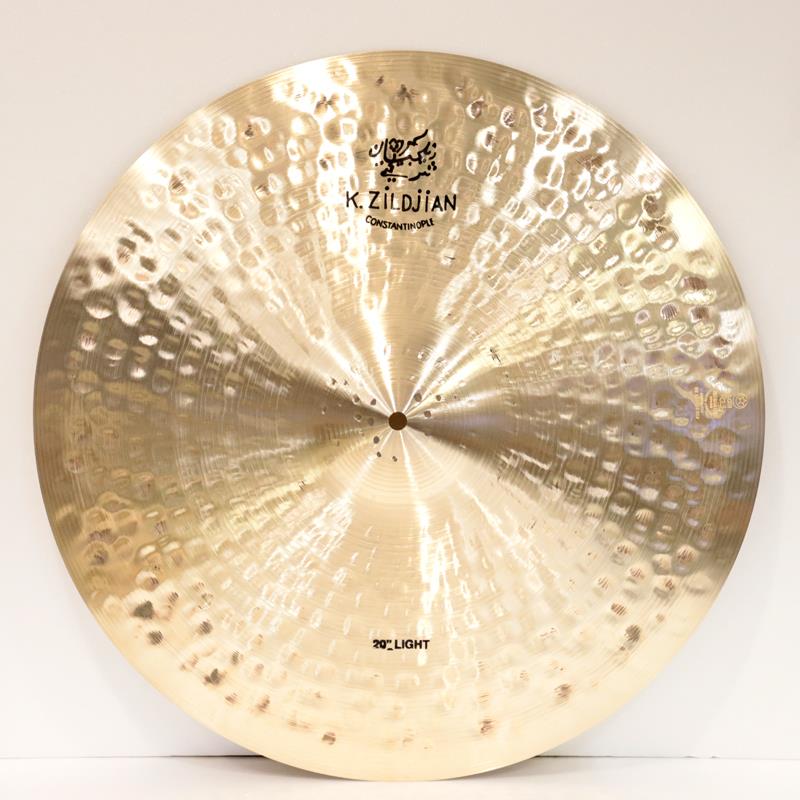 楽器種別：新品Zildjian/K Constantinople 商品一覧＞＞Zildjian/新品 商品一覧＞＞ドラム【65，000円〜135，000円】 商品一覧＞＞シンバル/ライド/Zildjian 商品一覧＞＞安心してお買い物頂けるよう、スネアもシンバルも丁寧梱包でお届けします！Zildjian 【イケベ楽器店創業50周年記念モデル】K Constantinople Light Ride 20'' [2017g]商品説明限定生産 K Constantinople Light Ride 20''の登場です。- K Constantinople -1998年に登場して以降、世界中のドラマーを魅了してきたZildjianのシンバルシリーズ当初ラインナップされたライドシンバルはMediumとLightの2種類のみ。現在ではプレイヤーの細かなニーズやスタイルの変化に合わせ、多岐にわたるラインナップへと拡充されています。2006年頃に惜しむらく廃番となった Light Ride ですがこの度Zildjian社の協力のもと新しく再現。イケベ50周年記念モデルとして数量限定で販売いたします。-Zildjianによる解説-20インチ Kコンスタンティノープル・ライト・ライドは、適度な柔軟性と心地よい跳ね返りを求めるプレイヤーに最適なシンバルです。軽量設計により立ち上がりが速く、過剰な残響を抑えつつ、あたたかみのあるクラッシュサウンドを自然に響かせます。薄めのプロファイルが豊かな倍音の広がりを生み、複雑なスティックパターンでも明瞭な存在感を発揮します。低くなだらかなカップは、柔らかく空気感のある粒立ちと確かな明瞭さを両立。複雑で深みのある音色と優れたクラッシュ性能、豊かな質感を備え、あらゆるドラムキットに自然に馴染む理想的な高いシンバルです。サイズ：20インチウェイト：約2017g※店頭にて展示、試打を解禁しております為、打痕や指紋汚れ等が発生する場合がございます。予めご了承下さい。イケベカテゴリ_ドラム_シンバル_ライド_Zildjian_K Constantinople_新品 SW_Zildjian_新品 JAN:0642388325728 登録日:2026/03/01 シンバル ジルジャン Kコンスタンチノープル