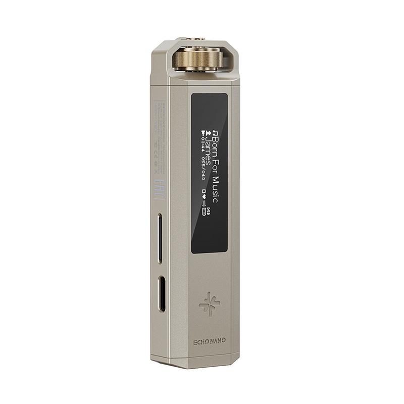 楽器種別：新品FiiO/新品 商品一覧＞＞レコーディング【5，000円〜20，000円】 商品一覧＞＞レコーダー・プレイヤー/プレイヤー/FiiO 商品一覧＞＞パワーレックは、専門スタッフに気軽に相談できる渋谷発のDTM・レコーディング機材専門フロアです。FiiO Snowsky ECHO NANO Titanium Gold (チタニウムゴールド)(フィーオ)(ポータブルオーディオプレイヤー)(ハイレゾ)(ロスレス)(ガジェットプレイヤー)(DAC)(microSD対応)(FIO-SSENANO-G)商品説明【製品の特長】★削ぎ落とすほど音楽が近くなる、いちばん小さな新定番。懐かしくて新しい、身につけるミニマルオーディオプレーヤーFIIOのサブブランド「Snowsky」から、ポータブルハイレゾ・ロスレスプレーヤー ECHO NANOが登場。かつてのMP3プレーヤーを思わせるデザインが特長です。6000系アルミマグネシウム合金をCNC精密加工した筐体は程よい重量感を備え、本体上部の金属ノブは、使用頻度の高い操作を片手だけでこなせるコントロールキー。触れているだけで心が躍ります。極小の筐体に独立DACチップ「CS43131」を搭載し、DSD256やPCM最大24bit/192kHzのハイレゾ音源に対応。0.91インチOLEDディスプレイ、最大256GBのmicroSDカード拡張に加え、リモコン付有線イヤホン操作、スマートホン接続でドングルDACとして使えるUSB DAC機能まで凝縮しました。ミニマルなデザインだからこそ際立つ、全6色のカラーバリエーション。Hi-Res Audio認証を取得。わずか約33.5gの小型ボディが、本格的なHi-Fi体験を叶えます。●指先で感じる精度に、気付けば触れている。聴くほどに愛着が深まるガジェットプレーヤー懐かしいデザインと、人生を共に紡いできた楽曲。親しんだ名曲の記憶が、最新のプレーヤーで新たに塗り替えられていく。音楽再生を専用プレーヤーに委ねれば、通知やバッテリー残量から解放され、推しのアーティストや作品と2人だけの時間に浸れます。毎日に、そんな贅沢を。●持ち歩きに特化したミニマルデザイン。どこへでも収まり、取り付けられる金属筐体あの頃夢中になったMP3プレーヤーの外観を再現した、個性的な一台。筐体には6000系アルミマグネシウム合金を採用し、CNC精密加工で上質かつ傷に強い仕上がりに。付属のクリップ付透明ケースで、どこにでも取り付けてオールシーズン気軽に持ち歩けます。●軽快なダイヤルと物理ボタンで思いのままに。指に馴染むガジェットプレーヤー本体上部に金属製の多機能ダイヤルを搭載。片手で音量調整、電源オン／オフ、画面の点灯／消灯を操作でき、ポケットに入れたままのブラインド操作も可能です。サイド面の物理ボタンで再生／一時停止、曲送り／曲戻しも思いのままです。●省電力で見やすい、OLEDディスプレイ0.91インチの自発光OLEDディスプレイを採用。曲名やアーティスト、フォルダ階層など、操作に必要な基本情報をくっきりと表示します。低消費電力で再生時間の延長にも貢献します。●独立DACチップ「CS43131」と専用オーディオクロック制御による、最新設計のHi-Fiサウンドこだわりはデザインだけではありません。小さな筐体に、独立DACチップ シーラス・ロジック社「CS43131」と専用設計のオーディオグレード クロック制御回路を搭載。FIIOが多くのハイレゾDAPで培ったノウハウを投入したHi-Fi音質を、心ゆくまで堪能できます。●スマートホンのストリーミングもより高音質で楽しめる、小型ドングルDAC機能USB Type-Cケーブルでスマートホンやタブレット、PCと接続すれば、高性能な外付ドングルDACに早変わり。ECHO NANO内部のオーディオ専用チップによる高精度なデコードで、音源の解像度を高めます。UAC対応※・プラグ＆プレイで手軽に使用できます。※PCM 16bit/48kHz対応。※UAC機能使用時は本体充電をオフにでき、スマートホンの電池消費を気にせず使えます。●楽曲コレクションを思う存分持ち歩ける、microSDカードスロットを装備最大256GBのmicroSDカードに対応。数千曲のロスレス音楽を収め、高品質なライブラリを持ち出せます。外出先でも数枚のmicroSDカードを簡単に挿し替えられます。●リモコン付イヤホン対応で、さらに快適3.5mm/4極プラグの有線イヤホンのリモコン操作に対応。本体を取り出さずに、クリック操作で再生／一時停止、曲送り／曲戻しが可能です。※CTIA規格・リモコンプロトコル対応イヤホンが必要です。●クリップ付透明ケースを付属、自由なポータビリティ個性的な本体デザインをそのまま見せる専用透明ケースを標準同梱。持ち歩きに便利なクリップ機能を備えています。●Hi-Res Audio認証取得、高忠実サウンドオーディオグレードの独立水晶発振器を搭載し、正確な音像定位と明瞭なサウンドを実現。Hi-Res Audio認証を取得し、音楽を細部まで忠実に再現します。【製品の仕様】●ディスプレイ0.91インチ OLEDカラーディスプレイ●DACチップCS43131●外部ストレージmicroSDカード 最大256GB●再生対応フォーマットDSD／WAV／FLAC／APE／MP3／M4A／OGG●対応サンプリングレートDSD：DSD64／128／256　WAV・FLAC・APE：最大24bit/192kHz●USB DAC機能 対応サンプリングレートPCM 16bit/48kHz●出力端子3.5mmシングルエンド●リモコン付有線イヤホン操作対応（3.5mm/4極プラグ/CTIA準拠）●出力L+R=120mW+120mW（32Ω、THD+N1%）●S/N比=127dB（32Ω、A特性）●THD+N0.00%●ノイズフロア0.7μV●EQ設定Retro/Bass/Heavy/Pop/Jazz/Unique/User EQ/OFF●フィルター設定Fast Roll-off-Minimum Phase/Fast Roll-off-Linear Phase/Slow Roll-off-Minimum Phase/Slow Roll-off-Linear Phase/NOS●ゲインHIGH/LOW●チャンネルバランスL/R 各12ステップ●USB DAC機能UAC対応●バッテリー持続時間約7時間●本体サイズ約81×20×11mm（H×W×D）●質量約33.5g●付属品クリップ付透明ケース／USBケーブル(Type-A to C)イケベカテゴリ_レコーディング_レコーダー・プレイヤー_プレイヤー_FiiO_新品 SW_FiiO_新品 JAN:4562314022384 登録日:2026/08/06 フィーオ