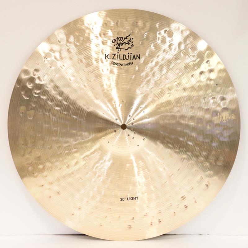 楽器種別：新品Zildjian/K Constantinople 商品一覧＞＞Zildjian/新品 商品一覧＞＞ドラム【65，000円〜135，000円】 商品一覧＞＞シンバル/ライド/Zildjian 商品一覧＞＞安心してお買い物頂けるよう、スネアもシンバルも丁寧梱包でお届けします！Zildjian 【イケベ楽器店創業50周年記念モデル】K Constantinople Light Ride 20'' [1973g]商品説明限定生産 K Constantinople Light Ride 20''の登場です。- K Constantinople -1998年に登場して以降、世界中のドラマーを魅了してきたZildjianのシンバルシリーズ当初ラインナップされたライドシンバルはMediumとLightの2種類のみ。現在ではプレイヤーの細かなニーズやスタイルの変化に合わせ、多岐にわたるラインナップへと拡充されています。2006年頃に惜しむらく廃番となった Light Ride ですがこの度Zildjian社の協力のもと新しく再現。イケベ50周年記念モデルとして数量限定で販売いたします。-Zildjianによる解説-20インチ Kコンスタンティノープル・ライト・ライドは、適度な柔軟性と心地よい跳ね返りを求めるプレイヤーに最適なシンバルです。軽量設計により立ち上がりが速く、過剰な残響を抑えつつ、あたたかみのあるクラッシュサウンドを自然に響かせます。薄めのプロファイルが豊かな倍音の広がりを生み、複雑なスティックパターンでも明瞭な存在感を発揮します。低くなだらかなカップは、柔らかく空気感のある粒立ちと確かな明瞭さを両立。複雑で深みのある音色と優れたクラッシュ性能、豊かな質感を備え、あらゆるドラムキットに自然に馴染む理想的な高いシンバルです。サイズ：20インチウェイト：約1973g※店頭にて展示、試打を解禁しております為、打痕や指紋汚れ等が発生する場合がございます。予めご了承下さい。イケベカテゴリ_ドラム_シンバル_ライド_Zildjian_K Constantinople_新品 SW_Zildjian_新品 JAN:0642388325728 登録日:2026/03/01 シンバル ジルジャン Kコンスタンチノープル