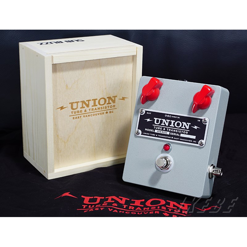楽器種別：新品Union Tube & Transistor/新品 商品一覧＞＞エフェクター【35，000円〜75，000円】 商品一覧＞＞ギター用エフェクター/歪み系/ファズ/Union Tube & Transistor 商品一覧＞＞安心してお買い物頂けるよう、コンパクトもマルチも丁寧梱包でお届けします！Union Tube & Transistor SUB BUZZ [Fuzz & Clean Booster]商品説明そのユニークで目立つルックスと、高品質なサウンドが高いレベルで融合した、最新鋭ペダルを製作するカナダ発のハンドメイド・エフェクトブランド、UNION Tube & Transistor！ギターズステーションに緊急入荷です！！音楽とギアをこよなく愛するビルダー、クリス・ヤングとカーク・エリオットの二人よって製作される最高品質のハンドメイド・エフェクトペダル、UNION Tube & Transistor！カナダのバンクーバーにはかつて他とは一線を画す存在だったミュージックストアがあり、そこで開いたワークショップで瞬く間に地元ミュージシャン達に噂が広まり、人気を得た事を期に発足したブランドです。彼らはクラシックにも対応できるモダンなペダル、シンプル且つ上品さも兼ね備えたペダルを考案することからスタートしております。過去の音楽が幾多の革新によって進化してきたことを理解し、そこに彼らの技術を加え高品質と耐久性を持ち合わせた最新鋭のペダルを製作しております。また、クリスは、The White Stripes/ザ・ホワイト・ストライプスや、ザ・ラカンターズ、ザ・デッド・ウエザー、ソロとしても活躍する Jack White(ジャック・ホワイト)のギター・エフェクトを作ったエンジニアとして全米にて知られており、既にトップクラスの評価を得ております。本モデルのSUB BUZZ(サブ・バズ)は、ユニークなモデルでクリーン・ブーストとファズを兼ね備えたモデルです。つまみはシンプルにファズ(左）とクリーンブースト（右）の仕様。ファズ・レベルを0にし、ブーストのツマミを上げればブースターとなり、逆の場合はファズ。クリーンのゲインは+20dbまで可能です。そして2つのツマミを調整する事でオーヴァー・ドライブ的な歪みから音の潰れた過激ファズサウンドまでアレンジ可能となっております！元々、ベース用に作られたモデルですので、ベーシストにも最適なドライブペダルです！音楽とギアをこよなく愛する製作者が生み出した、他とは一線を画した存在感あるペダルUNION Tube & Transistor！貴方の全身でご堪能して頂きたい逸品です！＊正規輸入品　木箱、ロゴ入りクロス　付属＊9Vバッテリー対応 / 9V AC アダプター対応（センター マイナス）※画像はイメージになります。仕様・価格など予告なく変更する場合がございます。※輸入ハンドメイド商品の為、塗装ムラ、剥がれ裏のゴムの部分のキズ等がある場合もございますが、予めご了承下さい。イケベカテゴリ_エフェクター_ギター用エフェクター_歪み系_ファズ_Union Tube & Transistor_新品 SW_Union Tube & Transistor_新品 JAN:4582285525561 登録日:2016/04/18 エフェクター コンパクトエフェクター ストンプボックス