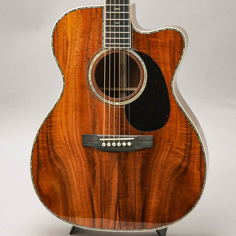 楽器種別：新品アコースティックギター/MARTIN 商品一覧＞＞アコースティックギター/MARTIN/Custom Shop 商品一覧＞＞アコースティックギター【1，390，000円〜2，590，000円】 商品一覧＞＞アコギ買うなら、当店で！出荷前の検品・調整はもちろん、丁寧梱包でお届けします！MARTIN CTM 000C-42 K2 All Hawaiian Koa -Factory Wood Selection Custom Model-商品説明-Factory Wood Selection Custom Model-　極上ウッドマテリアルワイルドなカーリー杢が美しい逸品。厳選のファクトリー選定材にて製作。カスタムショップの技巧が光る 000C-42K2 All Hawaiian Koa Model★ファクトリー現地選定材による極上ウッドマテリアル★カーリー杢の美しいオールハワイアンコアボディ★エレガントなヴェネチアンカッタウェイ★ヨーロピアンフレイムドメイプルウッドバインディングによる品格漂うディテール★美麗なオルタネイティブトーチヘッドストック＆スノーフレークポジションマーク、ボディパフリング＆ロゼットのインレイワーク★オールコアならではの温もり感溢れる美しい音色000-オーディトリアムサイズ-のStyle42は、エリック・クラプトン等の使用でも良く知られるところ。ドレッドノートより一回り小振りな美しいフォルムを持ったボディサイズに美麗なインレイ、パフリングが施されたラグジュアリーなスタイル。こちらは、ウッドマテリアルをオールハワイアンコアにてアレンジしたいわゆる"K2"モデル。更にエレガントなラインを描くヴェネチアンカッタウェイ仕様による高い演奏性も魅力的。本器は、マーティンファクトリーに専任スタッフがおもむき、現地にてカスタムショップスタッフと共に入念に、厳選に厳選を重ねセレクトされた"極上材"にて製作。ワイルドなカーリー杢の浮かび上がる美麗なコア材とフレイムメイプルバインディングのマッチングによる格調高いディテール感が素晴らしい。ヘッドに燦然と輝くオルタネイティブトーチインレイが本器のスペシャリティを一際印象付けている・・・いざ出音を紡げば・・・上質なハワイアンコアならではの温かい音色に包まれ、時間を忘れてじっくり弾き続けてしまう・・・厚みのあるミッドレンジと絶妙な輪郭感を伴ったそのサウンドは、K2スペックだからこそ堪能出来るものである。カッタウェイボディとローオーバル＆PAテーパー(パフォーミングアーティストテーパー）のネックグリップによる非常に高いプレイアビリティは、様々な演奏スタイルに追従し、プレイヤーから素晴らしい演奏を引き出してくれるであろう。マーティンカスタムショップによる高い技術力が引き出す希少なハワイアンコアウッドの魅力・・・現地に赴いた弊社スタッフとカスタムショップスタッフの熱いフレンドシップも併せてのせたディテール・・・素晴らしいマテリアルと音色・・・そして心意気が光る逸品。この機会に是非。◆ハードケース付属商品詳細-SPEC-Top Material: Highly Flamed KoaBracing Material， Top: Sitka Spruce　X Brace - ScallopedBack and Side Material: Highly Flamed KoaBinding Material: European Flamed MapleRosette Style: Style 45 Black Maple fiberBridge Style: Modern Belly Neck Material: 12/4 Genuine Mahogany Neck Profile: Modified Low OvalNeck Taper: High Performance TaperTuning Machines: Gotoh Gold Butterbean Knobs(1D-CFM/G)Vintage Open Gear Fingerboard Material: Black Ebony Fingerboard Inlay: Style 45 SnowFlake(Long)Fingerboard Width at Nut:1 3/4（44.5mm）Fingerboard Width at12th Fret: 2 1/8String Spacing:2 5/32Scale Length:24.9（632.5mm）Headplate:Highly Flamed KoaHead Inlay:Alternate TorchFinish Type: Standard Finish Package: Gloss Body w/ Gloss NeckTop Color: ClearElectronics: Noneイケベカテゴリ_アコースティック／エレアコギター_アコースティックギター_MARTIN_Custom Shop_新品 JAN:2500020026274 登録日:2023/11/15 マーチン マーティン