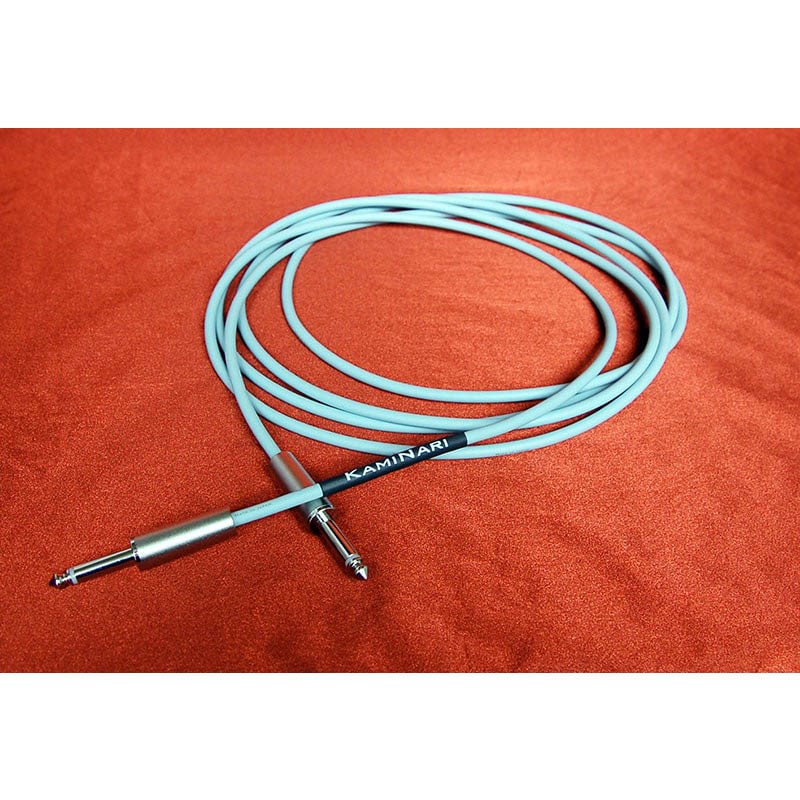 楽器種別：新品KAMINARI/新品 商品一覧＞＞楽器アクセサリ【5，000円〜10，000円】 商品一覧＞＞シールドコード/シールドコード/KAMINARI 商品一覧＞＞品揃え豊富な当店なら弦、パーツ、ケーブルなどのアクセサリーがまとめて揃います！KAMINARI ウクレレ専用ケーブル K-UC3SS (3m) カミナリ商品説明ウクレレ専用ケーブル酸化物を含まない無酸素銅で作られた国産のオリジナルOFCケーブルを使用し、タイトな高音域と柔らかく暖かみのある中低域を両立させた、ウクレレ専用高品質シールドケーブル。ウクレレのボディサイズに合わせ、ケーブル径を5mmに新設計することでケーブル全体の軽量化と取り回しの良さを実現した。コネクタには、ダイナミックレンジをロスする事なくダイレクトに伝達する、軽量な国産真鍮削り出しプラグを採用。※KAMINARIケーブル製品には、株式会社小島半田製造所の音響用はんだ「HMXシリーズ」を使用しております。株式会社小島半田製造所は、徹底した品質管理と長年の経験と実績で培った生産技術を活かし、これまでに様々なはんだを開発しています。その取り組みの一つである音響用はんだ「HMXシリーズ」は特殊技術により、はんだに含まれる微細な酸化物を極限まで取り除き、圧倒的な音の立ち上がりの速さと倍音量を実現。不自然な誇張をせず、高音域から低音域まで広いレンジの原音を損なう事なく表現し、KAMINARIケーブルの性能を最大限に発揮します。Color : Light Blueイケベカテゴリ_楽器アクセサリ_シールドコード_シールドコード_KAMINARI_新品 SW_KAMINARI_新品 JAN:4562317460930 登録日:2024/01/23 シールドコード ギターシールド シールド シールドケーブル ギターケーブル
