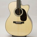 楽器種別：新品アコースティックギター/MARTIN 商品一覧＞＞アコースティックギター/MARTIN/Custom Shop 商品一覧＞＞アコースティックギター【485，000円〜915，000円】 商品一覧＞＞アコギ買うなら、当店で！出荷前の検品・調整はもちろん、丁寧梱包でお届けします！MARTIN CTM 000C-28 Italian Alpine Spruce Top #2764578 -Factory Tour Promotion Custom-商品説明白く眩いルックス。芳醇で濃密な音色が美しい逸品。-CUSTOM PROMO FACTORY SPECIAL-マーティンファクトリーツアーの参加ディーラーのみが特別価格＆特別仕様にてオーダー可能な「ファクトリー・プロモーションオーダー」特別に算出された価格設定と既定のスペック内から仕様をチョイスして製作する方式により、個別のカスタムオーダーと比較するとかなりお得な条件でカスタムモデルが製作可能という見逃せない好評企画。今回、ファクトリーツアー自体がかなり久方振りでしたので、本企画モデルも数年振りの入荷という事になります。本器は、000カッタウェイボディにイタリアンアルパインスプルースを配した一本。深い音色と高いプレイアビリティが、いやおう無く感性を揺さぶる美しい逸品です。★本企画の為だけの特別価格設定★既定のスペック内から仕様をチョイスする方式による特別条件★ストラディバリウスにも使用されていたと言われる銘木イタリアンアルパインスプルースをトップにチョイス★ブレイシングには、ゴールデンエラスタイル、アディロンダックブレイスをチョイス★ヨーロピアンフレイムメイプルウッドバインディングによるエレガントな仕立て★ジェニュインマホガニーネック仕様★ブラックエボニーフィンガーボード＆ブリッジ★ボールドヘリンボーンロゼット、オールドスタイルゴールドロゴ＆ゴールドパーツにて、アルパイン仕様と判別出来るスペック。★通常プライスから換算するとかなりお買い得な価格設定。一際、目を惹きつける美しい佇まい。トップ材のイタリアンアルパインスプルースの放つオーラ感・・・一音奏でれは、その素晴らしい音色に心ときめく筈。硬過ぎず・・・柔らか過ぎず・・・例えるなら、一流シェフが仕立てた高級パスタのような滑らかさとアルデンテの食感・・・美しく煌めく濃厚な倍音ソースと併せて召し上がってください。などと言いたくなってしまう素晴らしいサウンドです。この素晴らしいバランスは、きっとゴールデンエラスタイルのアディロンダックブレイスの絶妙なマッチングによるところなのでしょう。これもプロモ企画だからこそチョイス出来た・・・とも言えるスペックです。サイド＆バックのインディアンローズも色味の良い美しい材がチョイスされており素晴らしい。ヘリンボーントリムに併せたメイプルウッドバインディングのウッディでエレガントな仕上がりで、一際カスタム感が上がっており、その質感の高さには、手にした時の満足感は、ひとしおでしょう。000Cというスタイルは、高いプレイアビリティと適度な柔らかさ、繊細さを兼ね備えており、エレキライクなプレイスタイルでチョーキング、ベンドを交えたフレーズを多用する方やDタイプやOMタイプの張り詰めた感がちょっとキツイ・・・という方には、うってつけの高い汎用性を持ったモデルです。カッタウェイボディの演奏性の高さも相まって、1本で様々こなさなければいけないプレイヤーの方には、最強の一本になる可能性を秘めております。ファクトリー特別プロモーションならではの魅力的なディテールとプライス本来、個別のカスタムオーダーであれば、ここまでスペックを盛ると結構な価格になってしまいますが、ここまでのマテリアルでありながら、この価格で手に出来るのは、本企画ならでは・・・です！イタリアンアルパインスプルースの白く眩いルックスをはじめとする各所拘りのウッドマテリアル・・・芳醇で濃密な音色が美しい逸品。ひとたび奏でれば、心ときめく至高の一本。この機会に是非、手に取ってくださいませ。商品詳細-SPEC-Top Material: Italian Alpine SpruceBracing Material， Top: Adirondack Spruce　X Brace - Scalloped Golden Era 5/16Back and Side Material:EastIndian RosewoodBinding Material: European Flamed MapleRosette Style: 3 Ring Bold Herringbone BoltaronBridge Style: Modern BellyNeck Material: 12/4 Genuine MahoganyNeck Profile: Modified Low OvalNeck Taper: High Performance TaperTuning Machines: Grover Gold V97-18GA StaTite 18:1 Vintage BtnFingerboard Material: Black EbonyFingerboard Inlay: Golden Era Diamonds and Squares LongFingerboard Width at Nut:1 3/4（44.5mm）Fingerboard Width at12th Fret: 2 1/8String Spacing:2 5/32Scale Length:24.9（632.5mm）Finish Type: StandardFinish Package: Gloss Body w/ Satin NeckTop Color: ClearElectronics: Noneハードケース付属イケベカテゴリ_アコースティック／エレアコギター_アコースティックギター_MARTIN_Custom Shop_新品 JAN:2500020026298 登録日:2023/11/15 マーチン マーティン