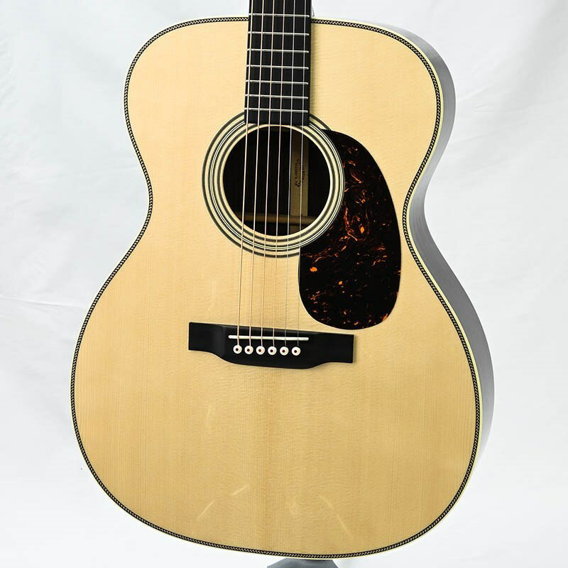 楽器種別：新品アコースティックギター/MARTIN 商品一覧＞＞アコースティックギター/MARTIN/Custom Shop 商品一覧＞＞アコースティックギター【600，000円〜1，120，000円】 商品一覧＞＞アコギ買うなら、当店で！出荷前の検品・調整はもちろん、丁寧梱包でお届けします！MARTIN CTM 000-28 Alpine Spruce Top Hide Glue&Thin Finish #2760624 -Factory Tour Promotion Custom-商品説明白く眩いルックス。芳醇で濃密な音色が美しい逸品。-CUSTOM PROMO FACTORY SPECIAL-マーティンファクトリーツアーの参加ディーラーのみが特別価格＆特別仕様にてオーダー可能な「ファクトリー・プロモーションオーダー」特別に算出された価格設定と既定のスペック内から仕様をチョイスして製作する方式により、個別のカスタムオーダーと比較するとかなりお得な条件でカスタムモデルが製作可能という見逃せない好評企画。今回、ファクトリーツアー自体がかなり久方振りでしたので、本企画モデルも数年振りの入荷という事になります。本器は、000にイタリアンアルパインスプルースを配し、更に接着にはハイドグルー（ニカワ）を塗装は、極薄塗装のシンフィニッシュのオプションを盛り込んで製作した一本。[CTM 000-28 Italian Alpine Spruce Top #2760624]拘りを極めたディテール。絶妙なバランスで奏でられる深い音色が、いやおう無く感性を揺さぶる美しい逸品です。★本企画の為だけの特別価格設定★既定のスペック内から仕様をチョイスする方式による特別条件★ストラディバリウスにも使用されていたと言われる銘木イタリアンアルパインスプルースをトップにチョイス★ハイドグルー＆シンフィニッシュ仕様★ブレイシングには、ゴールデンエラスタイル、アディロンダックブレイスをチョイス★ジェニュインマホガニーネック仕様　※ナット幅：42.9mmモディファイドVシェイプ★ブラックエボニーフィンガーボード＆ブリッジ★通常プライスから換算するとかなりお買い得な価格設定。一際、目を惹きつける美しい佇まい。トップ材のイタリアンアルパインスプルースの放つオーラ感・・・一音奏でれは、その素晴らしい音色に心ときめく筈。硬過ぎず・・・柔らか過ぎず・・・その絶妙な響き・・・例えるなら、一流シェフが仕立てた高級パスタのような滑らかさとアルデンテの食感・・・美しく煌めく濃厚な倍音ソースと併せて召し上がってください。などと言いたくなってしまう素晴らしいサウンドです。ハイドグルー＆シンフィニッシュによる拘りのオプションにより木部の振動効率を突き詰め、より音楽的で豊かな鳴りが魅力。ゴールデンエラスタイルのアディロンダックブレイスのディテールと相まって素晴らしいサウンドバランスです。通常かなりハイコストになりうるスペックですが、プロモ企画だからこそ思い切ってチョイス出来た・・・とも言えるマテリアルです。サイド＆バックのインディアンローズも木目が通った美しい材がチョイスされており素晴らしい。000〜オーディトリアム〜のトラッドなスタイルを突き詰めた本器。このサイズからは、エリック・クラプトンの演奏スタイルが容易に想像されますが、まさに高いプレイアビリティと適度な柔らかさ、繊細さを兼ね備えており、エレキライクなプレイスタイルでチョーキング、ベンドを交えたフレーズを多用する方やDタイプやOMタイプの張り詰めた感がちょっとキツイ・・・という方には、うってつけ。今や希少なナローネック＆モディファイドVシェイプをチョイスしており、握り込みスタイルでグリップされる方などには、特に馴染みやすいスペックです。一回り小振りな取り回しのよいサイズ感で、オーディトリアムの魅力が集約された非常に汎用性の高い一本と言えるでしょう。ファクトリー特別プロモーションならではの魅力的なディテールとプライス本来、個別のカスタムオーダーであれば、ここまでスペックを盛ると結構な価格になってしまいますが、ここまでのマテリアルでありながら、この価格で手に出来るのは、本企画ならでは・・・です！イタリアンアルパインスプルースの白く眩いルックスをはじめとする各所拘りのウッドマテリアル・・・芳醇で濃密な音色が美しい逸品。ひとたび奏でれば、心ときめく至高の一本。この機会に是非、手に取ってくださいませ。ハードケース付属商品詳細-SPEC-Spesial:HideGlue&ThinfinishTop Material: Italian Alpine SpruceBracing Material， Top: Adirondack Spruce　X Brace - Scalloped Golden Era 5/16 Back and Side Material:EastIndian RosewoodBinding Material: Antique WhiteRosette Style: 28 Marquis StyleBridge Style: Modern Belly Neck Material: 12/4 Genuine Mahogany Neck Profile: Modified VTuning Machines: Grover Nickel V97-18GA StaTite 18:1 Vintage Btn Fingerboard Material: Black Ebony Fingerboard Inlay: Golden Era Diamonds and Squares ShortFingerboard Width at Nut:1 11/16(42.5mm)Fingerboard Width at12th Fret: 2 1/8String Spacing:2 5/32Scale Length:24.9(632.5nn)Finish Type: Thin FinishFinish Package: Gloss Body w/ Satin NeckTop Color: ClearElectronics: Noneイケベカテゴリ_アコースティック／エレアコギター_アコースティックギター_MARTIN_Custom Shop_新品 JAN:2500020026281 登録日:2023/11/15 マーチン マーティン