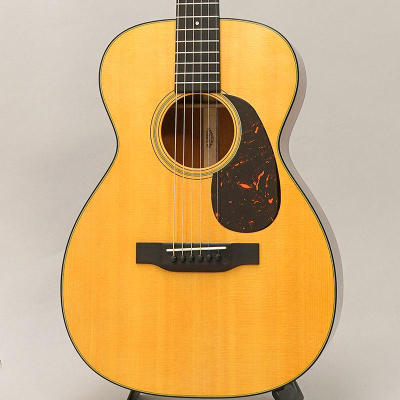 楽器種別：ユーズドMARTIN/0 (シングル・オー) 商品一覧＞＞MARTIN/ユーズド 商品一覧＞＞アコースティック・エレアコギター【235，000円〜440，000円】 商品一覧＞＞アコースティックギター/MARTIN 商品一覧＞＞アコギ買うなら、当店で！出荷前の検品・調整はもちろん、丁寧梱包でお届けします！MARTIN USED 中古 0-18 Standard ’23 マーチン マーティン商品説明2023年製 美品中古が入荷いたしました。本器の状態といたしまして、外観上目立つようなキズや使用感は見受けられません。ネック裏の艶消しも風合いを残しているほど綺麗なコンディションではございますが、中古品の為擦れ傷など特有の使用感がわずかにございます。価格改定により50万円近くの金額となったモデル。お買い得にお求めいただける大チャンスです。---------------------------------------------------------------------以下新品ページより引用Martinといえばドレッドノートや000などののスタイルが人気で、ウッドマテリアルも28系のローズウッドが定番ではありますが、マホガニーの18系でシングルオーの小柄なボディーを持つ0-18は、定番モデルには無い独特な個性が有り、コアなファンも多いモデルです。近年ではレギュラーラインナップから外れる事も多かった0-18ですが、2017年に刷新されたスタンダードシリーズにはラインナップされており、14フレットジョイントの0-18は久々の登場となります。0-18 は、小柄なコンサートサイズにマホガニーのサイド＆バックとシトカスプルーストップにスキャロップブレーシングとなっており、そこに24.9インチの短いスケールからのサウンドはコロコロと軽快に抜けの良い響きを持っており、オープンギアのニッケルチューナーやエボニーの指板とブリッジなどはクラシカルな風合いとなっております。このようにウッドマテリアルやルックスなどはトラディショナルなスタイルですが、ネックグリップは近年の演奏スタイルでも弾き易いモダンなスタイルとなっており、モディファイドローオーバルのネックシェイプと、ハイパフォーマンステーパーの組み合わせにより、高い演奏性を実現しております。商品詳細-SPEC-Model : 0-18Top Material : SpruceRosette : Old Style 18 Multi-StripeBracing Pattern : X BraceBrace Shape : Scalloped X with Non-Scalloped Tone BarsBrace Material : Sitka SpruceBack Material : Genuine MahoganySide Material : Genuine MahoganyBinding : Faux TortoiseTop Inlay Material : Multi-StripeNeck Material : Select HardwoodNeck Shape : Modified Low OvalNeck Taper : High Performance TaperNut Material : BoneHeadstock Shape : Solid with Square TaperHeadplate Material : East Indian RosewoodFingerboard Material : EbonyScale Length : 24.9Fingerboard Width at Nut : 1 3/4''Fingerboard Inlay Style : Old Style 18Back and Side Finish : GlossBack and Sides Color : Dark MahoganyFinish Top : GlossTop Color : Aging TonerNeck Color : Dark MahoganyBridge Material : EbonyBridge Style : Modern Belly - Drop in SaddleTuning Machines : Nickel Open GearPickguard : Faux Tortoiseイケベカテゴリ_アコースティック・エレアコギター_アコースティックギター_MARTIN_0 (シングル・オー)_ユーズド SW_MARTIN_ユーズド 登録日:2025/10/21 アコースティックギター アコギ マーチン マーティン