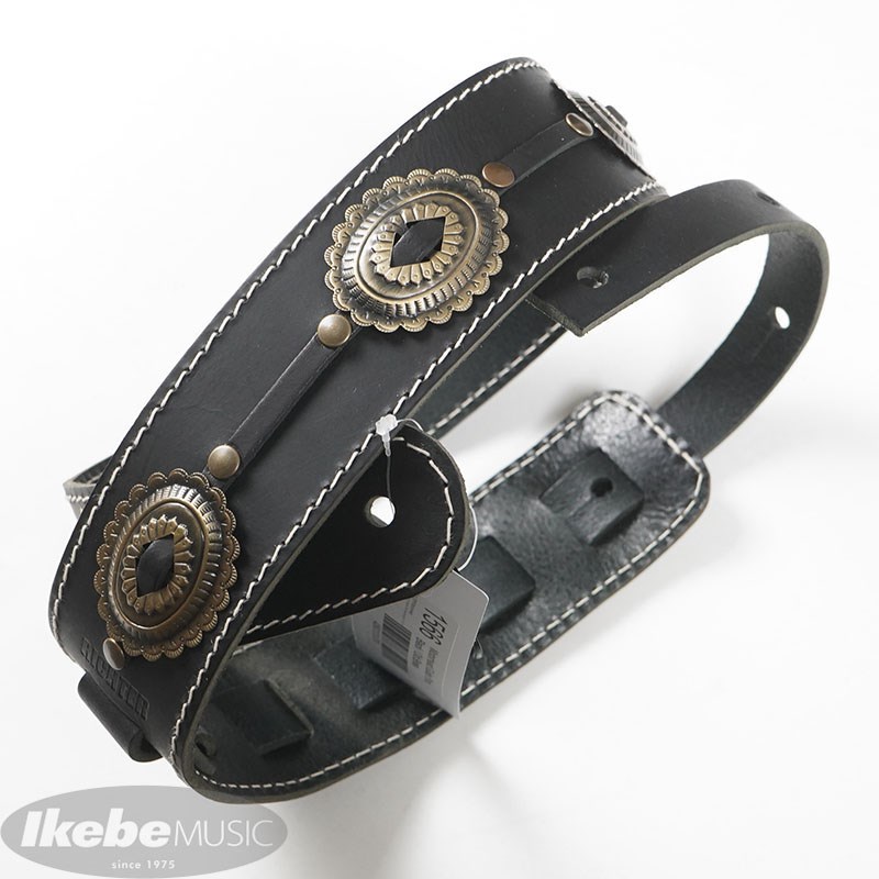 楽器種別：新品Richter Straps/新品 商品一覧＞＞楽器アクセサリ【5，000円〜15，000円】 商品一覧＞＞ギターストラップ/Richter Straps 商品一覧＞＞品揃え豊富な当店なら弦、パーツ、ケーブルなどのアクセサリーがまとめて揃います！Richter Straps #1566 MOTORHEAD Guitar Strap [Black/Old Brass]商品説明Richter Straps（リヒターストラップ）MOTORHEADのシグネーチャーモデルで、高品質なオイルドバッファローレザーに 重厚感のあるコンチョが装着されています。＜サイズ＞長さ：約100cm〜147cm、幅：約6cm※使用している材料や製作工程の性質上、本革特有の細かい傷や色むらがある場合がございますのでご了承下さい。※染料の特性上、特に新品時には色落ちの可能性がございますので ご使用の際にはご注意ください。※掲載している画像と実際の商品はディスプレイ等により、色合いが異なって見える場合がございます。※製品の仕様は、予告無く変更になる場合がありますのでご了承下さい。--------------------------------------------------------------------Richter Straps is...Richter Straps（リヒターストラップ）は、最高級のイタリアンバッファローレザーを使用し、手作業で製作を行っているドイツ製の高品質なストラップです。最高級の材料を使用しているだけではなく、表面に施されたカービング、バッファローレザーをワニ革や象革の様に見せたり、鮭の皮（サーモンレザー）を使用しヘビ革に見せる等、デザイン面でも非常に凝った造りをしています。豊富なモデルをラインナップする事により、立奏時に楽器を吊る為だけの単なる道具ではなく、楽器や衣装と合わせたトータルコーディネートを考える事が出来ます。Richter Strapsでは、モデル毎にテーマが設定されており、そのテーマに沿った質感に仕上がるようにオイルフィニッシュ、ワックス、グロスフィニッシュを使い分けています。Pure veg tannage（天然の樹皮から抽出されるタンニン）を使用して革を鞣す事により、吸湿性と通気性を高め、使い込むほどに味わいが増します。また、自然の素材を使用する事で環境に配慮しています。製作者のLars Richterは、家具や革製品を製作する業者に、革材を供給する問屋で生計を立てていましたが、自身が趣味で演奏しているギターに使用する為に、販売されているストラップをチェックしたところ、従来の製品の品質の悪さに失望し自ら製作を始めました。金額的には高額なストラップですが、お使い頂ければ使用している革の品質の良さやカービングやステッチの丁寧さ、しっかりとしたホールド感、程よい硬さを持った3mm厚のパッド（レザー+パッド+マイクロファーバーで8mm厚）と裏地からもたらされる、肩にかかる楽器重量の軽減を感じて頂けると思います。Richter Strapsは、立奏中の身体への負担を軽くします。Richter Strapsでは、少人数で1本1本を手作業で丁寧に製作しておりますので、量産する事が出来ません。入荷状況によっては数ヶ月お待ち頂く事がございます。使用している材料や製作工程の性質上、本革特有の細かい傷や色むらがある場合がございますがご了承下さい。また、染料の特性上、特に新品時には色落ちの可能性がございますので使用の際にはご注意ください。掲載している画像と実際の商品はディスプレイ等により、 色合いが異なって見える場合がございます。製品の仕様は、予告無く変更になる場合がありますのでご了承下さい。--------------------------------------------------------------------イケベカテゴリ_楽器アクセサリ_ギターストラップ_Richter Straps_新品 SW_Richter Straps_新品 JAN:4260312133759 登録日:2019/06/08 ストラップ ギターストラップ