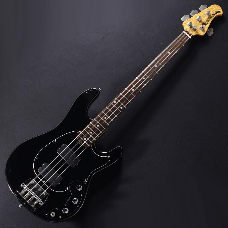 楽器種別：ユーズドMUSICMAN/Other Models 商品一覧＞＞MUSICMAN/ユーズド 商品一覧＞＞ベース【200，000円〜380，000円】 商品一覧＞＞エレキベース/MMタイプ/MUSICMAN 商品一覧＞＞当店のベースは、出荷前に専門スタッフが検品・調整しているので安心です！MUSICMAN USED 中古 Classic Sabre 4 (Black/Rosewood)商品説明お買い得中古品が入荷。1979年、ミュージックマン初のデュアル・ハムバッキング搭載モデルとしてデビューしたのがこちらのSABRE (セイバー) モデル。ベストセラーモデルStingrayよりも幾分、すっきりとしたボディ形状、2基のハムバッキング・ピックアップを5ウェイ・スイッチによりコントロールする多彩なサウンド・バリエーション、2バンド・アクティヴ・プリアンプによる力強いサウンドでコアなベーシストを虜にした機種です。こちらはそんなモデルをリイシューしたCLASSIC SABREです。足のはえたミュージックマン・ロゴをはじめ、当時を慕ばせるクラシックテイストなルックスを基調としつつも完成度の良さに定評のある現行モデルならではのアプローチが施されています。その大きな特徴の一つが、新規に開発されたクラシック・ミニハムバッカー。ネック・ポジションに16ポール・ピース、ブリッジ・ポジションには8ポール・ピースの構造でアルニコ・マグネットを採用したブラック・カバー仕様。また、ミュージックマンがパテントを持つサイレント・サーキットも搭載し、シングル選択時でもノイズレスで演奏することが可能となっています。その他、ミュート・パッド付きのミュージックマン・オリジナル・ブリッジ搭載等、アーニーボール・ミュージックマンが時代の流れの中で培ってきた最新のアップデートが施されています。単なるリイシュモデルではなく、現代シーンにも通じる実用性豊かなモデルにビルドアップしています。往年のセイバーベースのように幾分すっきりとしたハムバッカーサウンドのニュアンスをこちらも持ち合わせながら、現行プリアンプの安定感あるブースト感とより精巧に組み込まれる現代の作りにより、スティングレイのようにローミッドに一体感があるボトムの太さと艶やかで弾力のある力強いアタック感が感じられるモデルになった印象。スラップやピックプレイでもどっしりとした低域の乗りが心地良い、そんなサウンドを出力しています。なお、ピックアップがカバード・タイプになりタッチノイズが出にくくなっている点は演奏しやすく感じられるでしょう。往年のゴリッと丸みを帯びた太い低音に、粒立ちの良いエッセンスが加わる絶妙なサウンド感がお楽しみいただけるモデルとなっています。ヘッド先端の打痕や全体的な擦り傷こそ見られますが、比較的綺麗な状態が保たれた1本。もちろん、電装系やネック周りの問題は無く、フレット残/トラスロッド残共に余裕を十分残していて、今後の使用もご安心頂ける状態となっています。根強いファンを持つ稀少モデルをお見逃しなく。Weight: ≒4.63kgS/N: B054896商品詳細【Specifications】Size: 13inch wide， 1.75inch thick， 45inch long (33 cm wide， 4.5 cm thick， 114.3 cm long)Body Wood: AshBody Colors: Standard Classic Collection colorsBridge: Music Man top loading chrome plated， hardened steel bridge plate with Classic stainless steel saddles and adjustable mute padsPickguard: BlackScale Length: 34inch (864 mm)Neck Radius: 11inch (279 mm)Headstock Size: Only 8.25inch (21cm) longFrets: 21 - High profile， wideNeck Width: 1.625inch (41.3 mm) at nut 2.5inch (63.5 mm) at last fretNeck Wood: Choice of birdseye mapleFingerboard: RosewoodNeck Finish: High gloss polyesterNeck Colors: Natural aged yellow finishTuning Machines: Schaller BM， with tapered string postsTruss Rod: Adjustable - no component or string removalNeck Attachment: 6 bolts - perfect alignment with no shiftingControls: 2-band active preamp; vol， treble， bassSwitching: 5-way lever pickup selectorPickups: Standard - neck pickup - 16 pole humbucker with Alnico magnets and solid black cover， bridge - 8 pole humbucker with Alnico magnets and solid black cover， with patented Music Man Silent Circuit， which reduces hum and retains true single coil sound※Pickup selector switch location: ネック側よりCoil 4，3，2，1とした際、スイッチ配置はネック側よりCoil3&4、Coil3(Silent Circuit)、Coil1&2&3&4、Coil1&2&3、Coil1&2になります。(コイル併用時は、すべてパラレル配線)ハードケース付属イケベカテゴリ_ベース_エレキベース_MMタイプ_MUSICMAN_Other Models_ユーズド SW_MUSICMAN_ユーズド JAN:2500030815059 登録日:2026/03/11 エレキベース ミュージックマン