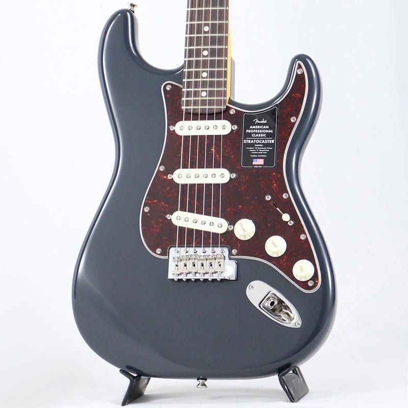 楽器種別：新品Fender USA/American Professional 商品一覧＞＞Fender USA/新品 商品一覧＞＞エレキギター【150，000円〜290，000円】 商品一覧＞＞STタイプ/Fender USA 商品一覧＞＞当店のギターは、出荷前に専門スタッフが検品・調整しているので安心です！Fender USA American Professional Classic Stratocaster (Faded Black/Rosewood)商品説明American Professional Classic SeriesAmerican Professional Classic Stratocasterは、ヴィンテージの魅力とモダンなパフォーマンスが完璧に融合したギターです。ヴィンテージにインスパイアされたCoastline ’57 Stratocasterピックアップを搭載し、パンチと煌めきに満ちた、深みのあるトーンを奏でます。洗練されたModern Cシェイプネックは、快適な演奏性を提供し、Fender Staggered ClassicGearチューナーは、クラシックなルックスと正確なチューニング安定性を両立しています。カスタムフェードのヴィンテージ仕上げや、フェンダーらしいクラシックな塗装をラインナップ。サウンドだけでなく、見た目の美しさにもこだわりました。American Professional Classic Stratocasterは、フェンダー黄金期の魂を受け継ぎながら、現代のプレイヤーのために進化したモデルです。※画像はサンプルです。製品の特性上、杢目、色合いは個体ごとに異なります。商品詳細Series: American Professional ClassicBody Material: AlderBody Finish: Gloss UrethaneNeck: Maple， Modern CNeck Finish: Satin Urethane with Gloss HeadstockFingerboard: Rosewood or Maple， 9.5 (241 mm)Frets: 22， Medium JumboPosition Inlays: White or Black DotNut (Material/Width): Synthetic Bone， 1.685 (42.8 mm)Tuning Machines: Fender ClassicGear StaggeredScale Length: 25.5 (64.77 cm)Bridge: 6-Saddle Vintage-Style Synchronized TremoloPickguard: 4-Ply Tortoiseshell or 3-Ply Black or 3-Ply Mint GreenPickups:Coastline ‘57 Single-Coil Stratocaster (Bridge)Coastline ‘57 Single-Coil Stratocaster RWRP (Middle)Coastline ‘57 Single-Coil Stratocaster (Neck)Pickup Switching: 5-Position Blade:Position 1. Bridge PickupPosition 2. Bridge and Middle PickupPosition 3. Middle PickupPosition 4. Middle and Neck PickupPosition 5. Neck PickupControls: Master Volume， Tone 1. (Neck & Middle Pickup)， Tone 2. Greasebucket Tone Circuit (Bridge & Middle Pickup)Control Knobs: Vintage White PlasticHardware Finish: Nickel/ChromeStrings: Fender USA 250L Nickel Plated Steel (.009-.042 Gauges)， PN 0730250403Case/Gig Bag: Included: Deluxe Gig Bagイケベカテゴリ_エレキギター_STタイプ_Fender USA_American Professional_新品 SW_Fender USA_新品 JAN:0885978760725 登録日:2025/10/09 エレキギター フェンダー ふぇんだー フェンダーUSA