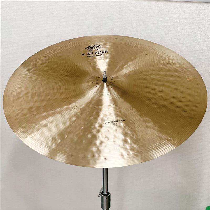 楽器種別：新品Zildjian/K Constantinople 商品一覧＞＞Zildjian/新品 商品一覧＞＞ドラム【70，000円〜135，000円】 商品一覧＞＞シンバル/ライド/Zildjian 商品一覧＞＞安心してお買い物頂けるよう、スネアもシンバルも丁寧梱包でお届けします！Zildjian 【 WINTER CAMPAIGN 2025】K Constantinople Medium Thin Ride High 22 [NKZL22CONMTH][2331g]【スタッフ選定品】商品説明※店頭に展示され試打を解禁しておりますため、細かな傷やヘッドの打痕など使用感がございます。予めご了承くださいませ。【Lookin Back Moving Forward 〜オールドサウンドの探求〜】K Constantinople蘇るクラシックKサウンド、その比類なき表現力。ワイルドグループ・レイジング、ランダム＆エキストラ・ハンマリングが生む深い響きはジルジャン・シークレット・アロイの芸術性の高さの証明。＜Medium Thin Ride High＞ミディアムシンウエイトでクラッシュ時の適度なたわみと音の広がりを持つ。スティック音はクリアー、ハイピッチ。サイズ：22ウェイト：Medium Thin（約2331g）【選定スタッフコメント】数ある個体の中でもベルの発音が特別ブライトな、キラキラしたキャラクターの個体を選定致しました。イケベカテゴリ_ドラム_シンバル_ライド_Zildjian_K Constantinople_新品 SW_Zildjian_新品 JAN:0642388188910 登録日:2025/12/25 シンバル ジルジャン Kコンスタンチノープル