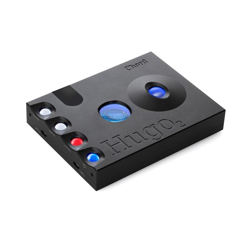 楽器種別：新品CHORD/新品 商品一覧＞＞レコーディング【250，000円〜475，000円】 商品一覧＞＞レコーダー・プレイヤー/プレイヤー/CHORD 商品一覧＞＞パワーレックは、専門スタッフに気軽に相談できる渋谷発のDTM・レコーディング機材専門フロアです。CHORD CHO-HUGO2-BLK (ブラック)(コード)(コードエレクトロニクス)(ポータブルDAC)(ポータブルプレイヤー)(ホームオーディオ)(PCM768kHz 32bit)(ヘッドホンアンプ内蔵)(CHO-HUGO2-BLK)商品説明【製品の特長】★ストリーミング時代に真価を発揮。最新FPGA技術を駆使した圧倒的リファレンスサウンド。ホームユースからポータブルまで全てをカバーする圧倒的高性能。驚異的な超低ノイズ・超低歪で王者に君臨する、ポータブルDACの決定版Hugo 2は、同社フラッグシップDAC「DAVE」の開発で得た最先端のデジタル技術を応用することで、本体サイズからは想像することができない驚異的な音響性能を実現することに成功したUSB DACです。バッテリーを内蔵することで、約7時間のスタンドアロン再生が可能で、ホームユースからポータブルユースまで、幅広くお使いいただけます。開発者ロバート・ワッツ氏の名を記した独自の「WTA(Watts Transient Aligned)フィルター」が新たな世代へと進化したほか、演算のコアにXilinx製FPGA「Artix 7 (XC7A15T) 」を採用し、演算タップ数は前作Hugoの約2倍となる49195タップに到達しています。新型デジタルDCサーボとの相乗効果により、ダイナミックレンジの向上やノイズフロアの低減を実現しました。PCM768kHz/32bit、DSD512までのネイティブ再生が可能なほか、4種のデジタルフィルターや頭外定位の様な音場表現を可能にするデジタル・ドメインのクロスフィード機能を搭載。ヘッドホン再生はもちろん、ホームオーディオシステムと接続してのスピーカー再生においても、クラスを超えたリファレンスレベルのサウンドを提供します。・最新のFPGA技術と、進化したWTA ( Watts Transient Aligned ) フィルターを採用・前モデルの約2倍となる49，152タップ・PCM768kHz/32bit、DSD512のネイティブ再生に対応・好みの音質を選択できる4種類のデジタルフィルター搭載・先進的なデジタルボリュームコントロール・頭外定位の様な音場表現を可能にするクロスフィード機能・タイミング精度、ダイナミックレンジの向上、ノイズフロアの低減を実現・出力段に新型デジタルDCサーボの採用、より高い出力性能と低歪みを実現・航空機グレードのアルミニウムシャーシを採用した新しいデザインを採用・ホームユースにも便利なリモートコントローラー付属・充電用Micro USB搭載。7時間の連続再生が可能【製品の仕様】●外観素材航空機グレードアルミニウム●周波数応答20Hz〜20kHz +/- 0.2dB●出力インピーダンス0.025Ω●チャネルセパレーション135dB at 1kHz 300Ω●出力レベル300Ω94mW33Ω:740mW8Ω:1050mW●ダイナミックレンジ125dB●THD0.0001％1kHz 3v RMS300Ω●S/N126dB A Weighted●対応サンプリング周波数 / ビット数DSD Native DSD64 to DSD512 、PCM 44.1〜768kHz/32bit●入力オプティカルTOSlink:44.1〜192kHz / 24bitコアキシャル（3.5mm）:44.1〜768kHz /32bitmicroUSB:44.1〜768kHz/32bitBluetooth(aptX):44.1〜48KHz/16bit●出力ヘッドホンジャック（6.3mm）イヤホンジャック（3.5mm）RCAアンバランス・ステレオ出力●ラインアウトモード出力3V●ボリューム調節1dB刻み●バッテリー内蔵リチウムイオンバッテリー （2，600mAh 3.7V ）●充電時間約6〜7 時間 (5V/2A USB-AC使用）●駆動時間約7時間●消費電力モード○ *10分間入力が無いと自動的にシャットダウン●ドライバーサポートMac OSX及びLinuxは必要無し。Windows OSのみ必要●サイズ（W×H×D) 約130mm x 100mm x 22mm●重量約450g●同梱物2A USB対応ACアダプタ(ユニバーサルソケットタイプ) 、リモートコントローラー(電池付)、製品マニュアル、　ロングオプティカルケーブル(角角端子)、ショートオプティカルケーブル(丸角端子)、ロングUSBケーブル(microUSB→USB A端子)、USB OTGケーブル(microUSB→microUSB)イケベカテゴリ_レコーディング_レコーダー・プレイヤー_プレイヤー_CHORD_新品 SW_CHORD_新品 JAN:4562314017489 登録日:2026/08/06 コードエレクトロニクス コード