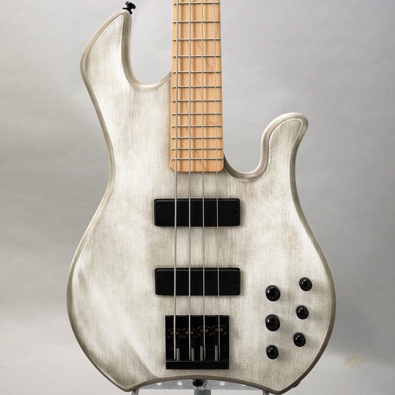 楽器種別：アウトレットMarkbass/アウトレット 商品一覧＞＞ベース【245，000円〜460，000円】 商品一覧＞＞エレキベース/変形ベース/Markbass 商品一覧＞＞当店のベースは、出荷前に専門スタッフが検品・調整しているので安心です！Markbass MB RB 4 KILIMANJARO OLD WHITE 【特価】商品説明【メーカーアウトレット】ベースアンプで世界的に知られる「マークベース」が放つリチャード・ボナモデルの4弦仕様！こちらは、アーティストモデルの中でのハイクラスに位置するモデルで、ボディトップにペインテッド・メイプル、バックにスワンプ・アッシュ材を採用しています。フラットなRで仕上げられた24フレット仕様のメイプルネックは、ジョイント部分はボディから一段落とし込まれ、ヒールカットも施されているため、ハイ・ポジションでの演奏性は非常に高くなっております。ブリッジはヒップショット製を採用し、サドル部分はブラス製で弦間ピッチを17.7mmから20mmの間で調整する事が可能です。プリアンプはMark bass製、ピックアップはBartolini製ソープバータイプを搭載し、ローからハイまでワイドレンジで美しく、クリアな音色を持ちながらも、アンサンブルの中でも埋もれることがない、芯のあるトーンを生み出します。・MB INSTRUMENT Pre 搭載マークベース製ベース用オンボードプリアンプMB INSTRUMENT Preを搭載。最適なサウンドづくりのための周波数を選択しトーンコントロールはその周波数帯を強調するだけでなく、ブースト/カット時にユニークでリッチなレスポンスをし、極端なセッティングにしてもLOWからHIGHまで失うことはありません。また、パッシブ／アクティブの切り替え時に音量の違いがあまり出ないように設計されており、実用的な仕様となっています。ルックス/サウンドともに｢MarkBass｣というブランドの強い個性が伺える主張の強いモデルに仕上がっている点は流石の一言。マークベースの新たな一歩を是非ご堪能下さい。※メーカー倉庫長期在庫分をお買い得価格にてご提供！もちろん外見、サウンドともに問題無し＆付属品も完備！商品詳細BODY : Swamp Ash (NINJA RB BASS SHAPE DESIGN)NECK : Painted mapleFINGERBOARD : Maple 24 fretsSCALE : 34PICK UP : BARTOLINI MK4CBCHARDWARE : Blackギグバッグ付属イケベカテゴリ_ベース_エレキベース_変形ベース_Markbass_アウトレット SW_Markbass_アウトレット JAN:8033829132906 登録日:2026/07/10 エレキベース マークベース