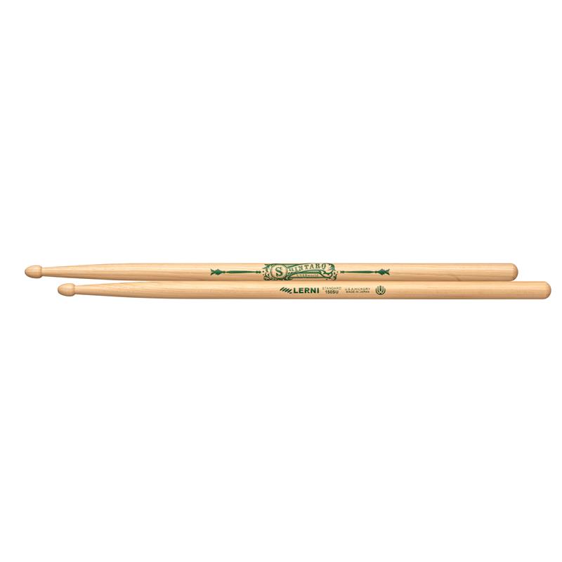 楽器種別：新品LERNI/新品 商品一覧＞＞ドラム【〜5，000円】 商品一覧＞＞スティック/LERNI 商品一覧＞＞安心してお買い物頂けるよう、スネアもシンバルも丁寧梱包でお届けします！LERNI H-150SU [SIGNATURE SERIES / 真太郎 ver.5 (UVERworld)]商品説明＜LERNI DRUM STICK（レルニ・ドラム・スティック）＞厳選された良質な木材を使い、加工から仕上げまでの全工程を日本国内の工場で制作しているスティックです。熟練した職人の技術によって1本1本精巧に加工され、最終工程まで厳しい目によって選ばれたものが製品として出荷されます。それぞれのモデルは設計段階において、さまざまなプロドラマーの意見を反映させて作られていて、バランスだけではなくサウンド面でも高いクオリティーを追及しています。＜SIGNATURE SERIES / 真太郎 ver.5 (UVERworld)＞大きめのトライアングルチップと、やや細めなテーパーを組み合わせたモデルで、パワフルなサウンドとレスポンスの良いリバウンドが特徴です。ややグリップ寄りのバランスでコントロールしやすく、豊かな音量とクリアなサウンドを提供します。力強いアタックと豊かなサウンドでダイナミックなプレイが可能です。＜スペック＞15mm×406mmU.S.A. HICKORY / WOOD TIP / STANDARD FINISHイケベカテゴリ_ドラム_スティック_LERNI_新品 SW_LERNI_新品 JAN:4949748126855 登録日:2025/07/31 スティック ドラムスティック レルニ