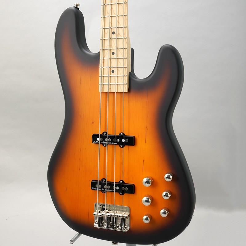 楽器種別：アウトレットMarkbass/アウトレット 商品一覧＞＞ベース【150，000円〜285，000円】 商品一覧＞＞エレキベース/PBタイプ/Markbass 商品一覧＞＞当店のベースは、出荷前に専門スタッフが検品・調整しているので安心です！Markbass MB JG 4 SUNBURST TOBACCO CR MP 【特価】商品説明【メーカーアウトレット】ベースアンプで世界的に知られる「マークベース」が放つエレキベース！こちらはオーソドックスなPスタイルのボディと細めのネックにシングルコイルのJスタイルのピックアップを搭載し、弦楽器製作の古い歴史をもつ本国イタリアにて、妥協のない弦楽器職人よって製作されています。Vintageスタイルながらマークベース製のオンボードプリアンプを搭載し、アクティブEQにすればモダンなキャラクターのトーンも可能な幅広い音作りが可能です。バランス、シンプルさ、機能性を兼ねそろえた多くのベーシストが求める楽器に仕上がっています。・MB INSTRUMENT Pre 搭載マークベース製ベース用オンボードプリアンプMB INSTRUMENT Preを搭載。最適なサウンドづくりのための周波数を選択しトーンコントロールはその周波数帯を強調するだけでなく、ブースト/カット時にユニークでリッチなレスポンスをし、極端なセッティングにしてもLOWからHIGHまで失うことはありません。また、パッシブ／アクティブの切り替え時に音量の違いがあまり出ないように設計されており、実用的な仕様となっています。ルックス/サウンドともに｢MarkBass｣というブランドの強い個性が伺える主張の強いモデルに仕上がっている点は流石の一言。マークベースの新たな一歩を是非ご堪能下さい。※メーカー倉庫長期在庫分をお買い得価格にてご提供！もちろん外見、サウンドともに問題無し＆付属品も完備！商品詳細BODY : BasswoodNECK : Hard mapleFINGERBOARD : Maple 20 fretsSCALE : 34PICK UP : J/J pickups(Original)HARDWARE : Chromeギグバッグ付属イケベカテゴリ_ベース_エレキベース_PBタイプ_Markbass_アウトレット SW_Markbass_アウトレット JAN:8033829135495 登録日:2026/07/10 エレキベース マークベース