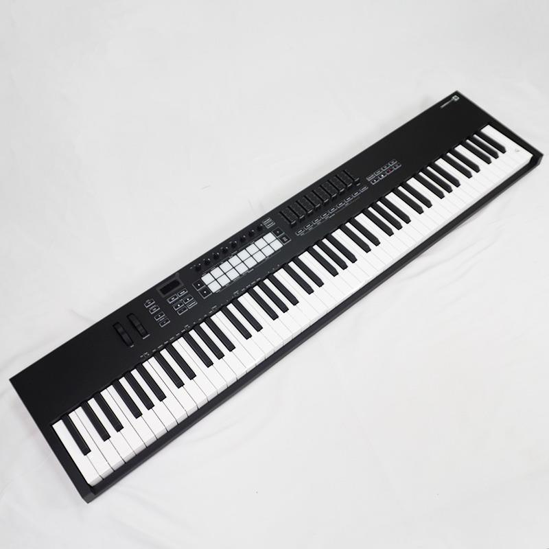 楽器種別：アウトレットNOVATION/アウトレット 商品一覧＞＞DTM【30，000円〜60，000円】 商品一覧＞＞MIDI関連機器/MIDIキーボード/NOVATION 商品一覧＞＞DTM（DAWソフト/オーディオインターフェイス等）関連機器担当部門 パワーレックは専門スタッフに気軽に相談できる渋谷発のDTM専門フロアです。NOVATION [メーカーB級品] Launchkey 88 MK3 - ノベーション ラウンチキー 88鍵盤USB・MIDIコントローラー MIDIキーボード商品説明メーカーB級品につき、アウトレット特価!!-----★表現力豊かな音楽制作に最適な88鍵盤MIDIキーボードLaunchkey 88は、高品質なセミウエイテッドキーベッドとDAWインテグレーションにより、スムーズでストレスのない曲作り行えます。インスピレーションを刺激するクリエイティブなツールで音楽のクリエイターのボキャブラリーを増やし、限界のない音楽制作を実現します。●表現豊かな演奏プレイヤーのために設計されたLaunchkey 88の鍵盤は表現力豊かな演奏にこだわって設計され、他のLaunchkeyシリーズの中でも一線を画します。タッチ反応に優れたフィードバックが得られるように最適化され、あらゆる楽曲の形に適応するでしょう。●DAWソフトウェアとの直感的な統合LaunchkeyはAbletonLiveのコントロールを柔軟に行う為のワークフローに最適な設計がされています。クリップ・シーンの再生を始めミキサーコントロール機能、Capture MIDI、トラックアーム、クオンタイズ、クリックおよびループコントロールを含む様々な機能へのアクセスを提供します。 Ableton Live以外のDAWを使用していますか？ もちろん問題ありません、Launchkeyは様々なDAWソフトメーカーと共同開発を行いCubse12、LogicProXにも高い精度で機能統合され、プラグオンで制作ワークフローに必要なコントロール機能を提供します。Studio One、Pro ToolsではHUIコントロール設定を行っていただくことで標準コントロールデバイスとしてご使用いただけます。●もっとあなたの音楽を引き出す機能クリエイティブな機能で、あなたのサウンドを変化させましょう。3つのコード・モードを使えば、複雑なコードも指一本で弾けるようになります。スケールモードは、常に正しい音程での演奏を実現するためのものです。さまざまなモードを組み合わせることで、あなたの音楽を新しい方向へと導き、簡単にアイデアを発見し、インスピレーションを生み出すことができます。●パワフルなアルペジエーターLaunchkeyのアルペジエータは、新しいアイデアを探求し、メロディをすばやく生み出すことができます。ストラムモードを使用するとモジュレーションホイールを使用してアルペジオを演奏することもできます。●スタンドアロンでのコントロールLaunchkeyはコンピュータの有無にかかわらずスタンドアロンでも動作。フルサイズの5ピンMIDI出力を備えているのでシンセサイザーやハードウェアに接続し気持ちよく演奏することができます。アルペジエーター、スケールとコードモード、カスタムモードは、MIDI互換のあらゆるハードウェアにも命を吹き込みます。 また、Novation Componentsを使って4つのカスタムモードで自由にコントロール設定を行うことであなたのスタジオを思いのままにコントロールできます。 *スタンドアロンでの動作はUSB-ACアダプターが必要です、別途ご用意ください。●カスタムモードで柔軟な設定をパッド、ノブ、フェーダーはユーザーの使用環境に合わせノートナンバー・CC・PGのカスタマイズが可能です。 エディットソフトウェアNovation Components を使用し画面上でコントロール項目をドラッグアンドドロップするだけの簡単操作で、DAW、スタンドアローンでも、柔軟な制御の設定が可能となります。ライブセットアップに最適なコントローラーを自分好みに設計し、すべてのギアを思い通りにコントロールしましょう。●novation ComponentsLaunchKeyシリーズの特徴の一つであるカスタムモードの設定はユーティリティーソフトウェアComponentsを使用し視覚的に行うことが可能です。 ファームウェアのアップデートや、ノブやパッド、フェーダーのコントロールカスタマイズ、カスタムモード設定のバックアップ等、本来複雑な操作もComponentsを使用することにより気軽に行うことが可能です。●充実したバンドルソフトウェア・Ableton Live Lite : Launchkeyとのシームレスな操作を備えた、業界をリードする音楽作成ソフトウェア。・Spitfire Audio LABS Expressive Strings LABS : 表現力豊かなクリエイターによって作成された気軽に使えるストリングスサンプル・XLN Audio Addictive Keys : 人気キーボードプラグイン音源。4種類の音源の中から1つを選択し利用できます。・Klevgrand R0Verb : シンプルなリバーブと複雑なディレイのハイブリッドプラグイン。・Klevgrand DAW : カセットテープデッキサウンドのエミュレートプラグイン。・AAS Session Bundle : 音楽メーカー向けのAASセッションバンドルキー、ギターおよびシンセプラグイン。トラックに不可欠なサウンドを提供します。●表現力豊かな演奏あなたのサウンドを表現し、音楽との距離を縮めましょう。あらゆるニュアンスを表現できるように設計されたLaunchkey 88の高品質なセミウエイテッド鍵盤と16個のベロシティセンシティブパッドにより、感覚的に演奏することができます。●シームレスな作業で曲に集中コンピュータの作業から意識を離し、創造と表現に集中することができます。主要なDAWに深く統合され、必要なコントロールにすぐにアクセスすることができます。●躍動するメロディーを生成パワフルなアルペジエーターが、メロディ、ハーモニー、リズムの新しいインスピレーションを生み出します。●コードをクリエイティブに固定、スケール、ユーザーの3つのコードモードがあり、あなたのスタイルに合わせて指一本でコードを演奏ことができます。●アイデアを逃さないAbletonのCapture MIDI機能、LogicのCapture Recording機能、CubaseのRetrospective MIDI Record機能にワンタッチでアクセスできます。これはレコードされていない直前のMIDI入力を呼び出します。●常に正しい音程を8つのスケールから選択し、鍵盤とパッドを適したな音にトランスポーズします。●外部MIDIコントロール5ピンのMIDI出力はあらゆるMIDI対応デバイスに対応しているので、スタジオの機材をコントロールできます。●Launchkeyを自分好みに4つのカスタムモードにより、どんな演奏やスタジオ機材にも対応する独自のコントロールセットアップを作成できます。●サウンドを形作る8つのロータリーエンコーダーと9つの45mmフェーダーを使って、楽器やエフェクトをリアルタイムに調整できます。■製品仕様◎ハードウェア機能・88 note semi-weighted keybed with adjustable velocity curves・16 velocity-sensitive pads with polyphonic aftertouch・9 faders with pickup・8 pots with pickup・9 fader buttons・Transport controls・MIDI DIN output・2 x 16 character screen・USB socket・Kensington lock・1270mm W x 288mm D x 87mm H◎OS互換・Windows - 11， 10， 8.1・MacOS - 12， 11， 10.15*Launchkeyの全ての機能を使用するにはDAWソフトウェアのバージョンを最新にしてご使用ください。※最新の動作環境はメーカーサイトにてご確認の上、お求めください。◎電源・USBバスパワーUSB-ACアダプター(別売)での使用も可能です。◎同梱品・USB A to Cケーブル※詳細な製品仕様はメーカーサイトをご確認お願い致します。※ご使用前にご利用環境や動作状況などを予めご確認の上、ご購入をお願い致します。※商品の仕様、価格並びに付属品・付属ソフトウェアなどは予告なく変更することがあります。イケベカテゴリ_DTM_MIDI関連機器_MIDIキーボード_NOVATION_アウトレット SW_NOVATION_アウトレット JAN:0815301001461 登録日:2026/10/23 MIDIコントローラー