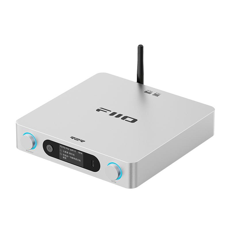 楽器種別：新品FiiO/新品 商品一覧＞＞レコーディング【25，000円〜50，000円】 商品一覧＞＞レコーダー・プレイヤー/プレイヤー/FiiO 商品一覧＞＞パワーレックは、専門スタッフに気軽に相談できる渋谷発のDTM・レコーディング機材専門フロアです。FiiO BR15 R2R Silver (シルバー)(フィーオ)(USB DAC)(Bluetooth受信機能搭載)(Bluetooth 6.0)(ロスレス)(ホームオーディオ)(FIO-BR15R-S)商品説明【製品の特長】BR15 R2Rは、既存のオーディオシステムを高音質ワイヤレス対応にアップグレードするBluetooth受信機能搭載USB DACです。Qualcomm製フラッグシップチップQCC5181を搭載し、Bluetooth 6.0に対応。aptX LosslessやLDACによるロスレス伝送を実現します。FIIO独自開発のフルバランス24bit R2R DACを搭載し、RCA×2、XLR×1のアナログ出力と光・同軸デジタル出力を装備し、多様なシステムに対応します。リビングにもマッチするシンプルデザイン、利便性を向上させるリモコン付属。・CDレベルのロスレス音質を実現する、Qualcomm製フラッグシップチップ「QCC5181」・次世代の接続性、Bluetooth6.0・スピーカー/アンプの潜在能力を最大限に引き出すaptX Lossless＆LDAC・Bluetooth/USB/光/同軸デコード、さまざまなニーズに合わせてスムーズな切り替えを実現・豊富な出力インターフェースで、自由なデバイス連携・手元でもリビングでも快適な操作性を実現する、マルチコントロールシステム・NOS　OSデュアルモードで二倍楽しめる、独自開発のフルバランス24bit R2R DAC回路・グローバル10バンドPEQを搭載。AUTO EQによりさらに便利に・カスタムLCDディスプレイで、一目でわかる曲情報・フルバランスオーディオ回路・AC　DCデュアル電源設計・有線と無線、二つのハイレゾ認証で保証された確かな品質●CDレベルのロスレス音質を実現する、Qualcomm製フラッグシップチップ「QCC5181」Qualcomm製フラッグシップBluetoothチップQCC5181を搭載した本製品は、LE Audio規格に準拠し、最大2.1Mbpsのデータ転送速度を実現しています。Bluetooth接続においてもCDレベルのロスレス音質を実現する「aptX Lossless」にも対応し、音楽のディテールを忠実に再現し、まるでライブ演奏を聴いているかのような臨場感を楽しめます。●次世代の接続性、Bluetooth6.0新たなレベルで高効率、低消費電力を実現するBluetooth6.0を採用。さらに独立外部アンテナのサポートも加わり、長距離伝送、耐ノイズ性、低遅延により、ワイヤレスの常識を覆す、次世代の接続安定性を実現しました。●スピーカー/アンプの潜在能力を最大限に引き出すaptX Lossless＆LDACスピーカー/アンプにBR15 R2Rを追加し、aptX Lossless、LDAC、aptX Adaptive（96kHz/24bit）対応にアップグレードすることができます。映画、音楽、配信サービスなど、あらゆるサウンドが生まれ変わり、新たな体験を楽しむことができます。●Bluetooth/USB/光/同軸デコード、さまざまなニーズに合わせてスムーズな切り替えを実現Bluetooth、USB、SPDIF (同軸/光) 入力をサポートし、スマートホン、PC、CD プレーヤー、テレビ、DVDなど、様々なデバイスとの接続に対応しています。多様な接続方法を備えているので、手軽にワイヤレスHiFiオーディオ システムを構築できます。●豊富な出力インターフェースで、自由なデバイス連携BR15 R2RはRCAラインアウト×2系統、XLRバランスラインアウト×1系統に加え、光および同軸デジタル出力インターフェイスを実装しています。アクティブスピーカー、外部DAC、またはパワーアンプなどにダイレクトに接続可能で、あらゆるシステム構成に柔軟に対応します。●手元でもリビングでも快適な操作性を実現する、マルチコントロールシステム快適な操作性を実現するために、ミニマルなデザインを踏襲したデュアルノブとカスタムLCDディスプレイを装備しました。さらにリビングのような離れた場所でも、付属の赤外線リモコンやFiiO Controlアプリを用いて簡単に遠隔操作可能です。●NOS/OSデュアルモードで二倍楽しめる、独自開発のフルバランス24bit R2R DAC回路り48個、合計192個の高精度薄膜抵抗器（精度0.1%、温度ドリフト30ppm）で構成されています。これにより従来の標準回路と比較して、ノイズを大幅に低減し、高調波歪みを抑制、静寂性の高いクリアなサウンドを提供します。・NOS（オーバーサンプリングなし）モードデコード時に元のサンプリングレートを維持し、元の音質と魅力を保ちながら、オーガニックで感動的な音楽体験をお楽しみいただけます。・OS（オーバーサンプリング）モード最大384kHz（※）のグローバルアップサンプリングにより、優れたオーディオパフォーマンスとさらに洗練されたクリアなサウンドを実現します。※OSモードでは、カスタムアップサンプリングが可能です。工場出荷時のデフォルト設定は192kHzです※BR15 R2Rは1bit DSDネイティブデコードモードをサポートしています。DSDトラックの再生時に音量が若干低くなるのは正常ですので、通常のリスニングレベルに合わせて調整することをお勧めします。このモードではSAM:OSメニューは無効になります※モードの違いによる感じ方は様々な主観的・客観的な要因によって個人差があります。ご自身のリスニングの好みに合わせてお選びください●グローバル10バンドPEQを搭載。AUTO EQによりさらに便利にBR15 R2Rには10バンドPEQ（パラメトリックイコライザー）を実装しており、その設定はすべての動作モードで適用されます。FIIO独自のチューニングアルゴリズムと専用アプリを通じて、レトロ、ポップなどの複数のプリセットチューニングを使用できるだけでなく、機器の周波数応答曲線をシミュレート、または補正することも可能です。また、EQカーブのエクスポート、インポート、共有、保存もサポートしており、お気に入りのチューニングを簡単に呼び出すこともできます。手動での微調整が難しいと感じる場合は、AUTO EQ（※）とサウンドプリセットを使えば、簡単に体験できます。AUTO EQは、ヘッドホンのオリジナルデータと希望のターゲットカーブをアップロード/選択するだけで、多様なリスニング体験を実現できます。※PEQが有効の場合、サポートされる最大サンプリング レートはPCM 192kHz/24bitです※AUTO EQは現在、Bluetoothデコードモードではサポートされていません●カスタムLCDディスプレイで、一目でわかる曲情報複数のテーマから選択できる1.47インチのカスタムカラーディスプレイ画面を搭載。Bluetooth再生時には、曲名、アーティスト、歌詞（※）などの情報に加え、デバイスの現在のサンプリングレート、音量、EQなどの情報も表示されます。※歌詞を表示するには、BluetoothトランスミッターがBR15 R2Rに対応している必要があります。例えば、FIIO Musicアプリをご利用の場合は、設定で「外部デバイスBluetooth歌詞」オプションを有効にする必要があります●フルバランスオーディオ回路R2R DAC、LPF、音量調整の全プロセスでフルバランスオーディオ構成が採用されており、低ノイズ、低歪み、広ダイナミック レンジを実現しています。また、ポップノイズキャンセルシステムも搭載されており、オーディオ回路の完全性と堅牢性を高めています。●AC/DCデュアル電源設計クリーンな電力を供給する高品質スイッチング電源を内蔵。また、外部DC電源ポート（※）も搭載しており、より高性能なリニア電源と組み合わせて使用することで、異なるサウンドパフォーマンスを体験できます。※外部DC電源の場合は、5V出力、2A以上、5.5×2.1mmプラグを選択してください※接続すると自動的にDC電源に切り替わり、DC電源を優先します●有線と無線、二つのハイレゾ認証で保証された確かな品質BR15 R2Rは、「Hi-Res Audio」と「Hi-Res Audio Wireless」、二つの認証に合格しており、有線でも無線でも優れた音質を保証します。7【製品の仕様】●メインコントローラーESP32-S3●DAC独自開発フルバランス24bit R2R DAC回路●USBコントローラーXMOS XU316●BluetoothチップQualcomm QCC5181●BluetoothバージョンBluetooth 6.0●Bluetoothコーデック　LC3、SBC、AAC、aptX、aptX HD、aptX Adaptive、aptX Lossless、LDAC●対応サンプリングレート・USB DAC：384kHz/32bit、DSD256・同軸デジタル入力：192kHz/24bit、DSD64・光デジタル入力：96kHz/24bit、DSD64●音声入力Bluetooth、USB Type-C×2、同軸デジタル(入出力兼用)、光デジタル●音声出力・アナログ：RCA×2、XLR×1・デジタル：同軸デジタル(入出力兼用)、光デジタル●デジタル入力仕様・同軸デジタル入力：192kHz/24bit、DSD64・光デジタル入力：192kHz/24bit、DSD64●ライン出力仕様・RCA出力：L + R = 2.2Vrms + 2.2Vrms（1kHz@10kΩ）・XLR出力：L + R = 4.4Vrms + 4.4Vrms（1kHz@10kΩ）●周波数特性20Hz~65kHz（減衰　2.9dB）●S/N比?119dB（A特性、XLR出力）●ノイズフロア5.1μV（A特性、XLR出力）●THD+N0.015%（1kHz/0dB@10kΩ、XLR出力）●寸法、重量約210 x 188 x 42 mm（脚部を含む）、約760g●付属品赤外線リモコン／AC電源コード／RCAオーディオケーブルイケベカテゴリ_レコーディング_レコーダー・プレイヤー_プレイヤー_FiiO_新品 SW_FiiO_新品 JAN:4562314021325 登録日:2026/08/06 フィーオ