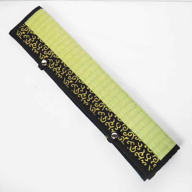 楽器種別：新品織田たたみ/新品 商品一覧＞＞ドラム【5，000円〜10，000円】 商品一覧＞＞ドラムケース/織田たたみ 商品一覧＞＞安心してお買い物頂けるよう、スネアもシンバルも丁寧梱包でお届けします！織田たたみ TATAMI STICK BAG M【Made in Japan】商品説明奈良の老舗畳店、織田畳店とドラムステーションのコラボレーションケース畳スティックバッグ創業120余年、奈良県で4代続く老舗畳店【織田畳店】の職人が一つ一つ丁寧に製作。純日本製のスティックバッグ。こちらは機械すき和紙（木質繊維原料）をこより状により合わせ樹脂コーティングした後、織機で織り上げた新しい素材の畳おもてを採用。イ草の畳おもてと比べて変色しにくく、高い耐久性があり、移動の多いドラマーにもピッタリです。こちらは5Aサイズのスティックが4ペア収納可能です。イケベカテゴリ_ドラム_ドラムケース_織田たたみ_新品 SW_織田たたみ_新品 JAN:2500210887333 登録日:2026/07/10 おだたたみ