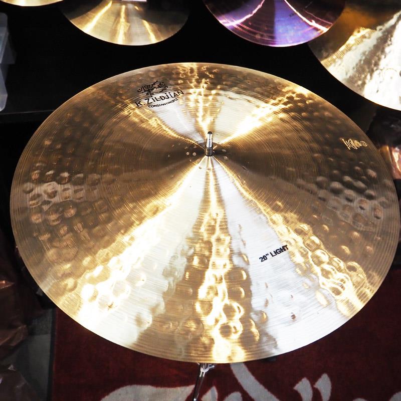 楽器種別：新品Zildjian/K Constantinople 商品一覧＞＞Zildjian/新品 商品一覧＞＞ドラム【65，000円〜135，000円】 商品一覧＞＞シンバル/ライド/Zildjian 商品一覧＞＞安心してお買い物頂けるよう、スネアもシンバルも丁寧梱包でお届けします！Zildjian 【イケベ楽器店創業50周年記念モデル】K Constantinople Light Ride 20''[1913g]商品説明〜Zildjian コンスタンチノープルライドシンバルの源流がここに蘇る〜限定生産 K Constantinople Light Ride 20''の登場です。- K Constantinople -1998年に登場して以降、世界中のドラマーを魅了してきたZildjianのシンバルシリーズ当初ラインナップされたライドシンバルはMediumとLightの2種類のみ。現在ではプレイヤーの細かなニーズやスタイルの変化に合わせ、多岐にわたるラインナップへと拡充されています。2006年頃に惜しむらく廃番となった Light Ride ですがこの度Zildjian社の協力のもと新しく再現。イケベ50周年記念モデルとして数量限定で販売いたします。-Zildjianによる解説-20インチ Kコンスタンティノープル・ライト・ライドは、適度な柔軟性と心地よい跳ね返りを求めるプレイヤーに最適なシンバルです。軽量設計により立ち上がりが速く、過剰な残響を抑えつつ、あたたかみのあるクラッシュサウンドを自然に響かせます。薄めのプロファイルが豊かな倍音の広がりを生み、複雑なスティックパターンでも明瞭な存在感を発揮します。低くなだらかなカップは、柔らかく空気感のある粒立ちと確かな明瞭さを両立。複雑で深みのある音色と優れたクラッシュ性能、豊かな質感を備え、あらゆるドラムキットに自然に馴染む理想的な高いシンバルです。サイズ：20インチウェイト：Medium Thin※店頭での試奏を解禁しておりますため、指紋や打痕が残る場合がございます。あらかじめご了承くださいませ。イケベカテゴリ_ドラム_シンバル_ライド_Zildjian_K Constantinople_新品 SW_Zildjian_新品 JAN:0642388325728 登録日:2026/04/28 シンバル ジルジャン Kコンスタンチノープル