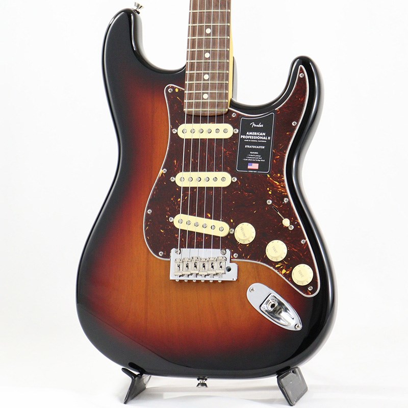 楽器種別：新品エレキギター/Fender USA 商品一覧＞＞エレキギター/Fender USA/American Professional II 商品一覧＞＞エレキギター【165，000円〜310，000円】 商品一覧＞＞当店のギターは、出荷前に専門スタッフが検品・調整しているので安心です！Fender USA American Professional II Stratocaster (3-Color Sunburst/Rosewood)商品説明American Professional II Stratocasterは、60年以上に渡る革新、インスピレーション、進化を経て、現代のプレイヤーの要求に応えます。高い人気を誇るDeep Cシェイプネックは、丁寧にエッジがロールオフされ、至高の演奏体験を約束するSuper-Naturalサテン仕上げが施されています。また新たに設計されたネックヒールを採用し、快適なフィーリングとハイポジションへの容易なアクセスを実現しました。新しいV-Mod II Stratocaster Single-Coilピックアップは、ベルのような輝きとウォームさを両立し、これまで以上に繊細で魅力的なサウンドを実現しています。コールドロールド（冷間圧延成型式）スチールブロックを採用した2点支持トレモロは、サスティン、明瞭度、ハイエンドの煌びやかさを向上させています。American Professional II Stratocasterの手に馴染む感覚とサウンドの多様性は、手に取り、耳にした瞬間、すぐにお分かりいただけることでしょう。プロの楽器の新たなスタンダードとなるような幅広い改良が、American Professional IIシリーズには詰め込まれています。Series: American Professional IIBody Material: Alder， Roasted Pine (Sienna Sunburst， Roasted Pine)Body Finish : Gloss UrethaneNeck : Maple， Deep CNeck Finish : Super-Natural Satin Urethane Finish on Back of Neckwith Gloss Urethane Headstock FaceFingerboard: Rosewood， Maple - 9.5 (241 mm) RadiusFrets: 22， Narrow TallPosition Inlays: White Dot (Rosewood)， Black Dot (Maple)Nut (Material/ Width ) : Bone， 1.685 (42.8mm)TuningMachines: Fender Standard Cast/Sealed StaggeredScale Length : 25.5 (648 mm)Bridge: 2-Point Synchronized Tremolo with Bent Steel Saddles，Pop-In Tremolo Arm and Cold-Rolled Steel BlockPickguard:4-Ply Tortoiseshell (3-Color Sunburst， Olympic White)， 3-Ply AgedWhite (Sienna Sunburst)， 3-Ply Black (Roasted Pine， Mercury， DarkNight)， 3-Ply Mint (Miami Blue， Mystic Surf Green， Black)Pickups: V-Mod II Single-Coil Strat (Bridge， Middle， Neck)Pickup Switching :5-Position Blade: Position 1. Bridge Pickup Position 2. Bridge andMiddle Pickup Position 3. Middle Pickup Position 4. Middle andNeck Pickup Position 5. Neck PickupControls: Master Volume， Tone 1. (Neck/Middle Pickups)，Tone 2. (Bridge Pickup)Auxilliary Switching : Push-Push Tone Control Adds Neck PickupControl Knobs: Aged White Plastic， Black Plastic (Dark Night)Hardware Finish : Nickel/ChromeStrings Fender USA 250L Nickel Plated Steel (.009-.042 Gauges)ハードケース付属イケベカテゴリ_ギター_エレキギター_Fender USA_American Professional II_新品 JAN:0885978436118 登録日:2020/10/05 エレキギター フェンダー ふぇんだー フェンダーUSA アメリカンプロフェッショナル アメプロ