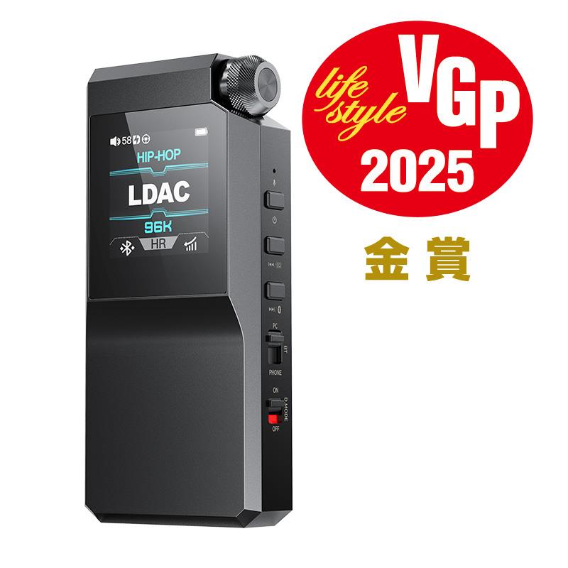 楽器種別：新品FiiO/新品 商品一覧＞＞レコーディング【20，000円〜45，000円】 商品一覧＞＞ヘッドフォン・イヤフォン/ヘッドフォンアンプ・分配器/FiiO 商品一覧＞＞パワーレックは、専門スタッフに気軽に相談できる渋谷発のDTM・レコーディング機材専門フロアです。FiiO BTR17 Black (ブラック)(フィーオ)(Bluetoothアンプ)(ポータブルオーディオ)(aptX Lossless対応)(FIO-BTR17-B)商品説明【製品の特長】★BTR7の後継機種となる最新フラッグシップBluetoothアンプ。aptX Lossless対応、THX AAA 78+アンプ搭載、最大650mWの出力とバージョンアップBTR7から大幅に機能が向上したフラッグシップBluetoothレシーバー。デュアル「ES9069Q」DAC構成と「THX AAA 78+」アンプを搭載。最新のQualcomm「QCC5181」プラットフォームによりLDAC/aptX Losslessに対応し、デスクトップモード時にバランス出力で最大650mWの高出力を実現。コンパクトなボディに凝縮された高度な音響技術により、新しいワイヤレスリスニング体験をお届けします。・QCC5181搭載による最新鋭のワイヤレス性能でロスレスオーディオにも対応・外部独立電源接続用ポートにより安全かつ効率的な電源供給を実現・多彩な接続性と最適な電源供給を誇る3モード・XMOS 16コア「XU316」の卓越した性能・詳細な音質調整を可能にする10バンドの高精細ロスレスPEQを搭載・デュアル「ES9069Q」DACによる高品位な音質再現・「THX AAA 78+」アンプによる強力な出力と優れた音質・ハイエンド相当の信号処理・高音質かつクリーンにこだわった精密な電源設計・優れたインターフェイスと高品位な立体彫刻加工・高品質な8芯特製ケーブルを付属・さらなる使い方が広がる、様々な機能と付属品・使用感にこだわったホイールとボタンコントロール●QCC5181搭載による最新鋭のワイヤレス性能でロスレスオーディオにも対応Qualcomm「QCC5181」Bluetoothプラットフォームを搭載し、LE Audio規格に対応。2.1Mbpsの伝送能力により、aptX Losslessコーデックでのロスレス伝送を実現し、CD級のロスレス音質をワイヤレスで提供します。さらにBTR17は、業界最新のBluetooth5.4に対応。LDAC、aptX Adaptive（96kHz/24bit）など、主要な高音質コーデックを網羅。Snapdragon Sound技術との組み合わせにより、ハイクオリティなBluetoothオーディオ体験を実現します。そしてBTR17は「ハイレゾオーディオ認証」を取得しています。※メーカー情報によりaptX LL（Low Latency）「対応」と記載しておりましたが、メーカーより「非対応」への変更連絡がございましたため訂正いたします。対応コーデックの最大ビットレート：・aptX Lossless：1200 kbps・LDAC：990 kbps・aptX HD：576 kbps・aptX Adaptive：420 kbps・AAC：328 kbps●外部独立電源接続用ポートにより安全かつ効率的な電源供給を実現専用のデスクトップモード（D.Mode）を搭載。外部独立電源接続用ポートを介して、スマートフォンとの接続を考慮し、安全かつ効率的な電源供給を実現します。●多彩な接続性と最適な電源供給を誇る3モードより便利で使いやすいPC/BT/PHONEの3モード切替に対応。接続機器に応じて最適な電源供給状態に移行し、1台で複数の用途に対応します。PC（USB DAC）モード：・デバイスはPCからの電源供給で動作BT（Bluetoothレシーバー）モード：・内蔵バッテリーで動作・USB接続時は充電と給電が可能PHONE（スマートフォンUSB DAC）モード：・内蔵バッテリーで動作・スマートフォンのバッテリー消費を抑制●XMOS 16コア「XU316」の卓越した性能USB制御にXMOSフラッグシップの「XU316」を搭載。一般的なUSBチップと比較して、より低いレイテンシー、より安定した伝送、より優れた互換性を実現します。768kHz/32bit、DSD512のハードウェアデコード、MQAフルデコードに対応。デュアルクロック回路との組み合わせにより、あらゆる音源とサンプリングレートに最適化された安定動作を実現します。さらに「XU316」の演算能力を活かし、PCM 192kHzサンプリングレートまで対応する高精度PEQ（パラメトリックイコライザー）を実現。チップの性能を最大限に引き出した、より優れた音質調整を可能にしています。●詳細な音質調整を可能にする10バンドの高精細ロスレスPEQを搭載0バンドの周波数帯域での詳細な音質調整が可能な高精度ロスレスPEQ（パラメトリックEQ）を搭載。デスクトップアプリとFIIO コントロールに対応し、プリセットの保存やインポート/エクスポート機能により、詳細な音質調整が可能です。※PCM再生時のみPEQ機能をご使用いただけます。●デュアル「ES9069Q」DACによる高品位な音質再現最新のESS製「ES9069Q」DACをデュアル構成で搭載。HyperStreamテクノロジーの採用により、高い性能と低消費電力を両立。DNR 130dB、THD+N -120dBの優れた特性を実現しています。●「THX AAA 78+」アンプによる強力な出力と優れた音質「THX AAA 78+」アンプ回路を左右独立で4基搭載し、合計8チャンネルの完全バランス設計を実現。高度な歪み補正技術により、高出力時でも低歪みと優れた音質を両立します。POWER IN端子からのUSB給電でデスクトップモード（D.Mode）を有効にすると、バランス出力で最大650mWという高出力を達成。BTR7と比較して約2倍の出力向上を実現し、より力強い音の表現を可能にします。●ハイエンド相当の信号処理コンパクトなボディ内にハイエンドHiFiプレーヤー相当の信号処理を集約。デュアルDACによる高精度デジタル変換、LPF（ローパスフィルター）処理、そして複数段階のアナログ信号処理により、音楽の細部まで忠実に再現するプロフェッショナルな音質を実現します。●高音質かつ低ノイズ・低歪みにこだわった電源設計【高音質を支える3段階の精密な電源設計】・保護回路：過電圧と逆接続からデバイスを保護・電圧変換：DC-DCコンバーターによる効率的な電圧変換・電圧安定：高精度LDOレギュレーターによる安定化【音質に直結する以下の独立電源供給を実現】・デジタル信号処理部・デジタル-アナログ変換部・アナログアンプ部【クリーンな電源品質へのこだわり】・8系統の独立オーディオ電源経路・安定的な電源の流れを促す高精度薄膜抵抗を各所に採用●優れたインターフェースと高品位な立体彫刻加工両面立体彫刻加工を施したナビゲーションホイールは、押下50，000回以上、回転40，000回以上の耐久性試験をクリア。1.3インチIPSカラーディスプレイには新開発のユーザーインターフェースを採用し、オーディオフォーマットに連動した表示色の変化により、わかりやすい状態表示を実現しました。●高品質な特製8芯ケーブルを付属卓越した伝送能力を実現 - 電源/データ用に特製8芯構成ケーブルを標準装備アナログ電流伝送用：単結晶銅導体6芯 - より充実した伝送能力とピュアな音質を実現デジタル信号伝送用：単結晶銅銀メッキ導体2芯 - データ伝送の正確性と高い安定性を確保※このケーブルは本製品専用のため、他の機器の充電やデータ転送にはご使用いただけない場合がございます。●さらなる使い方が広がる、様々な機能と付属品【デュアル出力端子】3.5mmシングルエンド出力（CTIA規格インラインマイク対応）4.4mmバランス出力【UAC1.0モード】ゲーム機器ともドライバー不要で接続可能。【レザーケース】本体カラーと同色のレザーケースが付属。本体保護とデザイン性を両立します。【専用アプリ】専用アプリ「FIIOコントロール」では本体機能を補完する多くの機能を使用可能です。OTA（Over-the-Air）およびPCを使用したアップデートにも対応します。●使用感にこだわったホイールとボタンコントロール・音量/ナビゲーションホイール：音量/曲送り/メニュー操作/Bluetooth再生/一時停止・マルチファンクションボタン・電源ボタン：オン/オフ、戻る/確定・上ボタン：曲送り、EQ調整・下ボタン：曲戻し、EQ調整・モード切替ボタン・デスクトップモード（D.Mode）スイッチ【製品の仕様】USBインターフェースチップXMOS XU316USB DACPCM 768kHz/32bit、DSD512（Native）、MQAフルデコード対応USB DAC動作モード・USB Audio Class 1.0モード（ドライバー不要）・USB Audio Class 2.0モード（ドライバーインストールが必要、フルスペック再生可能）BluetoothチップQCC5181Bluetoothバージョン5.4対応BluetoothコーデックAAC/SBC/aptX/aptX Adaptive/aptX Lossless/aptX HD/LDACDACチップES9069Q×2ディスプレイ1.3インチ、40×240ピクセル、IPSパネル連続再生時間約8時間（LDAC使用時）充電時間約2時間シングルエンド出力最大280mW（デスクトップモードON時：32Ω、THD+N1%）最大140mW（デスクトップモードOFF時：32Ω、THD+N1%）バランス出力最大650mW（デスクトップモードON時：32Ω、THD+N1%）最大300mW（デスクトップモードOFF時：32Ω、THD+N1%)周波数特性20Hz〜80kHz（3dB）S/N比?126dB（USB入力時、デスクトップモード、A特性）THD+N0.00035%（USB入力時、デスクトップモード、バランス出力）サイズ約16.3×41.2×86.6mm重量約73.4 g付属品専用レザーケース、USB Type-C to Type-C ショートケーブル、クイックスタートガイド、PET保護フィルム（貼付済）イケベカテゴリ_レコーディング_ヘッドフォン・イヤフォン_ヘッドフォンアンプ・分配器_FiiO_新品 SW_FiiO_新品 JAN:4562314019445 登録日:2026/08/06 フィーオ