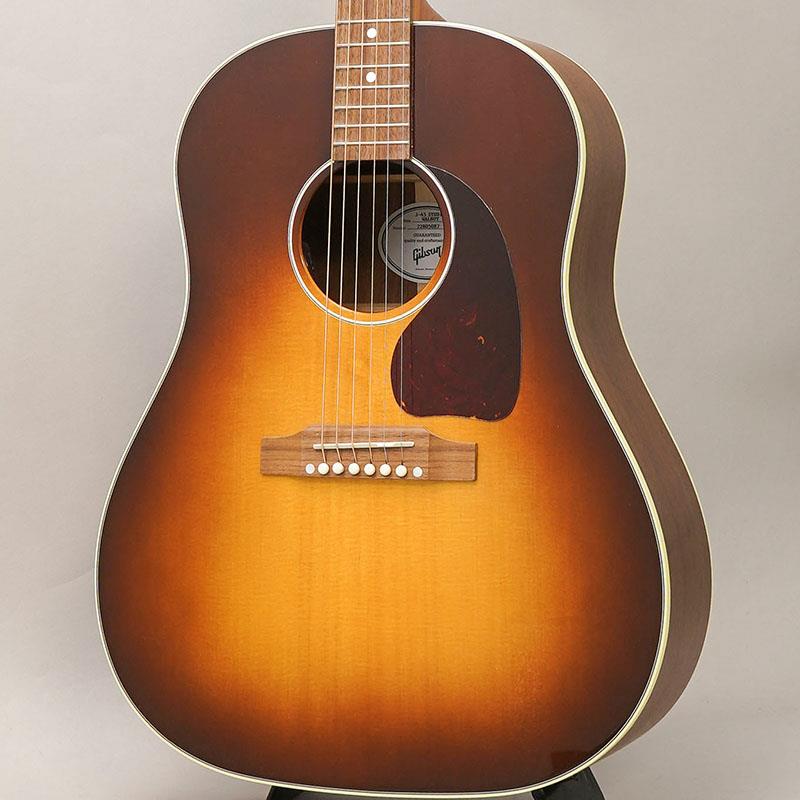 楽器種別：新品Gibson/Round Shoulder 商品一覧＞＞Gibson/新品 商品一覧＞＞アコースティック・エレアコギター【180，000円〜345，000円】 商品一覧＞＞エレアコギター/Gibson 商品一覧＞＞アコギ買うなら、当店で！出荷前の検品・調整はもちろん、丁寧梱包でお届けします！Gibson J-45 Studio Walnut （Walnut Burst） ギブソン商品説明ウォルナット単板によるバック/サイド、シトカスプルーストップのニューモデル！薄型ボディ・デザインを採用してきた従来のスタジオ・モデルとは異なり、スタンダードなボディ厚のデザインを採用し温かみのあるリッチなトーンを実現しています。ネック部ではユーリー材（utile）によるスムーズで弾きやすいアドバンスト・レスポンス・プロファイルが採用されています。ピックアップには、アンダーサドルタイプのピエゾ・ピックアップであるL.R.Baggs(TM) Element Bronzeを搭載。スタジオ・クオリティのプレイをいつでもどこでもお楽しみいただけます。ハードシェルケースが付属となります。商品詳細Body Style:Round ShoulderBody Shape:J-45Body Material:WalnutTop:Sitka SpruceBack:WalnutSide:WalnutBracing:Traditional Hand-scalloped X-bracingBinding:Multi-ply Top， Single-ply BackBody Finish:Satin Nitrocellulose LacquerNeck Profile:Advanced ResponseScale Length:628.65 mm / 24.75 inFingerboard Material:WalnutFingerboard Radius:406.4 mm / 16 inFret Count:20Frets:StandardNut Material:TusqNut Width:43.815 mm / 1.725 inInlays:Mother-of-pearl DotJoint:Compound Dovetail Neck-to-body， Hot Hide GlueBridge:Belly-up， WalnutSaddle Material:TusqTuning Machines:Grover RotomaticPickguard:Tear Drop with Beveled Edge， TortoiseTrussRod:AdjustableTruss Rod Cover:Black Bell， StudioBridge Pins:TusqUnder Saddle Pickup:L.R. Baggs Element BronzeControls:Soundhole-mounted VolumeOutput Jack:1/4 EndpinPreamp:L.R. Baggs Element BronzeStrings Gauge:.012， .016， .024， .032， .042， .053Case:Modern Hardshellイケベカテゴリ_アコースティック・エレアコギター_エレアコギター_Gibson_Round Shoulder_新品 SW_Gibson_新品 JAN:4570156008534 登録日:2025/12/25 エレアコ ギブソン ぎぶそん