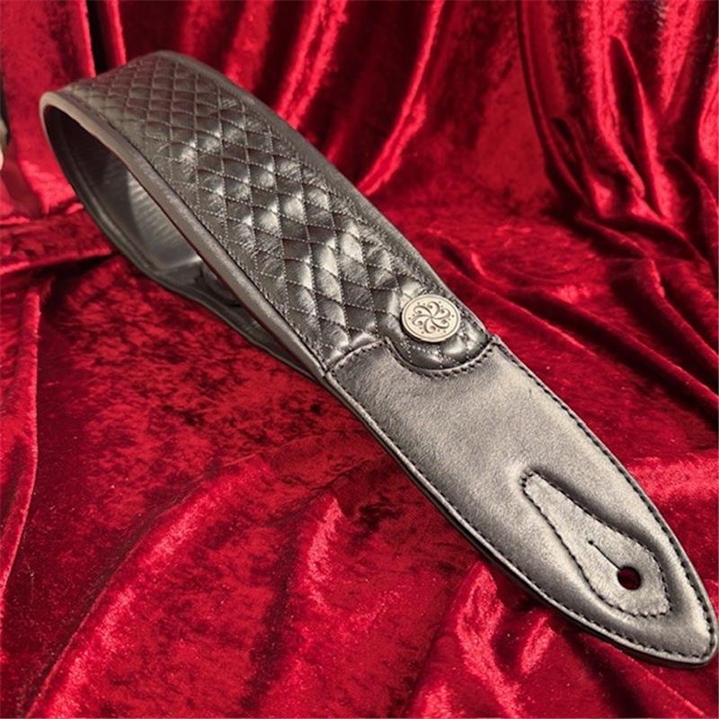 楽器種別：新品Darkglass Electronics/新品 商品一覧＞＞その他楽器【10，000円〜30，000円】 商品一覧＞＞その他楽器/Darkglass Electronics 商品一覧＞＞品揃え豊富な当店なら弦、パーツ、ケーブルなどのアクセサリーがまとめて揃います！Darkglass Electronics Hydra Scale Leather Strap商品説明フィンランド発のベース用アンプ/エフェクターメーカー「Darkglass Electronics」のロゴ入りの革製ストラップ。イケベカテゴリ_その他楽器_その他楽器_Darkglass Electronics_新品 SW_Darkglass Electronics_新品 JAN:6430054580717 登録日:2025/08/16 ダークグラス ストラップ